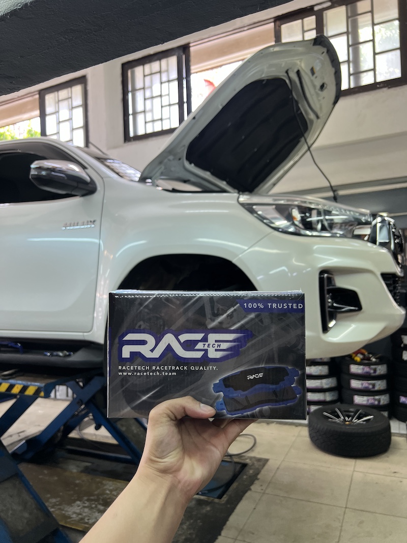 Revo Rocco คันนี้...เบรกมั่นใจกว่าที่เคย!  เจ้าของรถกระบะสายลุยอย่าง Toyota Revo Rocco ที่ต้องการเบรกที่ไว้ใจได้ในทุกสถานการณ์ ไม่ว่าจะเป็นการขับในเมืองหรือเดินทางไกล... เราจัดชุดอัปเกรดเพื่อความปลอดภัยที่เหนือกว่า! เปลี่ยนผ้าเบรก Racetech พร้อมบริการเจียรจานเบรกใหม่ ทำไมต้องเลือกผ้าเบรก Racetech?  ทนความร้อนสูงถึง 650°C: เบรกหนักแค่ไหนก็ไม่เฟด ทำให้มั่นใจได้ทุกครั้งที่เหยียบ  แรงเบรกหนึบ มั่นใจ: ให้ประสิทธิภาพการหยุดรถที่เหนือกว่า OEM ช่วยให้คุณควบคุมรถได้ดั่งใจ  ปลอดภัยกว่าในทุกสถานการณ์: เพิ่มความมั่นใจในการขับขี่ ไม่ว่าจะเป็นการขับในเมืองหรือเดินทางไกล สิ่งที่จะได้รับจากเรา: ผ้าเบรก Racetech คุณภาพสูง บริการเจียรจานเบรก: เพื่อให้หน้าสัมผัสเรียบเนียน ผ้าเบรกทำงานได้เต็มประสิทธิภาพ ติดตั้งโดยทีมช่างผู้เชี่ยวชาญ: ใส่ใจในทุกขั้นตอน เพื่อความปลอดภัยสูงสุด  อย่ารอให้เบรกไม่มั่นใจ! แวะมาอัปเกรดความปลอดภัยให้รถของคุณได้แล้ววันนี้  สอบถามข้อมูลเพิ่มเติม หรือนัดหมายเข้ารับบริการ ️ : 08-6569-1915 ️ : 08-6544-5963  Line id : @88rw  Location : https://goo.gl/maps/HrNUAZXPN94KvxZ98  Facebook : https://www.facebook.com/88rwtire #Toyota #Revo #Rocco #Racetech #ผ้าเบรก #เบรก #ยางเจริญรุ่งเรือง #นนทบุรี #งามวงศ์วาน #ยางรถยนต์นนทบุรี #ช่วงล่างรถยนต์ #โช้คอัพรถยนต์