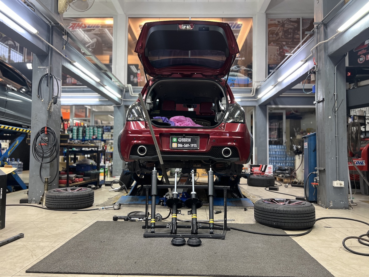 Suzuki Swift | อัปเกรดโช้คอัพ Monroe OE Spectrum | คืนความนุ่มนวล มั่นคง - ยางเจริญรุ่งเรือง นนทบุรี ติดตั้งโช้คอัพ Monroe OE Spectrum พร้อมอะไหล่ส่วนควบใหม่ทั้งหมด สิ่งที่จะได้รับหลังจากติดตั้ง: ฟีลลิ่งแบบรถยุโรป: โช้คอัพ Monroe OE Spectrum ให้ความ นุ่มนวล และยืดหยุ่นสูง ขับสบายในทุกสภาพถนน ไร้กังวลเรื่องเสียง: เทคโนโลยี ICV ช่วยลดแรงสั่นสะเทือนและเสียงรบกวนในห้องโดยสาร ทำให้การขับขี่เงียบขึ้น ทนทานกว่าเดิม: ผลิตด้วยวัสดุคุณภาพสูง ทนทานต่อการใช้งาน และยืดอายุการใช้งานของช่วงล่าง ความมั่นคงที่เพิ่มขึ้น: รถทรงตัวได้นิ่งขึ้น ลดอาการโคลงเคลง เข้าโค้งมั่นใจ เหมาะสำหรับใคร? เจ้าของ Suzuki Swift ที่ต้องการความสบายในการขับขี่ประจำวัน ผู้ที่ต้องการอัปเกรดช่วงล่างให้มีความมั่นคง ปลอดภัย และนุ่มนวลยิ่งขึ้น  สำหรับเจ้าของ Swift ที่อยากได้ฟีลลิ่งขับขี่ที่สบายขึ้น แต่มั่นใจกว่าเดิม Monroe OE Spectrum คือคำตอบ!  สอบถามข้อมูลเพิ่มเติม หรือนัดหมายเข้ารับบริการ  ️ : 08-6569-1915  ️ : 08-6544-5963   Line id : @88rw   Location : https://goo.gl/maps/HrNUAZXPN94KvxZ98   Facebook : https://www.facebook.com/88rwtire #Suzuki #Swift #Monroe #OESpectrum #โช้คอัพ #ช่วงล่าง #ยางเจริญรุ่งเรือง #นนทบุรี #งามวงศ์วาน #ช่วงล่างรถยนต์ #โช้คอัพรถยนต์