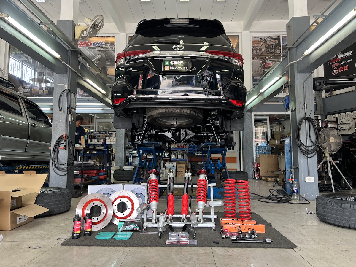 เมื่อ Toyota Fortuner Legender เข้ามาที่ร้านยางเจริญรุ่งเรือง เราจัดเต็มชุดใหญ่เพื่อความปลอดภัยและสมรรถนะขั้นสุด! งานนี้จัดเต็มชุดใหญ่เพื่อสมรรถนะสูงสุด! ช่วงล่างเหนือระดับ: ติดตั้ง โช้คอัพ YSS X-PERT ตัวท็อป พร้อม สปริง YSS Performance Fullset เพื่อการขับขี่ที่นุ่มนวลแต่ยังคงความหนึบแน่น และมั่นใจทุกสถานการณ์ ระบบบังคับเลี้ยวสมบูรณ์แบบ: เปลี่ยนลูกหมากชุดใหญ่ของ ตอง 5 ญี่ปุ่นแท้ ทั้งลูกแร็ค ลูกหมากคันชัก ลูกหมากปีกนกล่าง และลูกหมากกันโคลง เพื่อการควบคุมที่แม่นยำและปลอดภัย อัปเกรดระบบเบรก: ติดตั้ง ผ้าเบรก Nexzter PRO SPEC คู่กับ จานเบรก TRW XPS ที่ให้แรงเบรกสูง ทนความร้อนเยี่ยม และมั่นใจในทุกจังหวะเบรก สิ่งที่ลูกค้าจะได้รับ: + ความปลอดภัยขั้นสุด: ระบบช่วงล่างและเบรกที่ทำงานร่วมกันอย่างสมบูรณ์แบบ + ฟีลลิ่งการขับขี่ที่ดีขึ้น: รถนุ่มนวลขึ้น, เกาะถนนดีขึ้น, เข้าโค้งได้อย่างมั่นใจ + จบครบในที่เดียว: ทีมช่างผู้เชี่ยวชาญดูแลการติดตั้งอย่างพิถีพิถัน พร้อมบริการตั้งศูนย์ด้วยเครื่องมือที่ทันสมัย เหมาะสำหรับใคร? + ลูกค้าที่ต้องการยกระดับ Performance ให้ดีที่สุดในทุกด้าน + ผู้ที่ให้ความสำคัญกับความปลอดภัยและสมรรถนะของรถเป็นอันดับแรก ยกระดับรถคุณให้เหนือกว่าใคร ด้วยบริการติดตั้งชุดใหญ่จาก #ยางเจริญรุ่งเรือง สอบถามข้อมูลเพิ่มเติม หรือนัดหมายเข้ารับบริการ ️ : 08-6569-1915 ️ : 08-6544-5963 Line id : @88rw Location : https://goo.gl/maps/HrNUAZXPN94KvxZ98 Facebook : https://www.facebook.com/88rwtire #Toyota #Fortuner #Legender #FortunerLegender #YSS #YSSSuspension #โช้คอัพ #ลูกหมาก #Nexzter #TRW #เบรก #ช่วงล่าง #ยางเจริญรุ่งเรือง #นนทบุรี #งามวงศ์วาน เมื่อ Toyota Fortuner Legender เข้ามาที่ร้านยางเจริญรุ่งเรือง เราจัดเต็มชุดใหญ่เพื่อความปลอดภัยและสมรรถนะขั้นสุด! งานนี้จัดเต็มชุดใหญ่เพื่อสมรรถนะสูงสุด! ช่วงล่างเหนือระดับ: ติดตั้ง โช้คอัพ YSS X-PERT ตัวท็อป พร้อม สปริง YSS Performance Fullset เพื่อการขับขี่ที่นุ่มนวลแต่ยังคงความหนึบแน่น และมั่นใจทุกสถานการณ์ ระบบบังคับเลี้ยวสมบูรณ์แบบ: เปลี่ยนลูกหมากชุดใหญ่ของ ตอง 5 ญี่ปุ่นแท้ ทั้งลูกแร็ค ลูกหมากคันชัก ลูกหมากปีกนกล่าง และลูกหมากกันโคลง เพื่อการควบคุมที่แม่นยำและปลอดภัย อัปเกรดระบบเบรก: ติดตั้ง ผ้าเบรก Nexzter PRO SPEC คู่กับ จานเบรก TRW XPS ที่ให้แรงเบรกสูง ทนความร้อนเยี่ยม และมั่นใจในทุกจังหวะเบรก สิ่งที่ลูกค้าจะได้รับ: + ความปลอดภัยขั้นสุด: ระบบช่วงล่างและเบรกที่ทำงานร่วมกันอย่างสมบูรณ์แบบ + ฟีลลิ่งการขับขี่ที่ดีขึ้น: รถนุ่มนวลขึ้น, เกาะถนนดีขึ้น, เข้าโค้งได้อย่างมั่นใจ + จบครบในที่เดียว: ทีมช่างผู้เชี่ยวชาญดูแลการติดตั้งอย่างพิถีพิถัน พร้อมบริการตั้งศูนย์ด้วยเครื่องมือที่ทันสมัย เหมาะสำหรับใคร? + ลูกค้าที่ต้องการยกระดับ Performance ให้ดีที่สุดในทุกด้าน + ผู้ที่ให้ความสำคัญกับความปลอดภัยและสมรรถนะของรถเป็นอันดับแรก ยกระดับรถคุณให้เหนือกว่าใคร ด้วยบริการติดตั้งชุดใหญ่จาก #ยางเจริญรุ่งเรือง สอบถามข้อมูลเพิ่มเติม หรือนัดหมายเข้ารับบริการ ️ : 08-6569-1915 ️ : 08-6544-5963 Line id : @88rw Location : https://goo.gl/maps/HrNUAZXPN94KvxZ98 Facebook : https://www.facebook.com/88rwtire #Toyota #Fortuner #Legender #FortunerLegender #YSS #YSSSuspension #โช้คอัพ #ลูกหมาก #Nexzter #TRW #เบรก #ช่วงล่าง #ยางเจริญรุ่งเรือง #นนทบุรี #งามวงศ์วาน