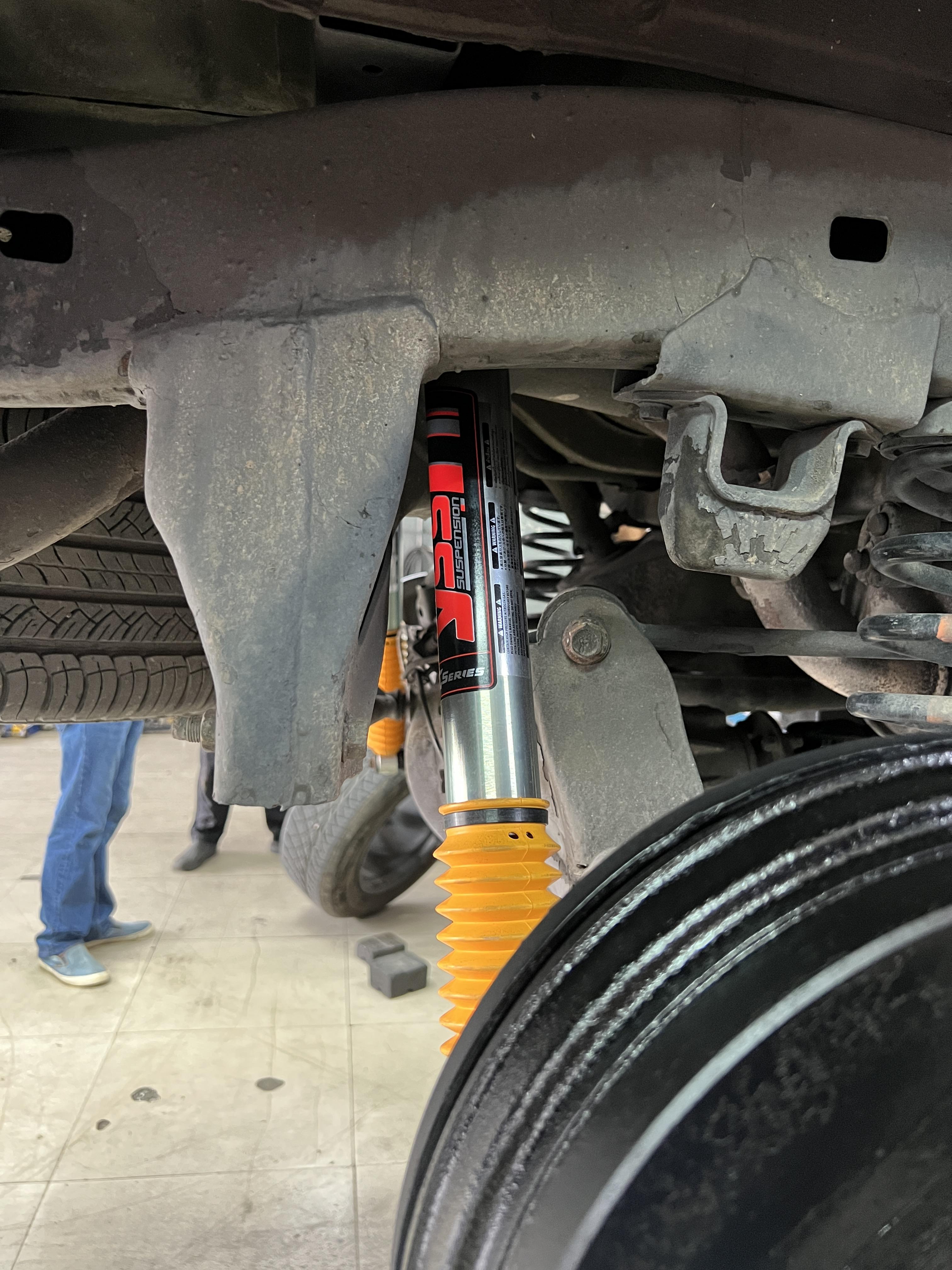 ติดตั้งโช้คอัพ YSS E-Series สำหรับ Toyota Fortuner 2005 ที่ร้านยางเจริญรุ่งเรือง นนทบุรี แทนโช้คเดิมที่ซ่อมไม่คุ้ม อัปเกรดได้ดีกว่าเดิม พร้อมตั้งศูนย์ Hunter 3D ติดตั้งโช้คอัพ YSS E-Series สำหรับ Toyota Fortuner 2005 ที่ร้านยางเจริญรุ่งเรือง นนทบุรี แทนโช้คเดิมที่ซ่อมไม่คุ้ม อัปเกรดได้ดีกว่าเดิม พร้อมตั้งศูนย์ Hunter 3D