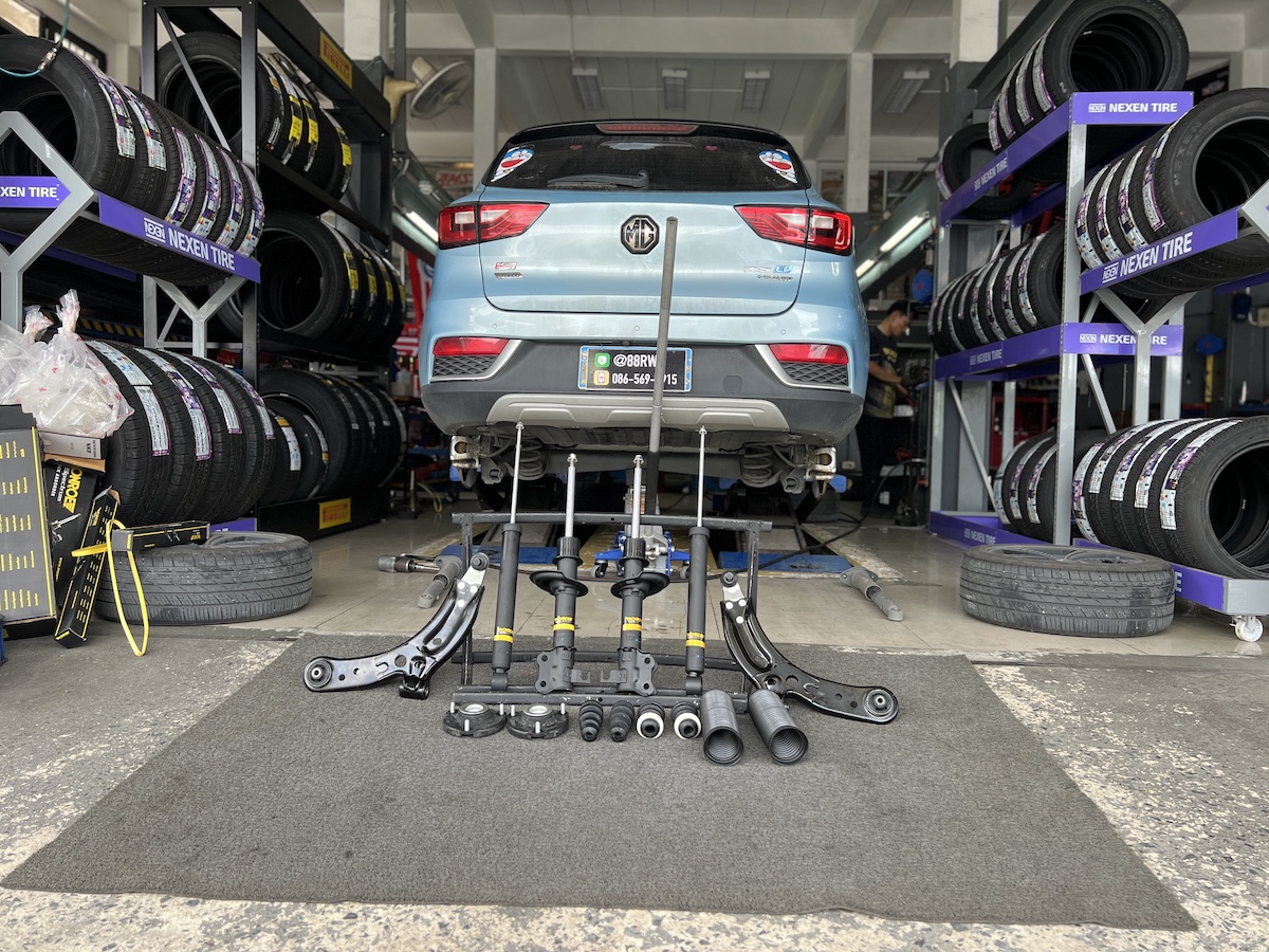 MG ZS EV | โช้คอัพ Monroe OE Spectrum | คืนความนุ่มนวล ลดอาการดีด/โคลง - ยางเจริญรุ่งเรือง นนทบุรี  MG ZS EV คันนี้...อัปเกรดความสบายให้เหนือกว่า!   ใครใช้ MG ZS EV แล้วรู้สึกว่าช่วงล่างยัง แข็งกระด้าง หรือต้องการความนุ่มนวลและมั่นใจที่ลงตัว... ถึงเวลาเปลี่ยนโช้คอัพใหม่ เพื่อความมั่นใจและสบายกว่าที่เคย!  เราขอแนะนำชุดอัปเกรดที่ครบจบในชุดเดียว! ติดตั้งโช้คอัพ Monroe OE Spectrum พร้อมอะไหล่ส่วนควบใหม่ครบชุด  สิ่งที่จะได้รับหลังจากติดตั้ง:  ฟีลลิ่งแบบรถยุโรป: โช้คอัพ Monroe OE Spectrum ให้ความ นุ่มนวล และยืดหยุ่นสูง ขับสบายในทุกสภาพถนน  ไร้กังวลเรื่องเสียง: เทคโนโลยี ICV ช่วยลดแรงสั่นสะเทือนและเสียงรบกวนในห้องโดยสาร ทำให้การขับขี่เงียบขึ้น  ทนทานกว่าเดิม: ผลิตด้วยวัสดุคุณภาพสูง ทนทานต่อการใช้งาน และยืดอายุการใช้งานของช่วงล่าง  ความมั่นคงที่เพิ่มขึ้น: รถทรงตัวได้นิ่งขึ้น ลดอาการโคลงเคลง เข้าโค้งมั่นใจ (สำคัญต่อรถ EV ที่มีน้ำหนักมาก)  เหมาะสำหรับใคร?  เจ้าของ MG ZS EV ที่ต้องการความสบายในการขับขี่ประจำวัน  ผู้ที่ต้องการอัปเกรดช่วงล่างให้มีความมั่นคง ปลอดภัย และนุ่มนวลยิ่งขึ้น   สำหรับเจ้าของ MG ZS EV ที่อยากได้ฟีลลิ่งขับขี่ที่สบายขึ้น แต่มั่นใจกว่าเดิม Monroe OE Spectrum คือคำตอบ!   สอบถามข้อมูลเพิ่มเติม หรือนัดหมายเข้ารับบริการ ️ : 08-6569-1915 ️ : 08-6544-5963  Line id : @88rw  Location : https://goo.gl/maps/HrNUAZXPN94KvxZ98  Facebook : https://www.facebook.com/88rwtire  #MG #MGZSEV #รถEV #Monroe #OESpectrum #โช้คอัพ #ช่วงล่าง #ยางเจริญรุ่งเรือง #นนทบุรี #งามวงศ์วาน #ตั้งศูนย์ #อะไหล่ช่วงล่าง