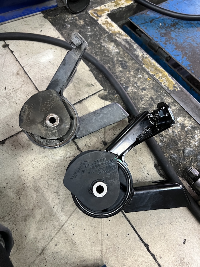 Suzuki Swift 1.2 | โช้ค Monroe OE Spectrum + สปริง YSS Comfort + ยาง Potenza RE005 | จบปัญหาสั่น/ดีด - ยางเจริญรุ่งเรือง นนทบุรี  ใครใช้ Suzuki Swift 1.2 (ปี 2014) แล้วเจอปัญหาครบวงจร ทั้งช่วงล่าง แข็ง/ดีด, รถสั่น เวลาออกตัว, และถึงเวลาเปลี่ยนยางชุดใหม่... เราจัดเต็มชุดฟื้นฟู Performance และ Comfort ให้กลับมาสมบูรณ์แบบแล้วครับ!  เราจัดชุดใหญ่! ฟื้นฟูสมรรถนะและความสบายแบบครบวงจร!  โช้คอัพ Monroe OE Spectrum + สปริง YSS Comfort: ชุด Comfort Hybrid ที่ให้ความ นุ่มนวลสูง ลดอาการดีดของรถเล็กได้อย่างชัดเจน  ยางรองแท่นเครื่องแท้ 3 จุด: แก้ปัญหาอาการ สั่น ของเครื่องยนต์ ให้รถกลับมานิ่งสนิท  ยาง Bridgestone Potenza RE005 (195/55R15): ยางสมรรถนะสูงที่เน้นการ ยึดเกาะถนน และ ความแม่นยำในการขับขี่  จบครบทุกขั้นตอน: ติดตั้งอะไหล่และยางใหม่ทั้งหมด พร้อมบริการ ตั้งศูนย์ (Hunter) ที่แม่นยำ  สิ่งที่จะได้รับหลังจากเข้ารับบริการ:  รถนิ่งสนิท: หายขาดจากอาการสั่นของเครื่องยนต์  ขับสบาย มั่นใจ: ช่วงล่างนุ่มขึ้น แต่เกาะถนนด้วยยาง Potenza ที่ยอดเยี่ยม  ความปลอดภัยเต็มพิกัด: ทุกชิ้นส่วนทำงานสมบูรณ์แบบ 100%   อย่าทนกับอาการสั่น! แวะมาให้เราตรวจเช็กและอัปเกรดความมั่นใจวันนี้ครับ   สอบถามข้อมูลเพิ่มเติม หรือนัดหมายเข้ารับบริการ ️ : 08-6569-1915 ️ : 08-6544-5963  Line id : @88rw  Location : https://goo.gl/maps/HrNUAZXPN94KvxZ98  Facebook : https://www.facebook.com/88rwtire  #Suzuki #Swift #Monroe #YSS #Bridgestone #Potenza #ยางรองแท่นเครื่อง #ช่วงล่าง #โช้คอัพ #ยางเจริญรุ่งเรือง #นนทบุรี #งามวงศ์วาน #ตั้งศูนย์ #ร้านซ่อมช่วงล่างดีๆใกล้ฉัน