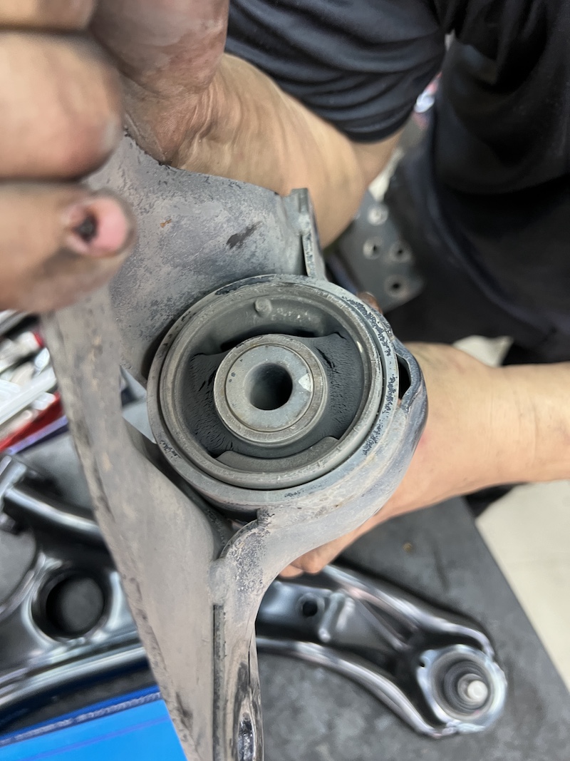 Honda Jazz GE | ซ่อมแร็คพวงมาลัย + เปลี่ยนปีกนกล่างแท้/ลูกหมาก 555 | คืนความแม่นยำ - ยางเจริญรุ่งเรือง นนทบุรี Jazz GE คันนี้...จบครบทุกปัญหาพวงมาลัยและช่วงล่าง! ใครใช้ Honda Jazz GE แล้วเจอปัญหาหนัก ทั้งอาการ พวงมาลัยหลวม, มีเสียงดัง กุกกัก เวลาเลี้ยว หรือ ท้ายรถดีด... ถึงเวลาฟื้นฟูระบบบังคับเลี้ยวและช่วงล่างให้กลับมานิ่งและแม่นยำเหมือนรถใหม่แล้วครับ! เราจัดเต็มชุดฟื้นฟูช่วงล่างและระบบบังคับเลี้ยวระดับพรีเมียม! ซ่อมแร็คพวงมาลัย: แก้ปัญหาอาการหลวม/เสียงดังที่แร็ค ให้พวงมาลัยกลับมาคมชัด นิ่งสนิท ปีกนกล่างแท้: เปลี่ยนเพื่อคืนความแม่นยำและความสมบูรณ์แบบของช่วงล่าง ลูกหมากชุดใหญ่ (ตอง 5 ญี่ปุ่นแท้): เปลี่ยนทั้ง ลูกหมากแร็ค และลูกหมากคันชัก ที่ "แน่น เหนียว ทนทาน" คืนความมั่นใจในการควบคุม บู้ชคานหลัง: เปลี่ยนใหม่เพื่อ แก้ปัญหาท้ายดีด และลดความกระด้างจากด้านหลัง สิ่งที่จะได้รับหลังจากเข้ารับบริการ: พวงมาลัยนิ่งสนิท: หายขาดจากอาการหลวม/เสียงดัง ทำให้การควบคุมรถแม่นยำกว่าเดิม ช่วงล่างแน่น มั่นคง: ท้ายรถไม่ดีด ไม่โคลงเคลง ขับขี่ได้อย่างมั่นใจ อะไหล่คุณภาพพรีเมียม: ใช้ปีกนกล่างแท้เบิกศูนย์ และลูกหมากญี่ปุ่นแท้ (ตอง 5) ที่วางใจได้ จบครบในที่เดียว: ติดตั้ง Setup และตั้งศูนย์โดยทีมช่างผู้เชี่ยวชาญ เหมาะสำหรับใคร? เจ้าของ Jazz GE ที่ต้องการฟื้นฟูระบบบังคับเลี้ยวและช่วงล่างให้สมบูรณ์แบบ ผู้ที่ต้องการความปลอดภัยสูงสุดและฟีลลิ่งการขับขี่ที่แม่นยำในระยะยาว อย่าปล่อยให้พวงมาลัยมีปัญหา! แวะมาตรวจเช็กกับผู้เชี่ยวชาญวันนี้ครับ สอบถามข้อมูลเพิ่มเติม หรือนัดหมายเข้ารับบริการ ️ : 08-6569-1915 ️ : 08-6544-5963 Line id : @88rw Location : https://goo.gl/maps/HrNUAZXPN94KvxZ98 Facebook : https://www.facebook.com/88rwtire #Honda #Jazz #JazzGE #ลูกหมาก555 #ซ่อมแร็ค #ปีกนกล่าง #บู้ชคานหลัง #ช่วงล่าง #ยางเจริญรุ่งเรือง #นนทบุรี #งามวงศ์วาน #ตั้งศูนย์ #อะไหล่ช่วงล่าง Honda Jazz GE | ซ่อมแร็คพวงมาลัย + เปลี่ยนปีกนกล่างแท้/ลูกหมาก 555 | คืนความแม่นยำ - ยางเจริญรุ่งเรือง นนทบุรี Jazz GE คันนี้...จบครบทุกปัญหาพวงมาลัยและช่วงล่าง! ใครใช้ Honda Jazz GE แล้วเจอปัญหาหนัก ทั้งอาการ พวงมาลัยหลวม, มีเสียงดัง กุกกัก เวลาเลี้ยว หรือ ท้ายรถดีด... ถึงเวลาฟื้นฟูระบบบังคับเลี้ยวและช่วงล่างให้กลับมานิ่งและแม่นยำเหมือนรถใหม่แล้วครับ! เราจัดเต็มชุดฟื้นฟูช่วงล่างและระบบบังคับเลี้ยวระดับพรีเมียม! ซ่อมแร็คพวงมาลัย: แก้ปัญหาอาการหลวม/เสียงดังที่แร็ค ให้พวงมาลัยกลับมาคมชัด นิ่งสนิท ปีกนกล่างแท้: เปลี่ยนเพื่อคืนความแม่นยำและความสมบูรณ์แบบของช่วงล่าง ลูกหมากชุดใหญ่ (ตอง 5 ญี่ปุ่นแท้): เปลี่ยนทั้ง ลูกหมากแร็ค และลูกหมากคันชัก ที่ "แน่น เหนียว ทนทาน" คืนความมั่นใจในการควบคุม บู้ชคานหลัง: เปลี่ยนใหม่เพื่อ แก้ปัญหาท้ายดีด และลดความกระด้างจากด้านหลัง สิ่งที่จะได้รับหลังจากเข้ารับบริการ: พวงมาลัยนิ่งสนิท: หายขาดจากอาการหลวม/เสียงดัง ทำให้การควบคุมรถแม่นยำกว่าเดิม ช่วงล่างแน่น มั่นคง: ท้ายรถไม่ดีด ไม่โคลงเคลง ขับขี่ได้อย่างมั่นใจ อะไหล่คุณภาพพรีเมียม: ใช้ปีกนกล่างแท้เบิกศูนย์ และลูกหมากญี่ปุ่นแท้ (ตอง 5) ที่วางใจได้ จบครบในที่เดียว: ติดตั้ง Setup และตั้งศูนย์โดยทีมช่างผู้เชี่ยวชาญ เหมาะสำหรับใคร? เจ้าของ Jazz GE ที่ต้องการฟื้นฟูระบบบังคับเลี้ยวและช่วงล่างให้สมบูรณ์แบบ ผู้ที่ต้องการความปลอดภัยสูงสุดและฟีลลิ่งการขับขี่ที่แม่นยำในระยะยาว อย่าปล่อยให้พวงมาลัยมีปัญหา! แวะมาตรวจเช็กกับผู้เชี่ยวชาญวันนี้ครับ สอบถามข้อมูลเพิ่มเติม หรือนัดหมายเข้ารับบริการ ️ : 08-6569-1915 ️ : 08-6544-5963 Line id : @88rw Location : https://goo.gl/maps/HrNUAZXPN94KvxZ98 Facebook : https://www.facebook.com/88rwtire #Honda #Jazz #JazzGE #ลูกหมาก555 #ซ่อมแร็ค #ปีกนกล่าง #บู้ชคานหลัง #ช่วงล่าง #ยางเจริญรุ่งเรือง #นนทบุรี #งามวงศ์วาน #ตั้งศูนย์ #อะไหล่ช่วงล่าง