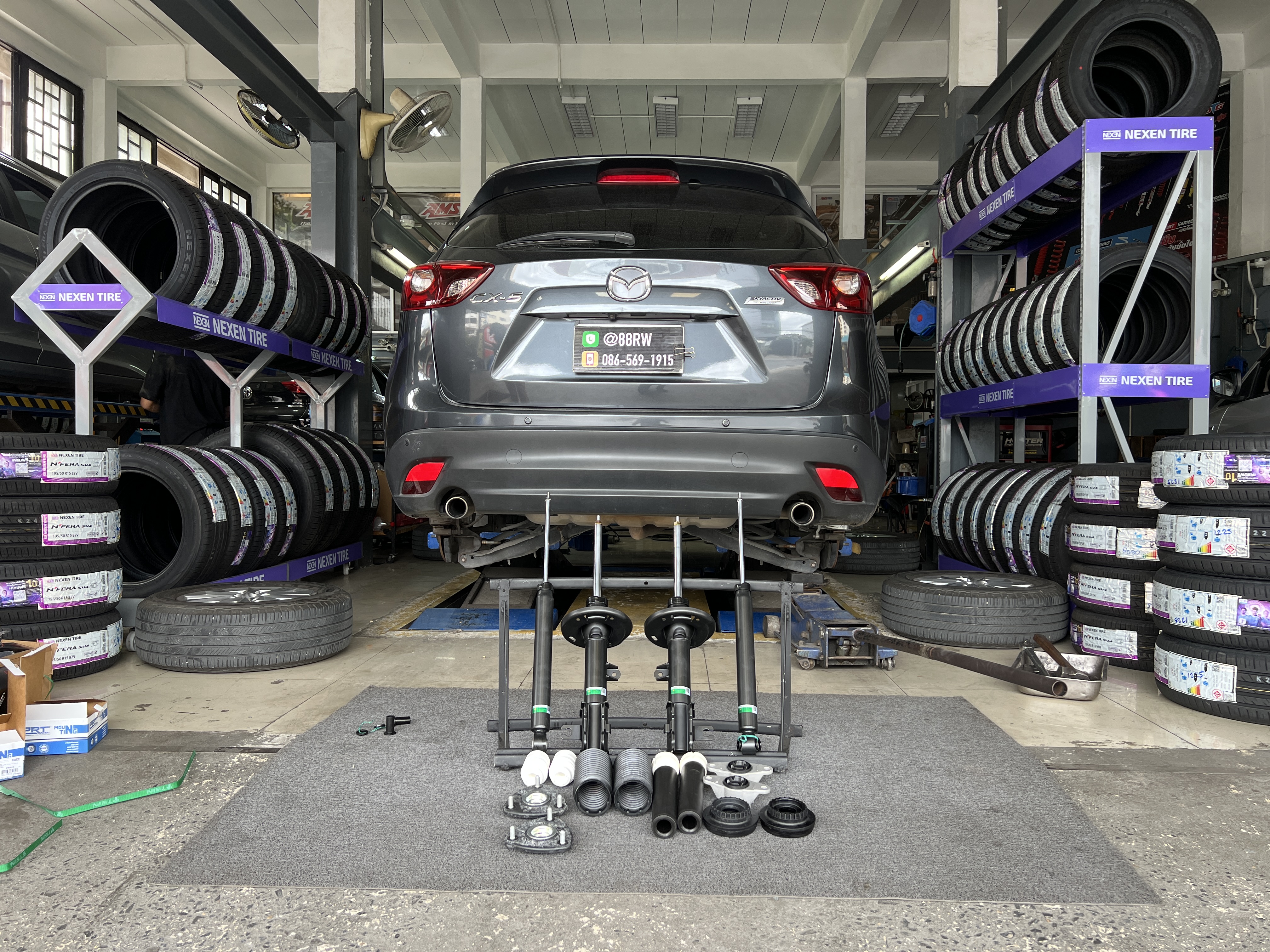 MAZDA CX5 KE เปลี่ยนโช้คอัพใช้งานแทนชุดเก่าเดิม ต้องการโช้คอัพแบบนุ่มนวล นั่งสบาย ลดอาการย้วย  [+] TEIN ENDURA PRO BASIC พร้อมบริการอะไหล่ส่วนควบครบ  สอบถามข้อมูลเพิ่มเติม หรือนัดหมายเข้ารับบริการ ️ : 08-6569-1915 ️ : 08-6544-5963 Line id : @88rw Facebook : https://www.facebook.com/88rwtire Location : https://goo.gl/maps/HrNUAZXPN94KvxZ98  #teinprobasic #MazdaCX5 #ยางรถยนต์นนทบุรี #ช่วงล่างรถยนต์ #โช้คอัพรถยนต์