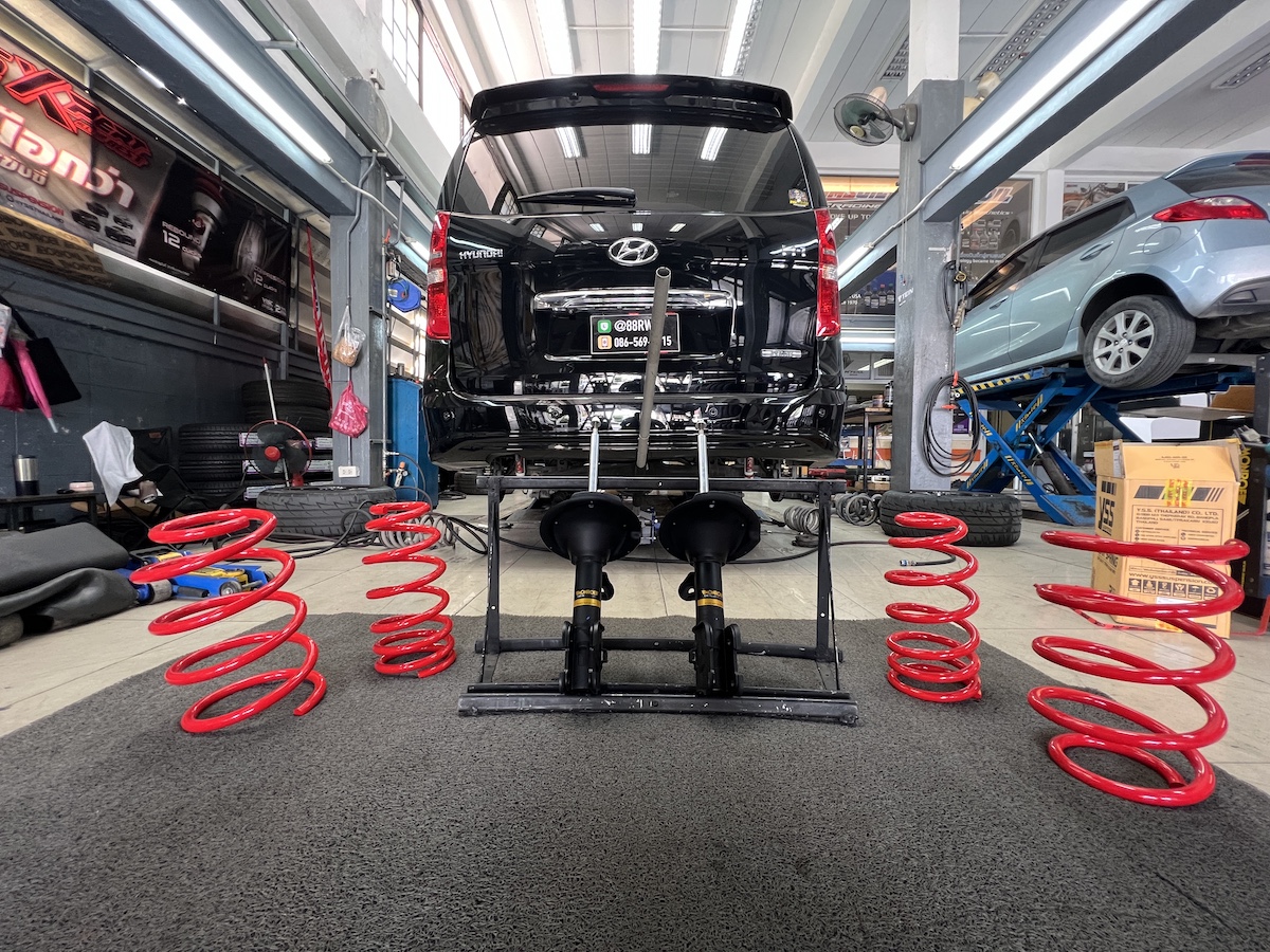Hyundai H1 | อัปเกรดช่วงล่างชุดใหญ่ Monroe OE Spectrum + สปริง YSS | จบปัญหาโคลงเคลง - ยางเจริญรุ่งเรือง นนทบุรี  Hyundai H1 คันนี้...ชุด Hybrid Set สมบูรณ์แบบ! นุ่มสบายทั้งคัน!   ขอบคุณลูกค้า H1 ที่ไว้วางใจในร้านยางเจริญรุ่งเรือง! ลูกค้าเคยติดตั้ง YSS DTG Plus คู่หลัง ไปแล้ว วันนี้กลับมา จบชุดใหญ่ ด้วยการอัปเกรดช่วงล่างด้านหน้าและสปริงให้สมบูรณ์แบบ!  เราจัดชุดอัปเกรด Hybrid Set เพื่อความสมบูรณ์แบบ:  คู่หน้า Monroe OE Spectrum: เน้นความ นุ่มนวล สบายสไตล์รถยุโรป ลดแรงสั่นสะเทือนในห้องโดยสาร  คู่หลัง YSS DTG Plus (เดิม): ทำงานร่วมกับชุดหน้าเพื่อความหนึบแน่นที่ปรับได้  สปริง YSS Performance (หน้า/หลัง): สปริงที่ถูกออกแบบมาเพื่อ บาลานซ์น้ำหนักรถตู้ ช่วยลดอาการโยนตัวของรถได้อย่างมีประสิทธิภาพ  สิ่งที่จะได้รับหลังจากเข้ารับบริการ:  ความนิ่งและสบายเต็มพิกัด: รถโคลงเคลงน้อยลง ผู้โดยสารนั่งสบายยิ่งขึ้นอย่างชัดเจน  ควบคุมแม่นยำ: การผสานชุดโช้คอัพที่ลงตัว ช่วยให้พวงมาลัยตอบสนองดีขึ้น  อะไหล่คุณภาพพรีเมียม: มั่นใจในคุณภาพของแบรนด์ Monroe และ YSS  จบครบในที่เดียว: ติดตั้ง Setup และตั้งศูนย์โดยทีมช่างผู้เชี่ยวชาญ  เหมาะสำหรับใคร?  เจ้าของ H1 ที่ต้องการความสบายของผู้โดยสารเป็นหลัก  ผู้ที่ต้องการจบปัญหาช่วงล่างโคลงเคลงให้สมบูรณ์แบบที่สุด   ยกระดับรถตู้ของคุณให้ขับขี่ปลอดภัยและสบายที่สุด! นัดหมายเข้ารับบริการได้เลยครับ   สอบถามข้อมูลเพิ่มเติม หรือนัดหมายเข้ารับบริการ ️ : 08-6569-1915 ️ : 08-6544-5963  Line id : @88rw  Location : https://goo.gl/maps/HrNUAZXPN94KvxZ98  Facebook : https://www.facebook.com/88rwtire  #Hyundai #H1 #รถตู้ #Monroe #YSS #DTGPlus #YSSPerformance #โช้คอัพ #ช่วงล่าง #ยางเจริญรุ่งเรือง #นนทบุรี #งามวงศ์วาน #ตั้งศูนย์ #อะไหล่ช่วงล่าง