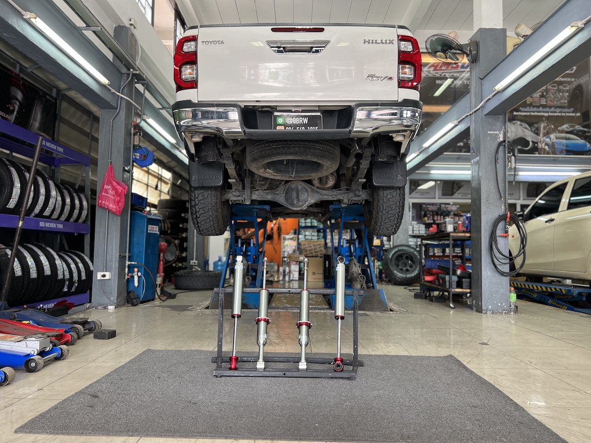 Toyota Revo Prerunner ที่ต้องการช่วงล่างที่ หนึบแน่น คุมรถอยู่หมัด และพร้อมซิ่งทุกเส้นทาง... ถึงเวลาเปลี่ยนมาใช้โช้คอัพที่สายลุยสายแต่งไว้วางใจ! ติดตั้งโช้คอัพ Profender Monotube 2.0 สิ่งที่จะได้รับหลังจากติดตั้ง: สมรรถนะที่เหนือกว่า: ด้วยระบบ Monotube (กระบอกเดียว) ให้การตอบสนองที่รวดเร็วและคงที่ ไม่เกิดอาการเฟดง่าย แข็งแรงทนทาน: กระบอกใหญ่ถึง 60 มม. และลูกสูบ 46 มม. ช่วยลดอาการ โคลงและโยนย้วย ของรถได้อย่างดีเยี่ยม ปรับความสูง-ต่ำได้: โช้คอัพคู่หน้าเป็นแบบสตรัทปรับเกลียว สามารถปรับความสูง-ต่ำได้สูงสุดถึง 2 นิ้ว ตามสไตล์ที่ต้องการ คุ้มค่าระยะยาว: โช้คอัพสามารถเปิดซ่อมบำรุงได้ตลอดอายุการใช้งาน เหมาะสำหรับใคร? เจ้าของ Revo ที่เน้นการขับขี่ที่ความเร็วสูง ผู้ที่ต้องการช่วงล่างที่ หนึบ ไม่แข็งกระด้าง และต้องการอัปเกรดเพื่อความสวยงาม  ยกระดับรถกระบะของคุณให้ขับสนุกและมั่นใจยิ่งขึ้นด้วย Profender Monotube 2.0!  สอบถามข้อมูลเพิ่มเติม หรือนัดหมายเข้ารับบริการ ️ : 08-6569-1915 ️ : 08-6544-5963  Line id : @88rw  Location : https://goo.gl/maps/HrNUAZXPN94KvxZ98  Facebook : https://www.facebook.com/88rwtire #Toyota #Revo #Prerunner #Profender #Monotube2.0 #โช้คอัพ #ช่วงล่าง #ยางเจริญรุ่งเรือง #นนทบุรี #งามวงศ์วาน