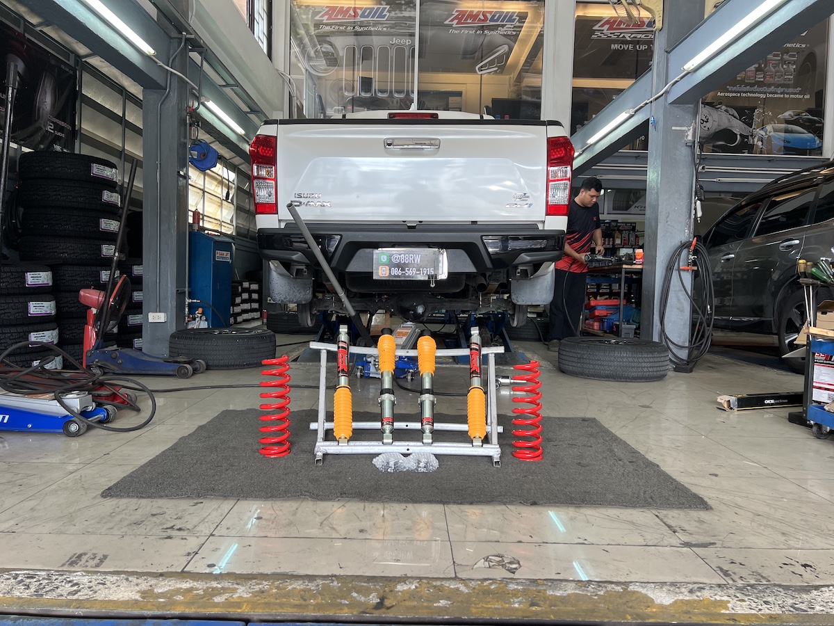 Isuzu D-Max V-Cross | โช้คอัพ YSS E-Series + สปริง Performance | หนึบ...ขับสบาย ทรงตัวดีเยี่ยม - ยางเจริญรุ่งเรือง Isuzu D-Max V-Cross คันนี้...อัปเกรดความแกร่งสู่ความสบาย! เจ้าของ D-Max V-Cross ที่ต้องการให้รถพร้อมลุยทุกสถานการณ์ แต่ยังคงความนุ่มนวลและมั่นใจในการขับขี่ที่มากกว่าเดิม... ถึงเวลาเปลี่ยนมาใช้ชุดอัปเกรดที่ครบจบเพื่อสมรรถนะที่ลงตัวแล้วครับ! ติดตั้งโช้คอัพ YSS E-Series Full Set พร้อมสปริง YSS Performance สิ่งที่จะได้รับหลังจากติดตั้ง: หนึบ...ขับสบาย: โช้คอัพ YSS E-Series (Monotube) พร้อมเทคโนโลยี VVSC ช่วยให้รถนุ่มนวลเมื่อขับช้า และหนึบแน่นเมื่อใช้ความเร็ว ลดอาการโคลงเคลง: สปริง YSS Performance ถูกออกแบบมาเพื่อบาลานซ์น้ำหนักรถกระบะได้อย่างมีประสิทธิภาพ ลดอาการโยนตัวของรถ ทนทานคุ้มค่าระยะยาว: โช้คอัพ Monotube ทำงานได้อย่างเสถียร ระบายความร้อนได้ดี จบครบทุกปัญหา: ติดตั้งโดยทีมช่างผู้เชี่ยวชาญ พร้อมบริการตั้งศูนย์ด้วยเครื่องมือที่ทันสมัยที่สุด เหมาะสำหรับใคร? เจ้าของ D-Max V-Cross ที่เน้นการใช้งานแบบลุยและเดินทางไกล ผู้ที่ต้องการยกระดับ Performance ให้ดีกว่าโช้คเดิมติดรถอย่างชัดเจน เปลี่ยนรถคุณให้ขับขี่สนุกและปลอดภัยกว่าเดิม! นัดหมายเข้ารับบริการได้เลยครับ สอบถามข้อมูลเพิ่มเติม หรือนัดหมายเข้ารับบริการ ️ : 08-6569-1915 ️ : 08-6544-5963 Line id : @88rw Location : https://goo.gl/maps/HrNUAZXPN94KvxZ98 Facebook : https://www.facebook.com/88rwtire #Isuzu #Dmax #Vcross #YSS #YSSSuspension #ESeries #YSSPerformance #โช้คอัพ #ช่วงล่าง #ยางเจริญรุ่งเรือง #นนทบุรี #งามวงศ์วาน #ตั้งศูนย์ Isuzu D-Max V-Cross | โช้คอัพ YSS E-Series + สปริง Performance | หนึบ...ขับสบาย ทรงตัวดีเยี่ยม - ยางเจริญรุ่งเรือง Isuzu D-Max V-Cross คันนี้...อัปเกรดความแกร่งสู่ความสบาย! เจ้าของ D-Max V-Cross ที่ต้องการให้รถพร้อมลุยทุกสถานการณ์ แต่ยังคงความนุ่มนวลและมั่นใจในการขับขี่ที่มากกว่าเดิม... ถึงเวลาเปลี่ยนมาใช้ชุดอัปเกรดที่ครบจบเพื่อสมรรถนะที่ลงตัวแล้วครับ! ติดตั้งโช้คอัพ YSS E-Series Full Set พร้อมสปริง YSS Performance สิ่งที่จะได้รับหลังจากติดตั้ง: หนึบ...ขับสบาย: โช้คอัพ YSS E-Series (Monotube) พร้อมเทคโนโลยี VVSC ช่วยให้รถนุ่มนวลเมื่อขับช้า และหนึบแน่นเมื่อใช้ความเร็ว ลดอาการโคลงเคลง: สปริง YSS Performance ถูกออกแบบมาเพื่อบาลานซ์น้ำหนักรถกระบะได้อย่างมีประสิทธิภาพ ลดอาการโยนตัวของรถ ทนทานคุ้มค่าระยะยาว: โช้คอัพ Monotube ทำงานได้อย่างเสถียร ระบายความร้อนได้ดี จบครบทุกปัญหา: ติดตั้งโดยทีมช่างผู้เชี่ยวชาญ พร้อมบริการตั้งศูนย์ด้วยเครื่องมือที่ทันสมัยที่สุด เหมาะสำหรับใคร? เจ้าของ D-Max V-Cross ที่เน้นการใช้งานแบบลุยและเดินทางไกล ผู้ที่ต้องการยกระดับ Performance ให้ดีกว่าโช้คเดิมติดรถอย่างชัดเจน เปลี่ยนรถคุณให้ขับขี่สนุกและปลอดภัยกว่าเดิม! นัดหมายเข้ารับบริการได้เลยครับ สอบถามข้อมูลเพิ่มเติม หรือนัดหมายเข้ารับบริการ ️ : 08-6569-1915 ️ : 08-6544-5963 Line id : @88rw Location : https://goo.gl/maps/HrNUAZXPN94KvxZ98 Facebook : https://www.facebook.com/88rwtire #Isuzu #Dmax #Vcross #YSS #YSSSuspension #ESeries #YSSPerformance #โช้คอัพ #ช่วงล่าง #ยางเจริญรุ่งเรือง #นนทบุรี #งามวงศ์วาน #ตั้งศูนย์