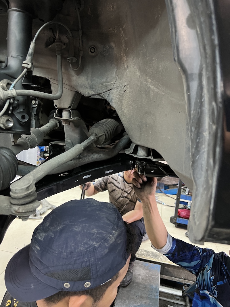 Honda Freed | โช้คอัพ Monroe OE Spectrum + บู้ชคานหลัง | ฟื้นฟูช่วงล่าง นุ่มนวลระดับครอบครัว - ยางเจริญรุ่งเรือง นนทบุรี Honda Freed คันนี้...จบทุกปัญหา! คืนความนุ่มสบายให้รถครอบครัว! ใครใช้ Honda Freed แล้วรู้สึกว่ารถมีอาการ กระด้าง, โยนตัวมาก, หรือมีเสียงดัง "ตึงตัง" จากช่วงล่างด้านหลัง... ถึงเวลาเปลี่ยนชุดใหญ่ให้รถคุณกลับมานุ่มนวลและปลอดภัยกว่าเดิมแล้วครับ! เราจัดเต็มชุดฟื้นฟูช่วงล่างระดับพรีเมียม! โช้คอัพ Monroe OE Spectrum: คืนความ นุ่มนวล สบายสไตล์รถยุโรป ขับขี่มั่นใจกว่าเดิม บู้ชคานหลังตรงรุ่น: เปลี่ยนใหม่พร้อมบริการอัดและติดตั้งอย่างมืออาชีพ แก้ปัญหาเสียงดังและอาการท้ายดีด ปีกนกล่างแท้เบิกศูนย์: เปลี่ยนเพื่อคืนความแข็งแรงและความแม่นยำในการควบคุมรถ อะไหล่ส่วนควบครบชุด: เปลี่ยนทั้งหมดเพื่อความสมบูรณ์แบบสูงสุดของระบบช่วงล่าง สิ่งที่จะได้รับหลังจากติดตั้ง: นุ่มนวลกว่าเดิมหลายเท่า: ผู้โดยสารแถวหลังนั่งสบายขึ้นอย่างชัดเจน ขับขี่มั่นคง: รถทรงตัวได้ดีขึ้น ลดอาการโคลงเคลง ไร้เสียงรบกวน: แก้ปัญหาเสียงกุกกักจากบูชที่เสื่อมสภาพ จบครบทุกปัญหา: ติดตั้ง Setup และตั้งศูนย์โดยทีมช่างผู้เชี่ยวชาญ เหมาะสำหรับใคร? เจ้าของ Freed ที่เน้น ความสบายของผู้โดยสาร เป็นหลัก ผู้ที่ต้องการฟื้นฟูช่วงล่างให้กลับมาสมบูรณ์แบบที่สุด อย่าปล่อยให้ช่วงล่างทำงานหนัก! แวะมาตรวจเช็กกับผู้เชี่ยวชาญวันนี้ครับ สอบถามข้อมูลเพิ่มเติม หรือนัดหมายเข้ารับบริการ ️ : 08-6569-1915 ️ : 08-6544-5963 Line id : @88rw Location : https://goo.gl/maps/HrNUAZXPN94KvxZ98 Facebook : https://www.facebook.com/88rwtire #Honda #Freed #Monroe #OESpectrum #บู้ชคานหลัง #ปีกนกล่าง #โช้คอัพ #ช่วงล่าง #ยางเจริญรุ่งเรือง #นนทบุรี #งามวงศ์วาน #รถครอบครัว #ตั้งศูนย์ Honda Freed | โช้คอัพ Monroe OE Spectrum + บู้ชคานหลัง | ฟื้นฟูช่วงล่าง นุ่มนวลระดับครอบครัว - ยางเจริญรุ่งเรือง นนทบุรี Honda Freed คันนี้...จบทุกปัญหา! คืนความนุ่มสบายให้รถครอบครัว! ใครใช้ Honda Freed แล้วรู้สึกว่ารถมีอาการ กระด้าง, โยนตัวมาก, หรือมีเสียงดัง "ตึงตัง" จากช่วงล่างด้านหลัง... ถึงเวลาเปลี่ยนชุดใหญ่ให้รถคุณกลับมานุ่มนวลและปลอดภัยกว่าเดิมแล้วครับ! เราจัดเต็มชุดฟื้นฟูช่วงล่างระดับพรีเมียม! โช้คอัพ Monroe OE Spectrum: คืนความ นุ่มนวล สบายสไตล์รถยุโรป ขับขี่มั่นใจกว่าเดิม บู้ชคานหลังตรงรุ่น: เปลี่ยนใหม่พร้อมบริการอัดและติดตั้งอย่างมืออาชีพ แก้ปัญหาเสียงดังและอาการท้ายดีด ปีกนกล่างแท้เบิกศูนย์: เปลี่ยนเพื่อคืนความแข็งแรงและความแม่นยำในการควบคุมรถ อะไหล่ส่วนควบครบชุด: เปลี่ยนทั้งหมดเพื่อความสมบูรณ์แบบสูงสุดของระบบช่วงล่าง สิ่งที่จะได้รับหลังจากติดตั้ง: นุ่มนวลกว่าเดิมหลายเท่า: ผู้โดยสารแถวหลังนั่งสบายขึ้นอย่างชัดเจน ขับขี่มั่นคง: รถทรงตัวได้ดีขึ้น ลดอาการโคลงเคลง ไร้เสียงรบกวน: แก้ปัญหาเสียงกุกกักจากบูชที่เสื่อมสภาพ จบครบทุกปัญหา: ติดตั้ง Setup และตั้งศูนย์โดยทีมช่างผู้เชี่ยวชาญ เหมาะสำหรับใคร? เจ้าของ Freed ที่เน้น ความสบายของผู้โดยสาร เป็นหลัก ผู้ที่ต้องการฟื้นฟูช่วงล่างให้กลับมาสมบูรณ์แบบที่สุด อย่าปล่อยให้ช่วงล่างทำงานหนัก! แวะมาตรวจเช็กกับผู้เชี่ยวชาญวันนี้ครับ สอบถามข้อมูลเพิ่มเติม หรือนัดหมายเข้ารับบริการ ️ : 08-6569-1915 ️ : 08-6544-5963 Line id : @88rw Location : https://goo.gl/maps/HrNUAZXPN94KvxZ98 Facebook : https://www.facebook.com/88rwtire #Honda #Freed #Monroe #OESpectrum #บู้ชคานหลัง #ปีกนกล่าง #โช้คอัพ #ช่วงล่าง #ยางเจริญรุ่งเรือง #นนทบุรี #งามวงศ์วาน #รถครอบครัว #ตั้งศูนย์