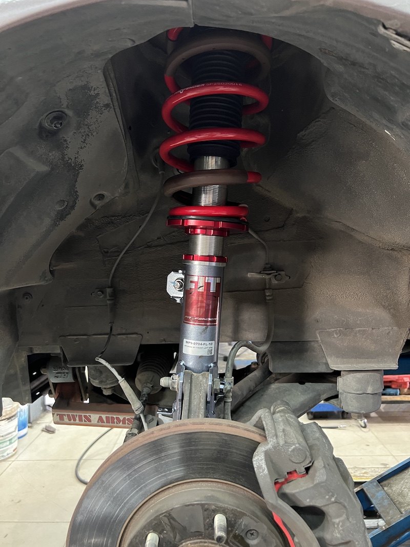 “นุ่ม หนึบ มั่นใจ ทุกเส้นทาง” เจ้าของรถตู้ Hyundai H-1 หลายคนเจอปัญหา  รถโคลงเวลาเข้าโค้ง / นั่งแล้วโยน / ผู้โดยสารเวียนหัว โดยเฉพาะเวลาขับทางไกลหรือบรรทุกคนเต็มคัน วันนี้เราแก้ปัญหาด้วยการติดตั้ง โช้คอัพ Profender รุ่น Fitz Series   จุดเด่น Profender Fitz Series สำหรับ H-1 + ปรับความนุ่มหนึบได้ 16 ระดับ → เลือกฟีลลิ่งได้ตามต้องการ + กระบอกใหญ่ 52 mm. + ลูกสูบ 46 mm. → รองรับรถตู้ที่น้ำหนักมากได้สบาย + ฟีลลิ่ง นุ่มนวลกว่าเดิม ห้องโดยสารนิ่ง ผู้โดยสารไม่เวียนหัว + เข้าโค้งมั่นใจ ช่วงล่างหนึบ ไม่ย้วยแม้ขับเร็ว + เปิดซ่อม/บำรุงรักษาได้ยาวนาน คุ้มค่าในระยะยาว  เหมาะสำหรับ ผู้ใช้รถ Hyundai H-1 ที่เน้นนั่งสบายสำหรับครอบครัว รถตู้วิ่งงาน รับ–ส่งลูกค้า ที่ต้องการความมั่นใจและนุ่มนวลไปพร้อมกัน สอบถามข้อมูลเพิ่มเติม หรือนัดหมายเข้ารับบริการ ️ : 08-6569-1915 ️ : 08-6544-5963 Line id : @88rw Facebook : https://www.facebook.com/88rwtire Location : https://goo.gl/maps/HrNUAZXPN94KvxZ98 #profenderfitz #ยางรถยนต์นนทบุรี #ช่วงล่างรถยนต์ #โช้คอัพรถยนต์