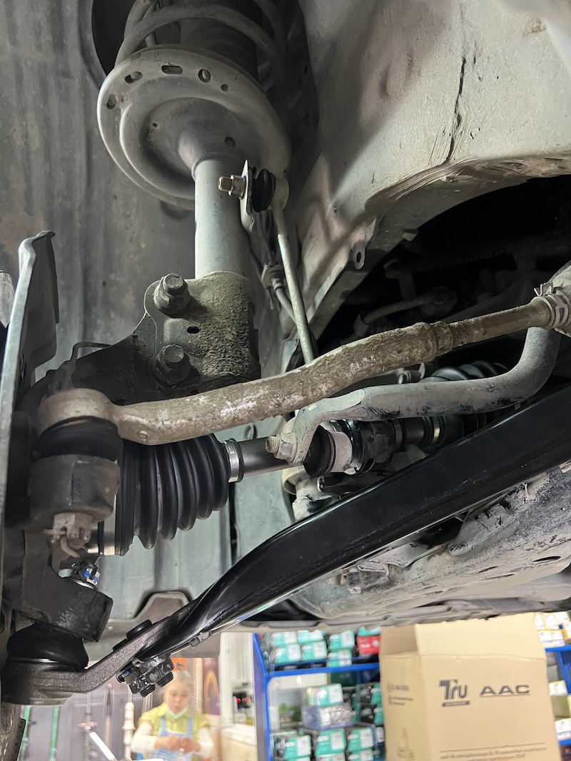 Camry ACV40 เข้ารับบริการเปลี่ยนปีกนกล่าง พร้อมลูกหมากตอง5!  ใครใช้ Toyota Camry ACV40 แล้วเริ่มได้ยินเสียงดัง "กุกกัก" หรือรู้สึกว่ารถมีอาการโคลงเคลง... อาจเป็นสัญญาณเตือนว่าถึงเวลาเปลี่ยนชิ้นส่วนสำคัญอย่างปีกนกและลูกหมากแล้วครับ! เราจัดชุดอัปเกรดอะไหล่ช่วงล่างคุณภาพสูง เพื่อความนิ่งและความปลอดภัยที่เหนือกว่า เปลี่ยน ปีกนกล่างคู่หน้า TRW และ ลูกหมากปีกนกล่าง ตอง 5 ญี่ปุ่น สิ่งที่จะได้รับหลังจากติดตั้ง: ปีกนกล่าง TRW คุณภาพ OEM: ให้ความแข็งแรง ทนทาน และติดตั้งตรงรุ่นตามมาตรฐานยุโรป ลูกหมาก 555 ญี่ปุ่นแท้: ลูกหมากปีกนกล่างคุณภาพสูงจาก Sankei 555 ช่วยให้การควบคุมรถ แม่นยำ และ ทนทาน กว่าอะไหล่ทั่วไป คืนความมั่นคง: แก้ปัญหาเสียงดัง อาการโคลงเคลง และทำให้การขับขี่กลับมานุ่มนวลเหมือนรถใหม่ จบครบทุกปัญหา: ติดตั้งโดยทีมช่างผู้เชี่ยวชาญ พร้อมการดูแลที่ใส่ใจทุกรายละเอียด เหมาะสำหรับใคร? เจ้าของ Camry ACV40 ที่มีอายุการใช้งานนานและต้องการ ฟื้นฟูช่วงล่าง ให้กลับมาสมบูรณ์ ผู้ที่ต้องการอะไหล่ช่วงล่างที่ทนทาน และมั่นใจในคุณภาพมาตรฐานญี่ปุ่น/ยุโรป  อย่ารอให้เสียงดังบานปลาย! แวะมาตรวจเช็กและเปลี่ยนอะไหล่พรีเมียมกับเราวันนี้ครับ  สอบถามข้อมูลเพิ่มเติม หรือนัดหมายเข้ารับบริการ ️ : 08-6569-1915 ️ : 08-6544-5963  Line id : @88rw  Location : https://goo.gl/maps/HrNUAZXPN94KvxZ98  Facebook : https://www.facebook.com/88rwtire #Toyota #Camry #ACV40 #TRW #ปีกนก #ลูกหมาก #555 #ช่วงล่าง #ยางเจริญรุ่งเรือง #นนทบุรี #งามวงศ์วาน #ช่วงล่างรถยนต์