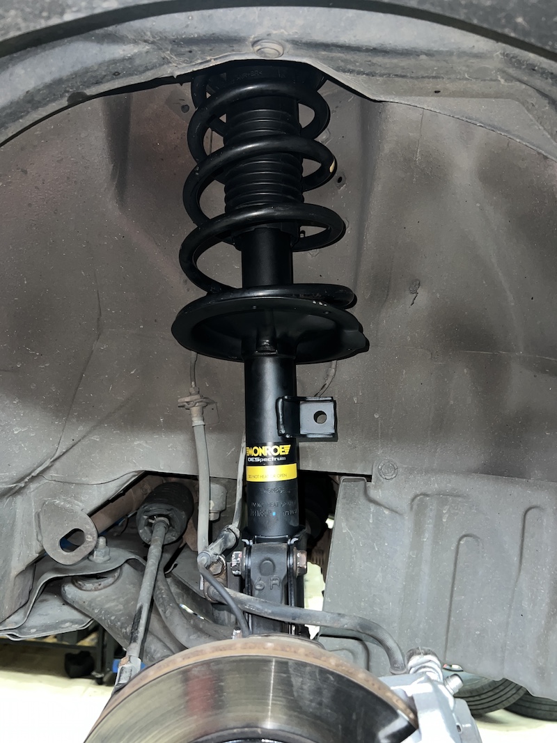 Suzuki Swift | อัปเกรดโช้คอัพ Monroe OE Spectrum | คืนความนุ่มนวล มั่นคง - ยางเจริญรุ่งเรือง นนทบุรี ติดตั้งโช้คอัพ Monroe OE Spectrum พร้อมอะไหล่ส่วนควบใหม่ทั้งหมด สิ่งที่จะได้รับหลังจากติดตั้ง: ฟีลลิ่งแบบรถยุโรป: โช้คอัพ Monroe OE Spectrum ให้ความ นุ่มนวล และยืดหยุ่นสูง ขับสบายในทุกสภาพถนน ไร้กังวลเรื่องเสียง: เทคโนโลยี ICV ช่วยลดแรงสั่นสะเทือนและเสียงรบกวนในห้องโดยสาร ทำให้การขับขี่เงียบขึ้น ทนทานกว่าเดิม: ผลิตด้วยวัสดุคุณภาพสูง ทนทานต่อการใช้งาน และยืดอายุการใช้งานของช่วงล่าง ความมั่นคงที่เพิ่มขึ้น: รถทรงตัวได้นิ่งขึ้น ลดอาการโคลงเคลง เข้าโค้งมั่นใจ เหมาะสำหรับใคร? เจ้าของ Suzuki Swift ที่ต้องการความสบายในการขับขี่ประจำวัน ผู้ที่ต้องการอัปเกรดช่วงล่างให้มีความมั่นคง ปลอดภัย และนุ่มนวลยิ่งขึ้น  สำหรับเจ้าของ Swift ที่อยากได้ฟีลลิ่งขับขี่ที่สบายขึ้น แต่มั่นใจกว่าเดิม Monroe OE Spectrum คือคำตอบ!  สอบถามข้อมูลเพิ่มเติม หรือนัดหมายเข้ารับบริการ  ️ : 08-6569-1915  ️ : 08-6544-5963   Line id : @88rw   Location : https://goo.gl/maps/HrNUAZXPN94KvxZ98   Facebook : https://www.facebook.com/88rwtire #Suzuki #Swift #Monroe #OESpectrum #โช้คอัพ #ช่วงล่าง #ยางเจริญรุ่งเรือง #นนทบุรี #งามวงศ์วาน #ช่วงล่างรถยนต์ #โช้คอัพรถยนต์