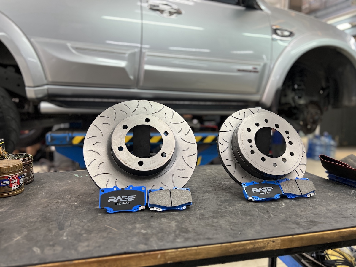 Mitsubishi Pajero 2013 | อัปเกรดจานเบรกและผ้าเบรก Racetech | เบรกหนึบ มั่นใจ ปลอดภัยกว่า - ยางเจริญรุ่งเรือง Mitsubishi Pajero 2013 ที่รู้สึกว่าเบรกเดิมเริ่มไม่ทันใจ, เบรกแล้วลื่น, หรือต้องการความปลอดภัยสูงสุดสำหรับการเดินทางไกล... ถึงเวลาอัปเกรดระบบเบรกทั้งชุดด้วย Racetech! เราจัดเต็มชุดเบรกคุณภาพสูง เพื่อความมั่นใจที่เหนือกว่า! จานเบรก Racetech: จานเบรกสมรรถนะสูง ช่วยระบายความร้อนได้ดีเยี่ยม ลดโอกาสจานโก่ง ผ้าเบรก Racetech: ผ้าเบรก Performance Street ที่ให้แรงเบรกหนึบแน่น ทนความร้อนสูงถึง 650°C เบรกสั้น คุมอยู่: ให้ประสิทธิภาพการหยุดรถที่เหนือกว่า OEM อย่างชัดเจน มั่นใจได้ทุกครั้งที่เหยียบ พร้อมบริการเจียรจาน: ติดตั้งโดยทีมช่างผู้เชี่ยวชาญ พร้อมบริการ ตั้งศูนย์ เพื่อให้รถคุณปลอดภัย 100% สิ่งที่จะได้รับหลังจากติดตั้ง: ความปลอดภัยเต็มพิกัด: ระบบเบรกที่ตอบสนองรวดเร็วและสม่ำเสมอ การควบคุมที่มั่นใจ: เบรกแล้วรถไม่เป๋ ไม่วูบวาบ แม้เบรกกระทันหัน คุ้มค่าทนทาน: วัสดุคุณภาพสูง ยืดอายุการใช้งานของระบบเบรก อย่ามองข้ามความปลอดภัย! อัปเกรดชุดเบรก Racetech กับเราวันนี้ครับ สอบถามข้อมูลเพิ่มเติม หรือนัดหมายเข้ารับบริการ ️ : 08-6569-1915 ️ : 08-6544-5963 Line id : @88rw Location : https://goo.gl/maps/HrNUAZXPN94KvxZ98 Facebook : https://www.facebook.com/88rwtire Mitsubishi Pajero 2013 | อัปเกรดจานเบรกและผ้าเบรก Racetech | เบรกหนึบ มั่นใจ ปลอดภัยกว่า - ยางเจริญรุ่งเรือง Mitsubishi Pajero 2013 ที่รู้สึกว่าเบรกเดิมเริ่มไม่ทันใจ, เบรกแล้วลื่น, หรือต้องการความปลอดภัยสูงสุดสำหรับการเดินทางไกล... ถึงเวลาอัปเกรดระบบเบรกทั้งชุดด้วย Racetech! เราจัดเต็มชุดเบรกคุณภาพสูง เพื่อความมั่นใจที่เหนือกว่า! จานเบรก Racetech: จานเบรกสมรรถนะสูง ช่วยระบายความร้อนได้ดีเยี่ยม ลดโอกาสจานโก่ง ผ้าเบรก Racetech: ผ้าเบรก Performance Street ที่ให้แรงเบรกหนึบแน่น ทนความร้อนสูงถึง 650°C เบรกสั้น คุมอยู่: ให้ประสิทธิภาพการหยุดรถที่เหนือกว่า OEM อย่างชัดเจน มั่นใจได้ทุกครั้งที่เหยียบ พร้อมบริการเจียรจาน: ติดตั้งโดยทีมช่างผู้เชี่ยวชาญ พร้อมบริการ ตั้งศูนย์ เพื่อให้รถคุณปลอดภัย 100% สิ่งที่จะได้รับหลังจากติดตั้ง: ความปลอดภัยเต็มพิกัด: ระบบเบรกที่ตอบสนองรวดเร็วและสม่ำเสมอ การควบคุมที่มั่นใจ: เบรกแล้วรถไม่เป๋ ไม่วูบวาบ แม้เบรกกระทันหัน คุ้มค่าทนทาน: วัสดุคุณภาพสูง ยืดอายุการใช้งานของระบบเบรก อย่ามองข้ามความปลอดภัย! อัปเกรดชุดเบรก Racetech กับเราวันนี้ครับ สอบถามข้อมูลเพิ่มเติม หรือนัดหมายเข้ารับบริการ ️ : 08-6569-1915 ️ : 08-6544-5963 Line id : @88rw Location : https://goo.gl/maps/HrNUAZXPN94KvxZ98 Facebook : https://www.facebook.com/88rwtire