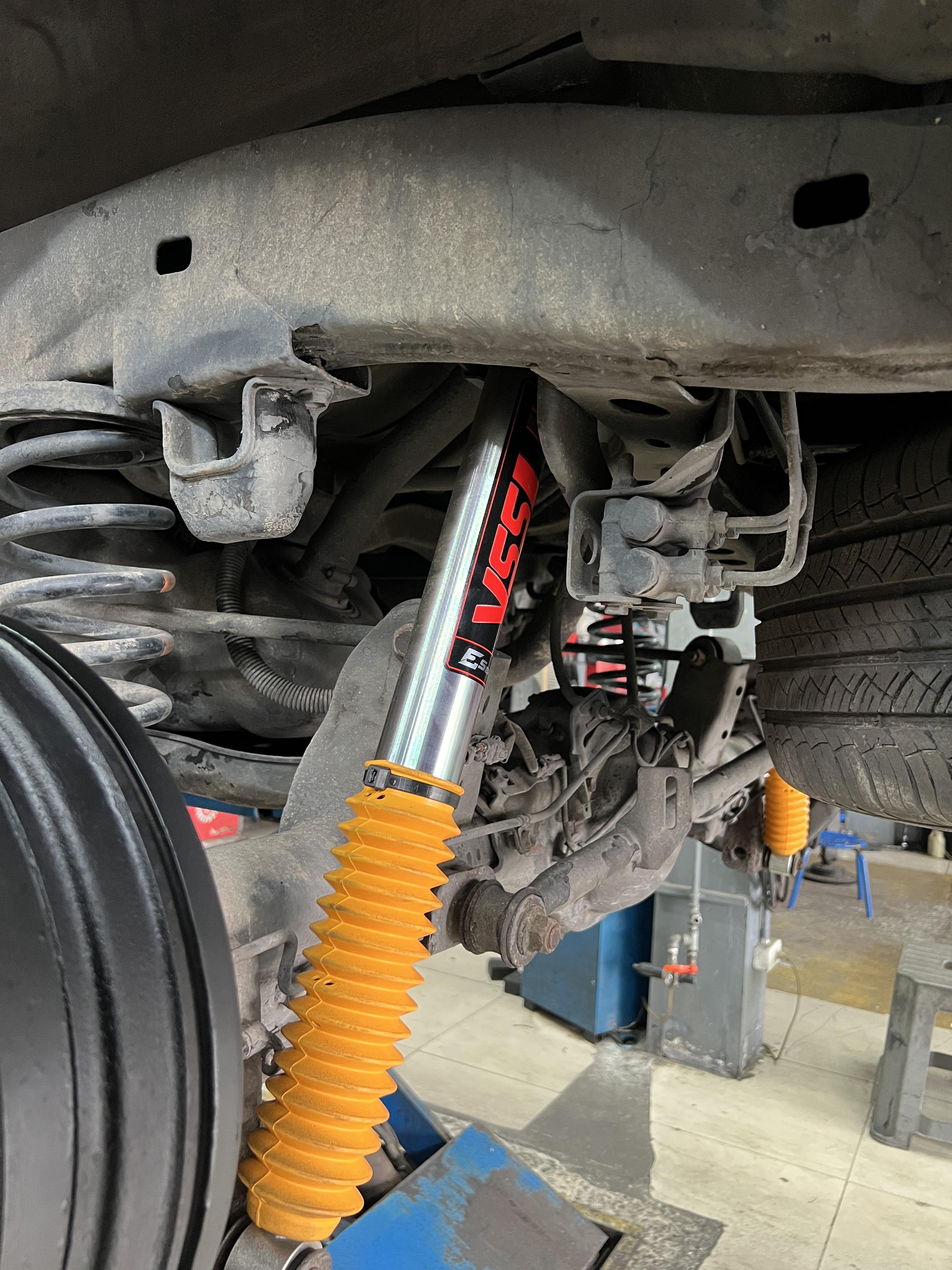 ติดตั้งโช้คอัพ YSS E-Series สำหรับ Toyota Fortuner 2005 ที่ร้านยางเจริญรุ่งเรือง นนทบุรี แทนโช้คเดิมที่ซ่อมไม่คุ้ม อัปเกรดได้ดีกว่าเดิม พร้อมตั้งศูนย์ Hunter 3D ติดตั้งโช้คอัพ YSS E-Series สำหรับ Toyota Fortuner 2005 ที่ร้านยางเจริญรุ่งเรือง นนทบุรี แทนโช้คเดิมที่ซ่อมไม่คุ้ม อัปเกรดได้ดีกว่าเดิม พร้อมตั้งศูนย์ Hunter 3D