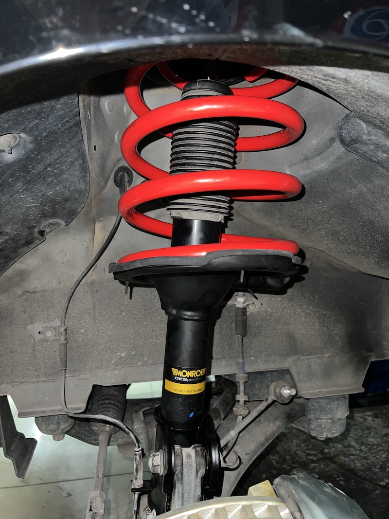 Hyundai H1 | อัปเกรดช่วงล่างชุดใหญ่ Monroe OE Spectrum + สปริง YSS | จบปัญหาโคลงเคลง - ยางเจริญรุ่งเรือง นนทบุรี  Hyundai H1 คันนี้...ชุด Hybrid Set สมบูรณ์แบบ! นุ่มสบายทั้งคัน!   ขอบคุณลูกค้า H1 ที่ไว้วางใจในร้านยางเจริญรุ่งเรือง! ลูกค้าเคยติดตั้ง YSS DTG Plus คู่หลัง ไปแล้ว วันนี้กลับมา จบชุดใหญ่ ด้วยการอัปเกรดช่วงล่างด้านหน้าและสปริงให้สมบูรณ์แบบ!  เราจัดชุดอัปเกรด Hybrid Set เพื่อความสมบูรณ์แบบ:  คู่หน้า Monroe OE Spectrum: เน้นความ นุ่มนวล สบายสไตล์รถยุโรป ลดแรงสั่นสะเทือนในห้องโดยสาร  คู่หลัง YSS DTG Plus (เดิม): ทำงานร่วมกับชุดหน้าเพื่อความหนึบแน่นที่ปรับได้  สปริง YSS Performance (หน้า/หลัง): สปริงที่ถูกออกแบบมาเพื่อ บาลานซ์น้ำหนักรถตู้ ช่วยลดอาการโยนตัวของรถได้อย่างมีประสิทธิภาพ  สิ่งที่จะได้รับหลังจากเข้ารับบริการ:  ความนิ่งและสบายเต็มพิกัด: รถโคลงเคลงน้อยลง ผู้โดยสารนั่งสบายยิ่งขึ้นอย่างชัดเจน  ควบคุมแม่นยำ: การผสานชุดโช้คอัพที่ลงตัว ช่วยให้พวงมาลัยตอบสนองดีขึ้น  อะไหล่คุณภาพพรีเมียม: มั่นใจในคุณภาพของแบรนด์ Monroe และ YSS  จบครบในที่เดียว: ติดตั้ง Setup และตั้งศูนย์โดยทีมช่างผู้เชี่ยวชาญ  เหมาะสำหรับใคร?  เจ้าของ H1 ที่ต้องการความสบายของผู้โดยสารเป็นหลัก  ผู้ที่ต้องการจบปัญหาช่วงล่างโคลงเคลงให้สมบูรณ์แบบที่สุด   ยกระดับรถตู้ของคุณให้ขับขี่ปลอดภัยและสบายที่สุด! นัดหมายเข้ารับบริการได้เลยครับ   สอบถามข้อมูลเพิ่มเติม หรือนัดหมายเข้ารับบริการ ️ : 08-6569-1915 ️ : 08-6544-5963  Line id : @88rw  Location : https://goo.gl/maps/HrNUAZXPN94KvxZ98  Facebook : https://www.facebook.com/88rwtire  #Hyundai #H1 #รถตู้ #Monroe #YSS #DTGPlus #YSSPerformance #โช้คอัพ #ช่วงล่าง #ยางเจริญรุ่งเรือง #นนทบุรี #งามวงศ์วาน #ตั้งศูนย์ #อะไหล่ช่วงล่าง