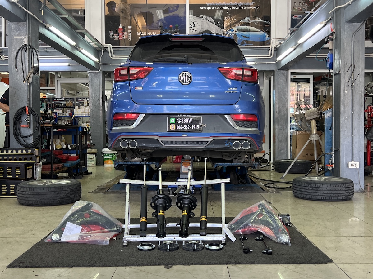 MG ZS อัปเกรดช่วงล่าง...ขับสบาย มั่นใจกว่าเดิม!  ใครใช้ MG ZS แล้วรู้สึกว่าช่วงล่างยังไม่นุ่มนวลพอ หรือต้องการความมั่นคงที่มากกว่าเดิม... เรามีชุดอัปเกรดที่ครบจบในที่เดียว! ติดตั้งโช้คอัพ Monroe OE Spectrum พร้อมปีกนกล่างตรงรุ่น และบริการตั้งศูนย์ สิ่งที่จะได้รับหลังจากติดตั้ง: + ฟีลลิ่งแบบรถยุโรป: โช้คอัพ Monroe OE Spectrum ให้ความนุ่มนวลและยืดหยุ่นสูง + มั่นใจทุกการควบคุม: ปีกนกล่างตรงรุ่นช่วยให้รถทรงตัวได้ดีขึ้น เข้าโค้งได้นิ่งและแม่นยำ + บริการครบวงจร: ติดตั้งโดยทีมช่างผู้เชี่ยวชาญ พร้อมตั้งศูนย์ด้วยเครื่องมือที่ทันสมัยที่สุด + จบทุกปัญหาช่วงล่าง: เปลี่ยนพร้อมอะไหล่ที่จำเป็น ทำให้รถคุณกลับมาสมบูรณ์แบบที่สุด เหมาะสำหรับใคร? + เจ้าของ MG ZS ที่เน้นความสบายในการขับขี่ประจำวัน + ผู้ที่ต้องการอัปเกรดช่วงล่างให้มีความมั่นคง ปลอดภัยยิ่งขึ้น  สำหรับเจ้าของ MG ZS ที่อยากได้ฟีลลิ่งขับขี่ที่สบายขึ้น แต่มั่นใจกว่าเดิม Monroe OE Spectrum คือคำตอบ!  สอบถามข้อมูลเพิ่มเติม หรือนัดหมายเข้ารับบริการ ️ : 08-6569-1915 ️ : 08-6544-5963  Line id : @88rw  Location : https://goo.gl/maps/HrNUAZXPN94KvxZ98  Facebook : https://www.facebook.com/88rwtire #MG #MGZS #Monroe #OESpectrum #โช้คอัพ #ช่วงล่าง #ตั้งศูนย์ #ยางเจริญรุ่งเรือง #นนทบุรี #งามวงศ์วาน #ยางรถยนต์นนทบุรี #ช่วงล่างรถยนต์ #โช้คอัพรถยนต์
