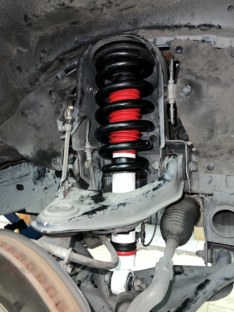 ติดตั้งโช้คอัพ YSS DTG Plus ปรับ 7 ระดับ สำหรับ Mitsubishi Pajero คืนความหนึบแน่น ที่ร้านยางเจริญรุ่งเรือง นนทบุรี