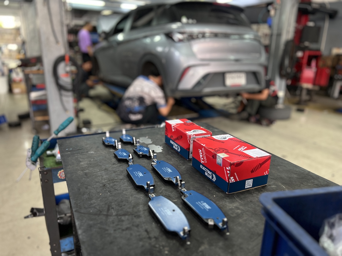 BYD Dolphin Standard  อัปเกรดความมั่นใจในการหยุดรถ ติดตั้ง TRW Electric Blue Brake Pads ผ้าเบรกที่ออกแบบมาเพื่อ รถยนต์ไฟฟ้า (EV) โดยเฉพาะ  ทำไมเจ้าของรถ EV ต้องเลือก TRW Electric Blue?  เงียบกว่า ลดเสียงรบกวน เหมาะกับ EV ที่ไร้เสียงเครื่องยนต์  ฝุ่นน้อย ล้อสะอาดนาน ไม่เลอะง่าย  ทนความร้อนสูง รองรับน้ำหนักรถ EV ได้สบาย  วัสดุ Copper-Free เป็นมิตรต่อสิ่งแวดล้อม  มาตรฐานยุโรปจาก ZF Aftermarket  หลังติดตั้ง: เบรกนุ่ม เงียบ มั่นใจยิ่งกว่าเดิม ทั้งการขับในเมืองและเดินทางไกล   ถ้าคุณใช้ BYD Dolphin Standard ถึงเวลาเลือกผ้าเบรกที่ถูกออกแบบมาสำหรับรถคุณแล้ว #BYDDolphin #TRWElectricBlue #EVBrakePads #ZFAftermarket #มั่นใจทุกการเดินทาง สอบถามข้อมูลเพิ่มเติม หรือนัดหมายเข้ารับบริการ ️ : 08-6569-1915 ️ : 08-6544-5963 Line id : @88rw Facebook : https://www.facebook.com/88rwtire Location : https://goo.gl/maps/HrNUAZXPN94KvxZ98 #BYDDolphin #TRWElectricBlue #EVBrakePads #ยางรถยนต์นนทบุรี #ช่วงล่างรถยนต์ #โช้คอัพรถยนต์