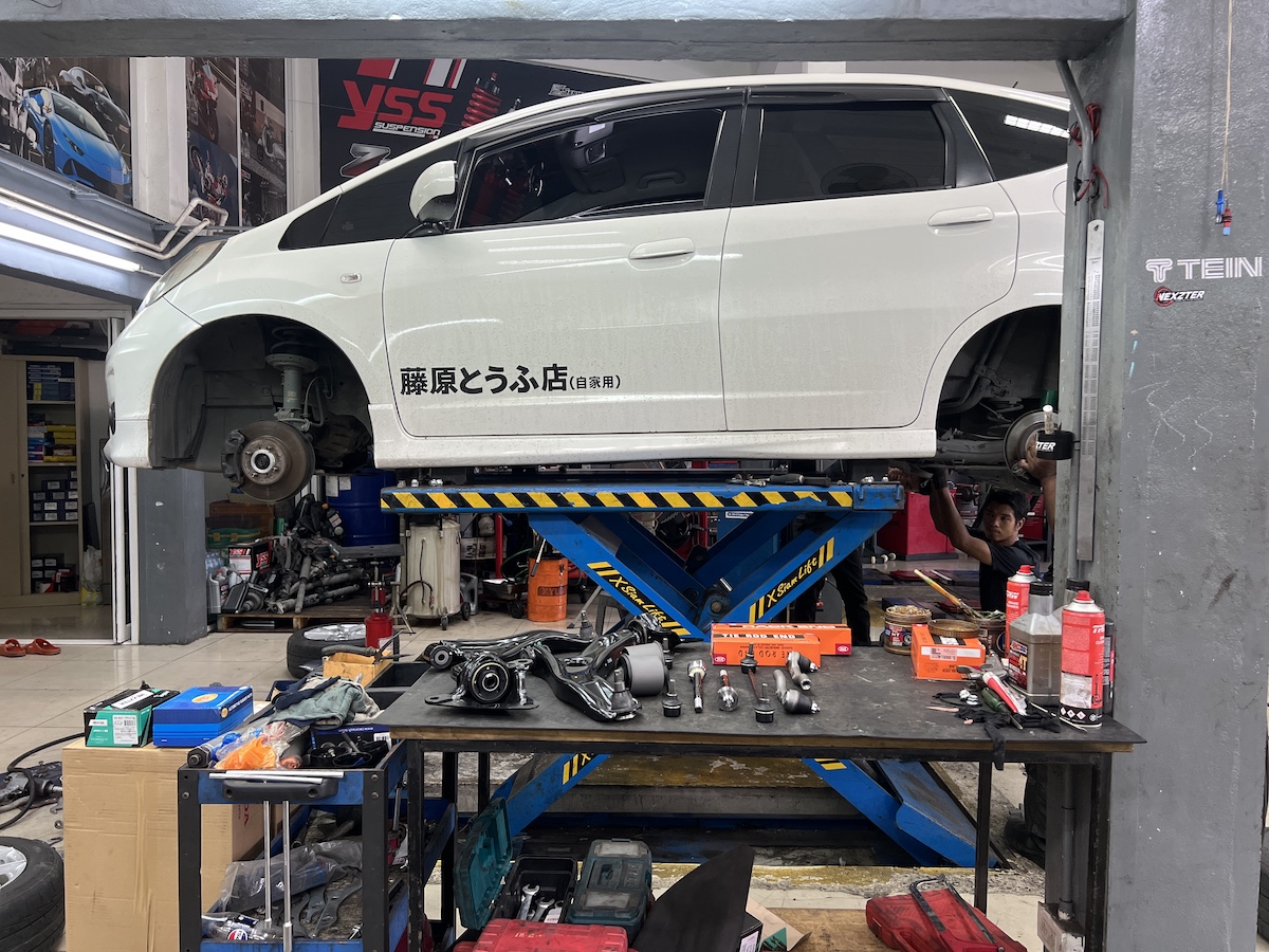 Honda Jazz GE | ซ่อมแร็คพวงมาลัย + เปลี่ยนปีกนกล่างแท้/ลูกหมาก 555 | คืนความแม่นยำ - ยางเจริญรุ่งเรือง นนทบุรี Jazz GE คันนี้...จบครบทุกปัญหาพวงมาลัยและช่วงล่าง! ใครใช้ Honda Jazz GE แล้วเจอปัญหาหนัก ทั้งอาการ พวงมาลัยหลวม, มีเสียงดัง กุกกัก เวลาเลี้ยว หรือ ท้ายรถดีด... ถึงเวลาฟื้นฟูระบบบังคับเลี้ยวและช่วงล่างให้กลับมานิ่งและแม่นยำเหมือนรถใหม่แล้วครับ! เราจัดเต็มชุดฟื้นฟูช่วงล่างและระบบบังคับเลี้ยวระดับพรีเมียม! ซ่อมแร็คพวงมาลัย: แก้ปัญหาอาการหลวม/เสียงดังที่แร็ค ให้พวงมาลัยกลับมาคมชัด นิ่งสนิท ปีกนกล่างแท้: เปลี่ยนเพื่อคืนความแม่นยำและความสมบูรณ์แบบของช่วงล่าง ลูกหมากชุดใหญ่ (ตอง 5 ญี่ปุ่นแท้): เปลี่ยนทั้ง ลูกหมากแร็ค และลูกหมากคันชัก ที่ "แน่น เหนียว ทนทาน" คืนความมั่นใจในการควบคุม บู้ชคานหลัง: เปลี่ยนใหม่เพื่อ แก้ปัญหาท้ายดีด และลดความกระด้างจากด้านหลัง สิ่งที่จะได้รับหลังจากเข้ารับบริการ: พวงมาลัยนิ่งสนิท: หายขาดจากอาการหลวม/เสียงดัง ทำให้การควบคุมรถแม่นยำกว่าเดิม ช่วงล่างแน่น มั่นคง: ท้ายรถไม่ดีด ไม่โคลงเคลง ขับขี่ได้อย่างมั่นใจ อะไหล่คุณภาพพรีเมียม: ใช้ปีกนกล่างแท้เบิกศูนย์ และลูกหมากญี่ปุ่นแท้ (ตอง 5) ที่วางใจได้ จบครบในที่เดียว: ติดตั้ง Setup และตั้งศูนย์โดยทีมช่างผู้เชี่ยวชาญ เหมาะสำหรับใคร? เจ้าของ Jazz GE ที่ต้องการฟื้นฟูระบบบังคับเลี้ยวและช่วงล่างให้สมบูรณ์แบบ ผู้ที่ต้องการความปลอดภัยสูงสุดและฟีลลิ่งการขับขี่ที่แม่นยำในระยะยาว อย่าปล่อยให้พวงมาลัยมีปัญหา! แวะมาตรวจเช็กกับผู้เชี่ยวชาญวันนี้ครับ สอบถามข้อมูลเพิ่มเติม หรือนัดหมายเข้ารับบริการ ️ : 08-6569-1915 ️ : 08-6544-5963 Line id : @88rw Location : https://goo.gl/maps/HrNUAZXPN94KvxZ98 Facebook : https://www.facebook.com/88rwtire #Honda #Jazz #JazzGE #ลูกหมาก555 #ซ่อมแร็ค #ปีกนกล่าง #บู้ชคานหลัง #ช่วงล่าง #ยางเจริญรุ่งเรือง #นนทบุรี #งามวงศ์วาน #ตั้งศูนย์ #อะไหล่ช่วงล่าง Honda Jazz GE | ซ่อมแร็คพวงมาลัย + เปลี่ยนปีกนกล่างแท้/ลูกหมาก 555 | คืนความแม่นยำ - ยางเจริญรุ่งเรือง นนทบุรี Jazz GE คันนี้...จบครบทุกปัญหาพวงมาลัยและช่วงล่าง! ใครใช้ Honda Jazz GE แล้วเจอปัญหาหนัก ทั้งอาการ พวงมาลัยหลวม, มีเสียงดัง กุกกัก เวลาเลี้ยว หรือ ท้ายรถดีด... ถึงเวลาฟื้นฟูระบบบังคับเลี้ยวและช่วงล่างให้กลับมานิ่งและแม่นยำเหมือนรถใหม่แล้วครับ! เราจัดเต็มชุดฟื้นฟูช่วงล่างและระบบบังคับเลี้ยวระดับพรีเมียม! ซ่อมแร็คพวงมาลัย: แก้ปัญหาอาการหลวม/เสียงดังที่แร็ค ให้พวงมาลัยกลับมาคมชัด นิ่งสนิท ปีกนกล่างแท้: เปลี่ยนเพื่อคืนความแม่นยำและความสมบูรณ์แบบของช่วงล่าง ลูกหมากชุดใหญ่ (ตอง 5 ญี่ปุ่นแท้): เปลี่ยนทั้ง ลูกหมากแร็ค และลูกหมากคันชัก ที่ "แน่น เหนียว ทนทาน" คืนความมั่นใจในการควบคุม บู้ชคานหลัง: เปลี่ยนใหม่เพื่อ แก้ปัญหาท้ายดีด และลดความกระด้างจากด้านหลัง สิ่งที่จะได้รับหลังจากเข้ารับบริการ: พวงมาลัยนิ่งสนิท: หายขาดจากอาการหลวม/เสียงดัง ทำให้การควบคุมรถแม่นยำกว่าเดิม ช่วงล่างแน่น มั่นคง: ท้ายรถไม่ดีด ไม่โคลงเคลง ขับขี่ได้อย่างมั่นใจ อะไหล่คุณภาพพรีเมียม: ใช้ปีกนกล่างแท้เบิกศูนย์ และลูกหมากญี่ปุ่นแท้ (ตอง 5) ที่วางใจได้ จบครบในที่เดียว: ติดตั้ง Setup และตั้งศูนย์โดยทีมช่างผู้เชี่ยวชาญ เหมาะสำหรับใคร? เจ้าของ Jazz GE ที่ต้องการฟื้นฟูระบบบังคับเลี้ยวและช่วงล่างให้สมบูรณ์แบบ ผู้ที่ต้องการความปลอดภัยสูงสุดและฟีลลิ่งการขับขี่ที่แม่นยำในระยะยาว อย่าปล่อยให้พวงมาลัยมีปัญหา! แวะมาตรวจเช็กกับผู้เชี่ยวชาญวันนี้ครับ สอบถามข้อมูลเพิ่มเติม หรือนัดหมายเข้ารับบริการ ️ : 08-6569-1915 ️ : 08-6544-5963 Line id : @88rw Location : https://goo.gl/maps/HrNUAZXPN94KvxZ98 Facebook : https://www.facebook.com/88rwtire #Honda #Jazz #JazzGE #ลูกหมาก555 #ซ่อมแร็ค #ปีกนกล่าง #บู้ชคานหลัง #ช่วงล่าง #ยางเจริญรุ่งเรือง #นนทบุรี #งามวงศ์วาน #ตั้งศูนย์ #อะไหล่ช่วงล่าง