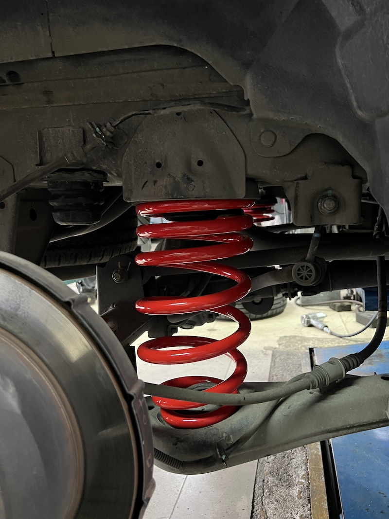 Hyundai H1 | โช้คอัพหลัง YSS DTG Plus + สปริง YSS Performance | แก้รถตู้โคลงเคลง นุ่มหนึบ ปรับ 7 ระดับ - ยางเจริญรุ่งเรือง  ใครใช้ Hyundai H1 แล้วรู้สึกว่ารถตู้โดยสารมีอาการ ท้ายโยน, ย้วยส่าย หรือ โคลงเคลงหนัก เมื่อเข้าโค้ง... ถึงเวลาอัปเกรดชุดใหญ่เพื่อความมั่นคงและความสบายระดับ VIP แล้วครับ!  เราจัดชุดอัปเกรดเพื่อสมรรถนะและความนิ่งสูงสุด!  โช้คอัพ YSS DTG Plus คู่หลัง: โช้คอัพหลังปรับความหนืดได้ 7 ระดับ (6 คลิ๊ก) ช่วยควบคุมอาการโยนตัวของท้ายรถได้อย่างตรงจุด  สปริง YSS Performance (หน้า/หลัง): สปริงที่ออกแบบมาเพื่อ บาลานซ์น้ำหนักรถตู้ โดยเฉพาะ ช่วยให้รถนิ่งและลดอาการโคลงเคลงของตัวรถ  VVSC Technology: โช้คอัพทำงานอัจฉริยะ ให้ความนุ่มนวลเมื่อขับช้า และหนึบแน่นเมื่อใช้ความเร็ว  จบครบในที่เดียว: ติดตั้ง Setup และบริการ ตั้งศูนย์ (Hunter) ที่ร้าน ยางเจริญรุ่งเรือง นนทบุรี  สิ่งที่จะได้รับหลังจากเข้ารับบริการ:  นิ่งสนิท มั่นใจ: รถโคลงเคลงน้อยลงอย่างชัดเจน ผู้โดยสารนั่งสบายยิ่งขึ้น  ควบคุมแม่นยำ: พวงมาลัยตอบสนองดีขึ้น หายขาดจากอาการท้ายโยน  คุ้มค่าทนทาน: อะไหล่คุณภาพสูงที่วางใจได้ในทุกการเดินทาง   ยกระดับรถตู้ของคุณให้ขับขี่ปลอดภัยและสบายที่สุด! นัดหมายเข้ารับบริการได้เลยครับ   สอบถามข้อมูลเพิ่มเติม หรือนัดหมายเข้ารับบริการ ️ : 08-6569-1915 ️ : 08-6544-5963  Line id : @88rw  Location : https://goo.gl/maps/HrNUAZXPN94KvxZ98  Facebook : https://www.facebook.com/88rwtire  #Hyundai #H1 #รถตู้ #YSS #DTGPlus #YSSPerformance #โช้คอัพ #ช่วงล่าง #แก้รถโคลง #ยางเจริญรุ่งเรือง #นนทบุรี #งามวงศ์วาน #ตั้งศูนย์