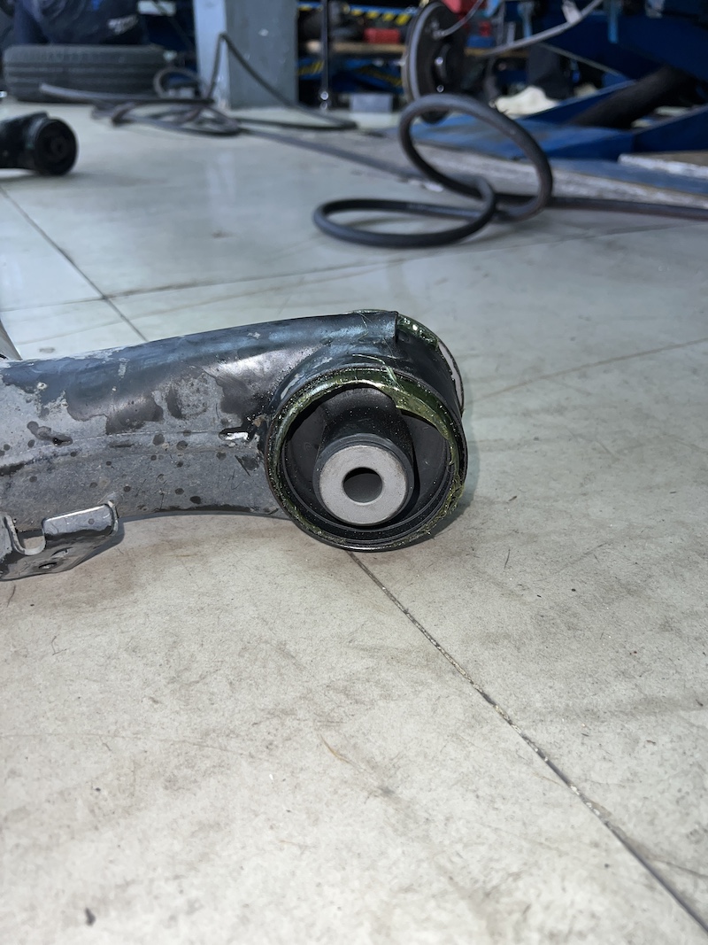 ติดตั้งโช้คอัพ Monroe OE Spectrum, ยาง Michelin Primacy 4, ปีกนกล่างแท้ และบูชคานหลัง สำหรับ Honda City 2015 ที่ร้านยางเจริญรุ่งเรือง นนทบุรี ติดตั้งโช้คอัพ Monroe OE Spectrum, ยาง Michelin Primacy 4, ปีกนกล่างแท้ และบูชคานหลัง สำหรับ Honda City 2015 ที่ร้านยางเจริญรุ่งเรือง นนทบุรี