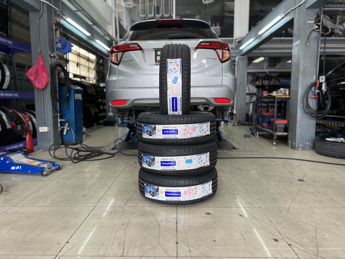 HONDA HRV เปลี่ยนยางใช้งานประจำวัน [+] Bridgestone turanza6 215/55R17 สอบถามข้อมูลเพิ่มเติม หรือนัดหมายเข้ารับบริการ ️ : 08-6569-1915 ️ : 08-6544-5963 Line id : @88rw Facebook : https://www.facebook.com/88rwtire Location : https://goo.gl/maps/HrNUAZXPN94KvxZ98 #hondahrv #Bridgestone #BridgestoneTuranza6 #ผ้าเบรกRacetech #จานเบรกRacetech