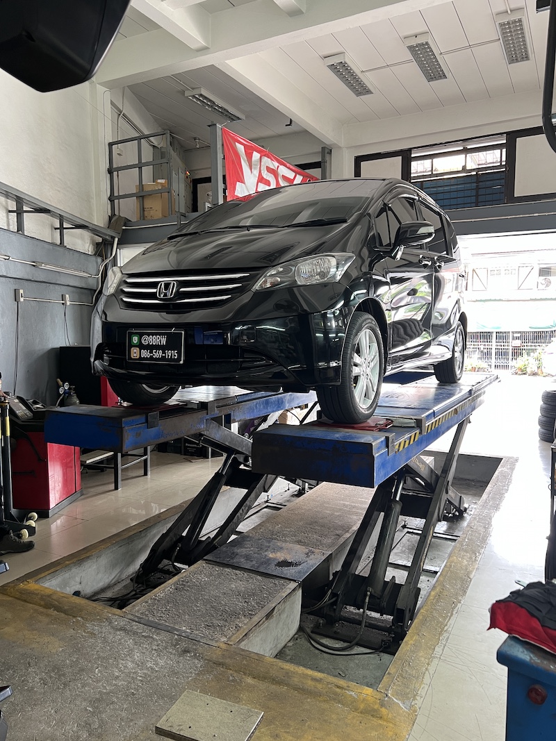 Honda Freed เปลี่ยนโช้คอัพ ใช้งานประจำวัน เน้นนุ่มนวล  ลูกค้าเปลี่ยนโช้คอัพ และ บู้ชคานหลัง  สิ่งที่จะได้รับหลังจากติดตั้ง:  นุ่มสบายตลอดการเดินทาง: โช้คอัพ Monroe OE Spectrum ให้ฟีลลิ่งการขับขี่ที่นุ่มนวลและยืดหยุ่นสูง  ไร้เสียงรบกวน: บู้ชคานหลังใหม่ช่วยลดเสียงดังและความกระด้างจากด้านท้ายรถได้อย่างชัดเจน  มั่นใจทุกโค้ง: โช้คอัพใหม่ช่วยให้รถทรงตัวได้ดีขึ้น ลดอาการโคลงเคลง  จบครบทุกปัญหา: ติดตั้งโดยทีมช่างผู้เชี่ยวชาญ พร้อมการดูแลที่ใส่ใจทุกรายละเอียด  เหมาะสำหรับใคร?  เจ้าของ Honda Freed ที่เน้นความสบายในการขับขี่และผู้โดยสาร  ผู้ที่ต้องการอัปเกรดช่วงล่างให้มีความมั่นคง ปลอดภัย และนุ่มนวลยิ่งขึ้น   อย่าปล่อยให้รถครอบครัวของคุณนั่งไม่สบาย! แวะมาตรวจเช็กกับเราวันนี้ครับ   สอบถามข้อมูลเพิ่มเติม หรือนัดหมายเข้ารับบริการ ️ : 08-6569-1915 ️ : 08-6544-5963  Line id : @88rw  Location : https://goo.gl/maps/HrNUAZXPN94KvxZ98  Facebook : https://www.facebook.com/88rwtire  #Honda #Freed #Monroe #OESpectrum #บู้ชคานหลัง #โช้คอัพ #ช่วงล่าง #ยางเจริญรุ่งเรือง #นนทบุรี #งามวงศ์วาน #รถครอบครัว