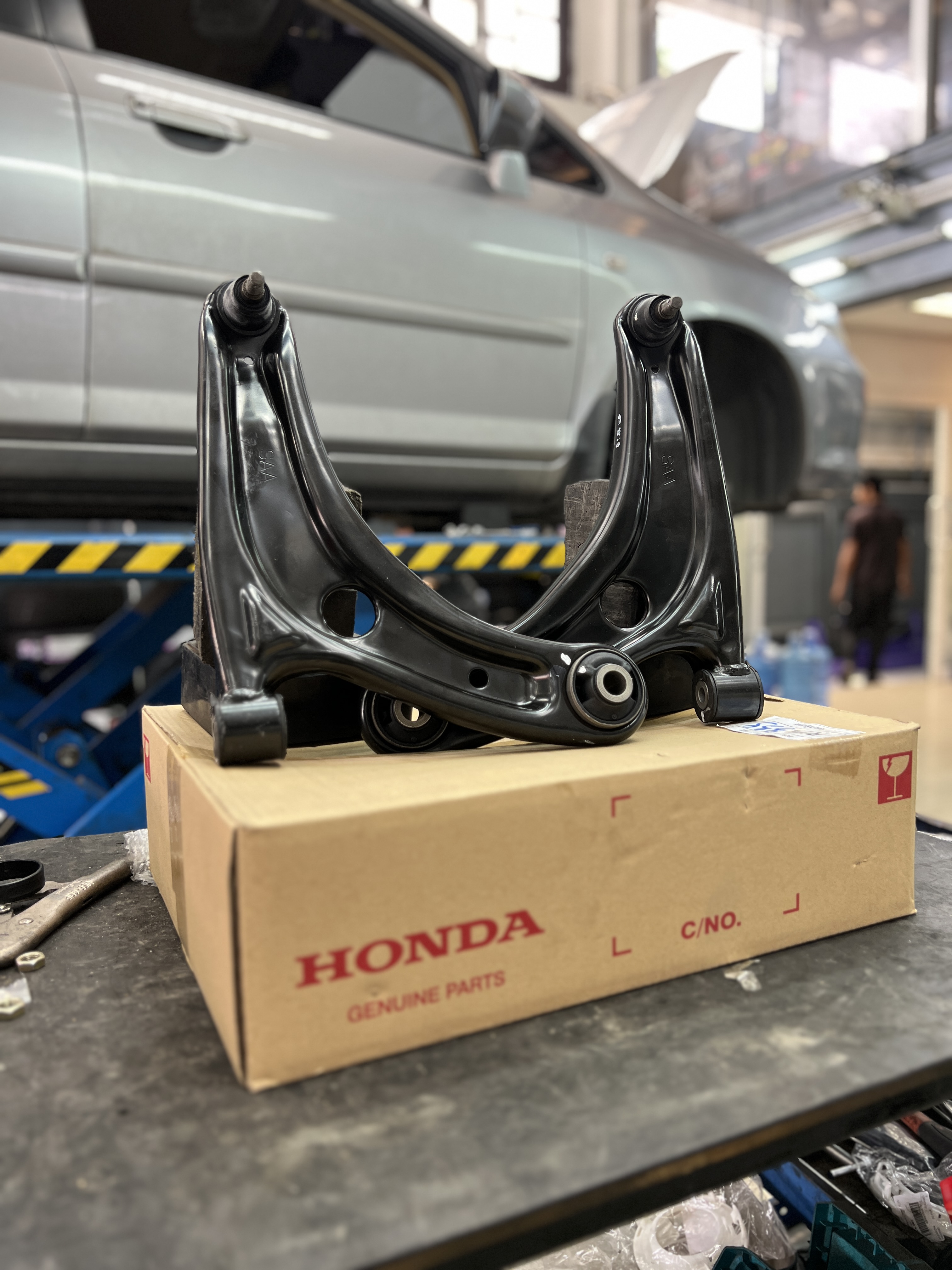 HONDA CITY 2004 เปลี่ยนปีกนกล่าง [+] ปีกนกล่างแท้ เบิกศูนย์ พร้อมบริการติดตั้ง ตั้งศูนย์  สอบถามข้อมูลเพิ่มเติม หรือนัดหมายเข้ารับบริการ ️ : 08-6569-1915 ️ : 08-6544-5963  Line id : @88rw  Location : https://goo.gl/maps/HrNUAZXPN94KvxZ98  Facebook : https://www.facebook.com/88rwtire