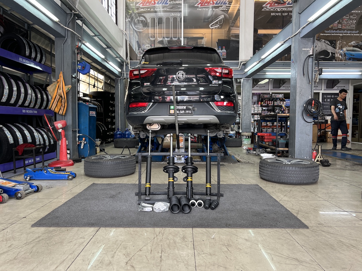  MG ZS x Monroe OE Spectrum "ขับนุ่มสบาย มั่นใจทุกเส้นทาง"  ลูกค้า MG ZS  เจอปัญหาโช้คเดิมเริ่มอ่อน ตัวรถโคลง เข้าโค้งแล้วไม่มั่นใจ พอเปลี่ยนมาใช้ Monroe OE Spectrum  ฟีลลิ่งการขับขี่เปลี่ยนทันที!   จุดเด่น Monroe OE Spectrum สำหรับ MG ZS   + โช้ค Direct Fit ตรงรุ่น ไม่ต้องดัดแปลง + เทคโนโลยี R-TECH2® + ICV → ลดแรงสั่นสะเทือนและการกระแทกอย่างแม่นยำ + ฟีลลิ่ง นุ่มนวล + ควบคุมมั่นใจ เข้าโค้งนิ่ง ไม่โคลง + อายุการใช้งานยาวนาน แข็งแรงกว่าของเดิม + แบรนด์ชั้นนำจากอเมริกา มั่นใจได้ในคุณภาพ   เหมาะสำหรับ รถครอบครัวที่ต้องการความนุ่มนวล ผู้ขับที่อยากได้ฟีลลิ่งขับดีกว่าโช้คเดิม ใช้งานทุกวัน ทั้งในเมืองและต่างจังหวัด  สอบถามข้อมูลเพิ่มเติม หรือนัดหมายเข้ารับบริการ ️ : 08-6569-1915 ️ : 08-6544-5963 Line id : @88rw Facebook : https://www.facebook.com/88rwtire Location : https://goo.gl/maps/HrNUAZXPN94KvxZ98  #MonroeShocks #MGZS #ยางรถยนต์นนทบุรี #ช่วงล่างรถยนต์ #โช้คอัพรถยนต์
