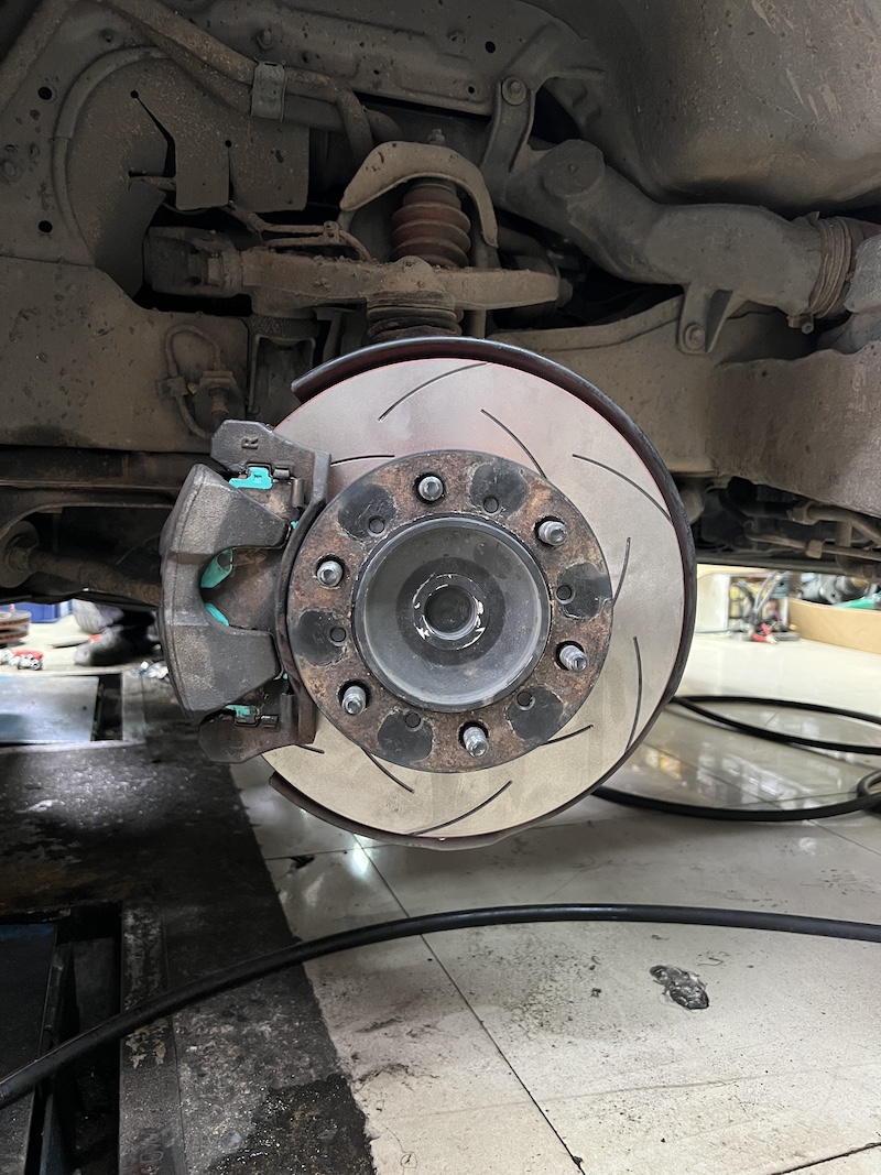 TOYOTA COMMUTER อัพเกรดระบบเบรกเพิ่มความมั่นใจ [+] TRW XPS จานเบรก [+] Nexzter pro spec ผ้าเบรก  สอบถามข้อมูลเพิ่มเติม หรือนัดหมายเข้ารับบริการ ️ : 08-6569-1915 ️ : 08-6544-5963  Line id : @88rw  Location : https://goo.gl/maps/HrNUAZXPN94KvxZ98  Facebook : https://www.facebook.com/88rwtire #pirelli #โช้คอัพ #ผ้าเบรก #ช่วงล่าง #ยางเจริญรุ่งเรือง #นนทบุรี #งามวงศ์วาน