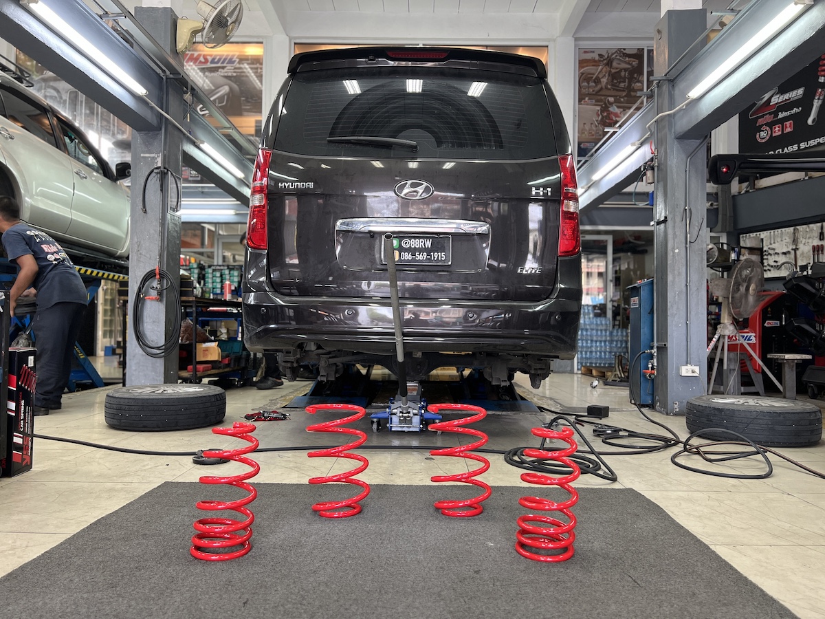 Hyundai H1 | โช้คอัพ Hybrid Set Monroe OE Spectrum + YSS DTG Plus + สปริง YSS | คืนความนุ่มนวล - ยางเจริญรุ่งเรือง จัดชุดอัปเกรด Hybrid Set เพื่อความสมบูรณ์แบบ: คู่หน้า Monroe OE Spectrum: เน้นความ นุ่มนวล สบายสไตล์รถยุโรป ลดแรงสั่นสะเทือนในห้องโดยสาร คู่หลัง YSS DTG Plus (ปรับ 7 ระดับ): โช้คอัพหลังปรับได้ 7 ระดับ เพิ่มความ หนึบแน่น และมั่นคงเมื่อบรรทุกผู้โดยสาร สปริง YSS Performance (หน้า/หลัง): สปริงที่ถูกออกแบบมาเพื่อ บาลานซ์น้ำหนักรถตู้ ช่วยลดอาการโยนตัวได้อย่างมีประสิทธิภาพ สิ่งที่จะได้รับหลังจากเข้ารับบริการ: ความนิ่งและสบาย: รถโคลงเคลงน้อยลง ผู้โดยสารแถวหลังนั่งสบายยิ่งขึ้นอย่างชัดเจน ควบคุมแม่นยำ: การผสานชุดโช้คอัพที่ลงตัว ช่วยให้พวงมาลัยตอบสนองดีขึ้น อะไหล่คุณภาพพรีเมียม: มั่นใจในคุณภาพของแบรนด์ Monroe และ YSS จบครบในที่เดียว: ติดตั้ง Setup และตั้งศูนย์โดยทีมช่างผู้เชี่ยวชาญ เหมาะสำหรับใคร? เจ้าของ H1 ที่เน้นความสบายของผู้โดยสารเป็นหลัก และต้องการความหนึบที่ปรับได้ ผู้ที่ต้องการฟื้นฟูช่วงล่างให้กลับมาสมบูรณ์และมั่นใจในการเดินทางไกล ยกระดับรถตู้ของคุณให้ขับขี่ปลอดภัยและสบายที่สุด! นัดหมายเข้ารับบริการได้เลยครับ สอบถามข้อมูลเพิ่มเติม หรือนัดหมายเข้ารับบริการ ️ : 08-6569-1915 ️ : 08-6544-5963 Line id : @88rw Location : https://goo.gl/maps/HrNUAZXPN94KvxZ98 Facebook : https://www.facebook.com/88rwtire #Hyundai #H1 #รถตู้ #Monroe #YSS #DTGPlus #โช้คอัพ #สปริง #ช่วงล่าง #ยางเจริญรุ่งเรือง #นนทบุรี #งามวงศ์วาน #ตั้งศูนย์ #อะไหล่ช่วงล่าง Tags สำหรับ Content Post: โช้คอัพ, Monroe OE Spectrum, YSS DTG Plus, YSS Spring Performance, Hyundai H1, รถตู้ H1, ช่วงล่างรถยนต์, อัปเกรดช่วงล่าง, ยางเจริญรุ่งเรือง, นนทบุรี, งามวงศ์วาน, ตั้งศูนย์ Hyundai H1 | โช้คอัพ Hybrid Set Monroe OE Spectrum + YSS DTG Plus + สปริง YSS | คืนความนุ่มนวล - ยางเจริญรุ่งเรือง จัดชุดอัปเกรด Hybrid Set เพื่อความสมบูรณ์แบบ: คู่หน้า Monroe OE Spectrum: เน้นความ นุ่มนวล สบายสไตล์รถยุโรป ลดแรงสั่นสะเทือนในห้องโดยสาร คู่หลัง YSS DTG Plus (ปรับ 7 ระดับ): โช้คอัพหลังปรับได้ 7 ระดับ เพิ่มความ หนึบแน่น และมั่นคงเมื่อบรรทุกผู้โดยสาร สปริง YSS Performance (หน้า/หลัง): สปริงที่ถูกออกแบบมาเพื่อ บาลานซ์น้ำหนักรถตู้ ช่วยลดอาการโยนตัวได้อย่างมีประสิทธิภาพ สิ่งที่จะได้รับหลังจากเข้ารับบริการ: ความนิ่งและสบาย: รถโคลงเคลงน้อยลง ผู้โดยสารแถวหลังนั่งสบายยิ่งขึ้นอย่างชัดเจน ควบคุมแม่นยำ: การผสานชุดโช้คอัพที่ลงตัว ช่วยให้พวงมาลัยตอบสนองดีขึ้น อะไหล่คุณภาพพรีเมียม: มั่นใจในคุณภาพของแบรนด์ Monroe และ YSS จบครบในที่เดียว: ติดตั้ง Setup และตั้งศูนย์โดยทีมช่างผู้เชี่ยวชาญ เหมาะสำหรับใคร? เจ้าของ H1 ที่เน้นความสบายของผู้โดยสารเป็นหลัก และต้องการความหนึบที่ปรับได้ ผู้ที่ต้องการฟื้นฟูช่วงล่างให้กลับมาสมบูรณ์และมั่นใจในการเดินทางไกล ยกระดับรถตู้ของคุณให้ขับขี่ปลอดภัยและสบายที่สุด! นัดหมายเข้ารับบริการได้เลยครับ สอบถามข้อมูลเพิ่มเติม หรือนัดหมายเข้ารับบริการ ️ : 08-6569-1915 ️ : 08-6544-5963 Line id : @88rw Location : https://goo.gl/maps/HrNUAZXPN94KvxZ98 Facebook : https://www.facebook.com/88rwtire #Hyundai #H1 #รถตู้ #Monroe #YSS #DTGPlus #โช้คอัพ #สปริง #ช่วงล่าง #ยางเจริญรุ่งเรือง #นนทบุรี #งามวงศ์วาน #ตั้งศูนย์ #อะไหล่ช่วงล่าง Tags สำหรับ Content Post: โช้คอัพ, Monroe OE Spectrum, YSS DTG Plus, YSS Spring Performance, Hyundai H1, รถตู้ H1, ช่วงล่างรถยนต์, อัปเกรดช่วงล่าง, ยางเจริญรุ่งเรือง, นนทบุรี, งามวงศ์วาน, ตั้งศูนย์