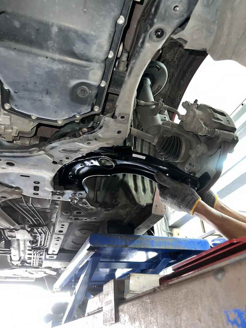 Honda City Turbo 1.0 | โช้ค Monroe OE Spectrum + ปีกนกล่างแท้ | คืนความนุ่มนวล มั่นคง - ยางเจริญรุ่งเรือง นนทบุรี  โพสต์ Facebook สำหรับ Honda City Turbo 1.0 + Monroe OE Spectrum & ปีกนกล่างแท้ [รูปภาพ Honda City Turbo 1.0 ที่กำลังติดตั้งโช้คอัพ/ปีกนกล่าง หรือภาพโช้คอัพ Monroe OE Spectrum & ปีกนกล่างแท้ ที่ดูโดดเด่น]   SEO PROVEN! Honda City Turbo คันนี้...จบครบทุกปัญหาช่วงล่าง!   ใครใช้ Honda City Turbo 1.0 แล้วรู้สึกว่ารถเริ่มกระด้าง โคลงเคลง หรือถึงเวลาเปลี่ยน ปีกนกล่าง ที่เสื่อมสภาพแล้ว... โช้คอัพ Monroe OE Spectrum คือคำตอบที่ถูกค้นหามากที่สุด!  เราจัดชุดใหญ่ ฟื้นฟูช่วงล่างให้กลับมาสมบูรณ์แบบ:  โช้คอัพ Monroe OE Spectrum: คืนความ นุ่มนวล สบายสไตล์รถยุโรป ด้วยเทคโนโลยี ICV ช่วยลดเสียงรบกวน  ปีกนกล่างแท้เบิกศูนย์: เปลี่ยนปีกนกล่างใหม่ เพื่อคืนความแม่นยำในการควบคุม และความแข็งแรงของช่วงล่าง  อะไหล่ส่วนควบครบชุด: เปลี่ยนทั้งหมดเพื่อความสมบูรณ์แบบสูงสุดของระบบกันสะเทือน  สิ่งที่จะได้รับหลังจากติดตั้ง:  นุ่มสบายกว่าเดิม: ฟีลลิ่งการขับขี่ที่นุ่มนวลและยืดหยุ่นสูง  ควบคุมแม่นยำ: รถทรงตัวได้ดีขึ้น หายขาดจากเสียงกุกกักจากปีกนก  คุณภาพอะไหล่แท้: มั่นใจในคุณภาพอะไหล่ระดับ OEM (Monroe) และปีกนกล่างแท้เบิกศูนย์  เหมาะสำหรับใคร?  เจ้าของ City Turbo ที่ต้องการ ความสบาย และ ความมั่นคง ในการขับขี่  ผู้ที่ต้องการฟื้นฟูช่วงล่างให้กลับมาสมบูรณ์แบบที่สุดด้วยอะไหล่คุณภาพสูง   อย่าปล่อยให้ช่วงล่างทำงานหนัก! แวะมาตรวจเช็กกับผู้เชี่ยวชาญวันนี้ครับ   สอบถามข้อมูลเพิ่มเติม หรือนัดหมายเข้ารับบริการ ️ : 08-6569-1915 ️ : 08-6544-5963  Line id : @88rw  Location : https://goo.gl/maps/HrNUAZXPN94KvxZ98  Facebook : https://www.facebook.com/88rwtire  #Honda #City #CityTurbo #Monroe #OESpectrum #ปีกนกล่าง #โช้คอัพ #ช่วงล่าง #ยางเจริญรุ่งเรือง #นนทบุรี #งามวงศ์วาน #ตั้งศูนย์ #ร้านซ่อมช่วงล่างดีๆใกล้ฉัน