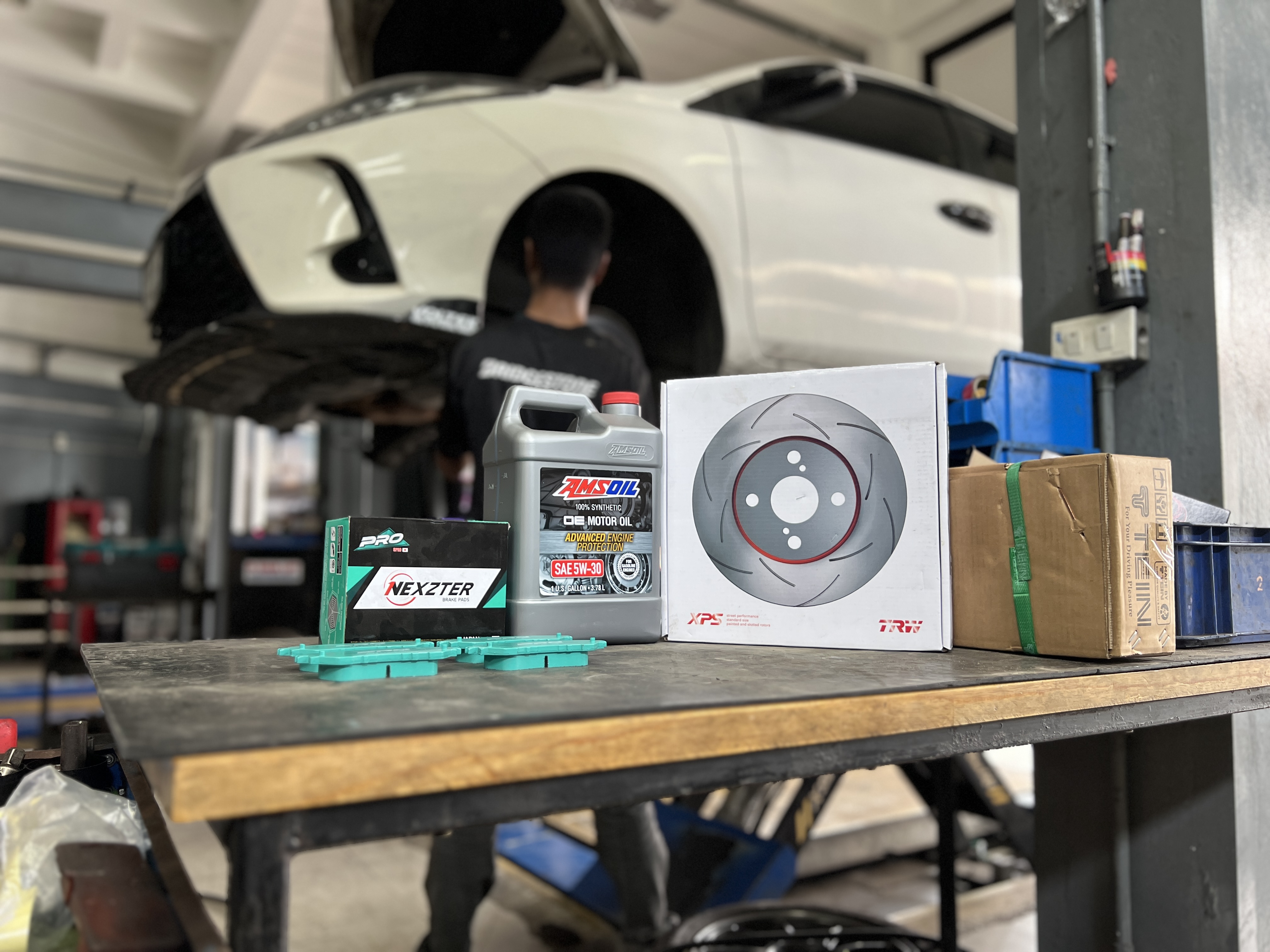 เมื่อ Toyota Yaris ATIV 2019 เข้ามาที่ร้านยางเจริญรุ่งเรือง เราจัดเต็มชุดใหญ่เพื่อสมรรถนะและความปลอดภัยแบบครบวงจร!  ชุดอัปเกรดที่จัดเต็มสำหรับ Yaris ATIV คันนี้!  ระบบเบรกขั้นสุด: ติดตั้ง ผ้าเบรก Nexzter PRO SPEC คู่กับ จานเบรก TRW XPS ที่ให้แรงเบรกสูง ทนความร้อนเยี่ยม และมั่นใจในทุกจังหวะเบรก  เครื่องยนต์ที่พร้อมลุย: เปลี่ยนถ่าย น้ำมันเครื่อง Amsoil OE Series พร้อม กรองน้ำมันเครื่องตรงรุ่น เพื่อการดูแลเครื่องยนต์อย่างเต็มที่  บริการติดตั้งครบวงจร: ดูแลโดยทีมช่างผู้เชี่ยวชาญ พร้อมบริการเปลี่ยนถ่ายน้ำมันเครื่องและติดตั้งอย่างพิถีพิถัน  สิ่งที่ลูกค้าจะได้รับ:  + ความปลอดภัยที่เพิ่มขึ้น: ระบบเบรกที่ทำงานได้อย่างเต็มประสิทธิภาพ ทำให้คุณมั่นใจในทุกการเดินทาง  + สมรรถนะที่ยอดเยี่ยม: รถของคุณจะขับสนุกขึ้น ตอบสนองได้ดีขึ้นในทุกจังหวะ  + ดูแลครบจบในที่เดียว: ไม่ต้องเสียเวลาไปหลายที่ เพราะเรามีทั้งสินค้าคุณภาพและทีมช่างที่พร้อมให้บริการ  เหมาะสำหรับใคร?  + เจ้าของ Yaris ATIV ที่ต้องการยกระดับ Performance ของรถให้เหนือกว่าเดิม  + ผู้ที่ให้ความสำคัญกับการดูแลรักษาเครื่องยนต์และระบบเบรกอย่างครอบคลุม   ยกระดับรถคุณให้เหนือกว่าใคร ด้วยบริการติดตั้งชุดใหญ่จาก #ยางเจริญรุ่งเรือง   สอบถามข้อมูลเพิ่มเติม หรือนัดหมายเข้ารับบริการ ️ : 08-6569-1915 ️ : 08-6544-5963  Line id : @88rw  Location : https://goo.gl/maps/HrNUAZXPN94KvxZ98  Facebook : https://www.facebook.com/88rwtire  #Toyota #YarisATIV #Yaris #Nexzter #TRW #ผ้าเบรก #จานเบรก #Amsoil #เปลี่ยนน้ำมันเครื่อง #ช่วงล่าง #ยางเจริญรุ่งเรือง #นนทบุรี #งามวงศ์วาน #ยางรถยนต์นนทบุรี #ช่วงล่างรถยนต์ #โช้คอัพรถยนต์