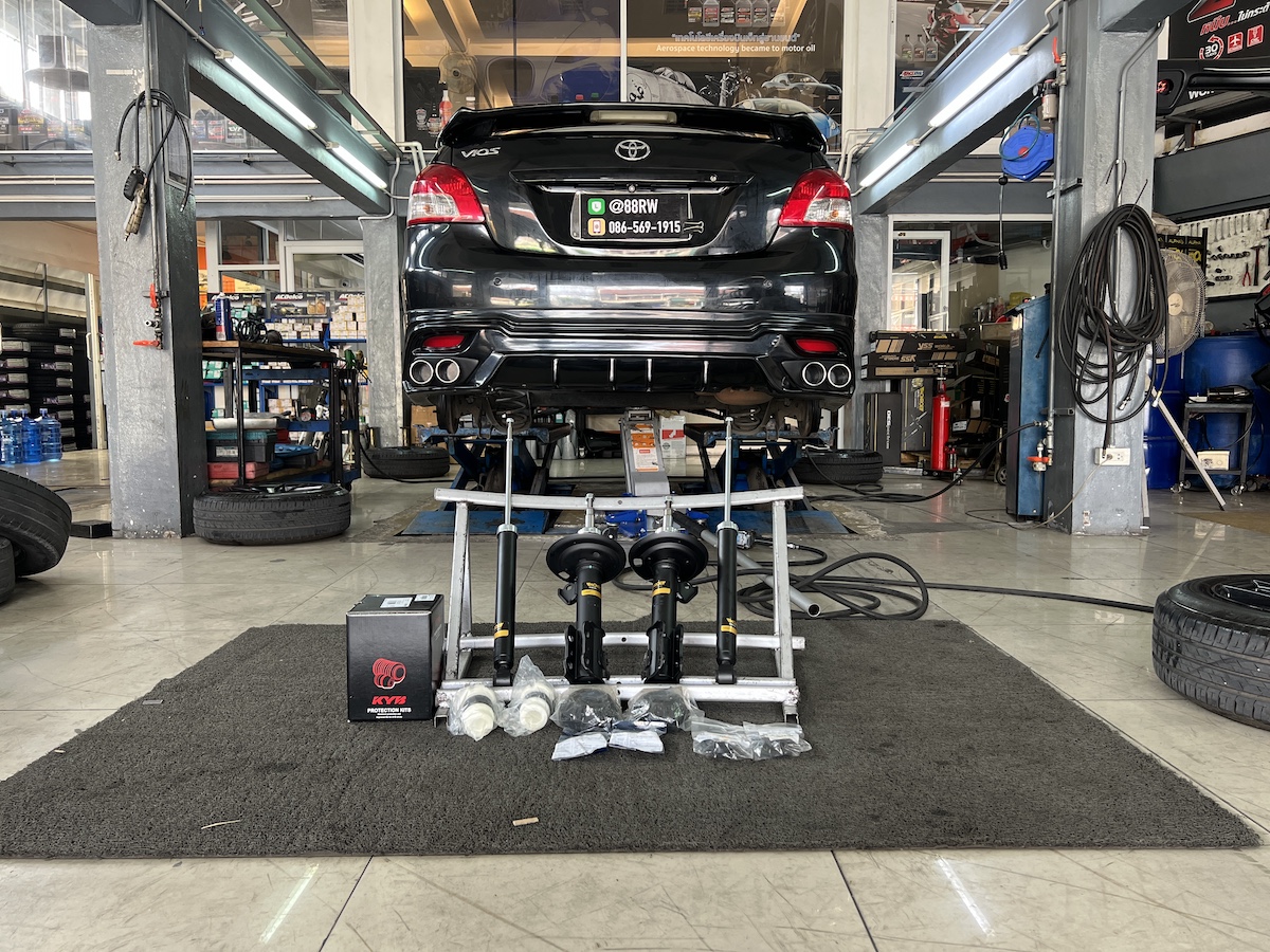 Toyota Vios Gen2 ฟื้นความนุ่มสบาย...เหมือนรถใหม่!   ใครใช้ Toyota Vios Gen2 แล้วรู้สึกว่าช่วงล่างเริ่มกระด้าง ไม่นุ่มนวลเหมือนเดิม... ถึงเวลาเปลี่ยนโช้คอัพใหม่ เพื่อความมั่นใจและสบายกว่าที่เคย!  เราขอแนะนำชุดอัปเกรดที่ครบจบในชุดเดียว! ติดตั้งโช้คอัพ Monroe OE Spectrum พร้อมบริการติดตั้งและตั้งศูนย์  สิ่งที่ได้รับหลังจากติดตั้ง:  ฟีลลิ่งแบบรถยุโรป: โช้คอัพ Monroe OE Spectrum ให้ความนุ่มนวลและยืดหยุ่นสูง ขับสบายในทุกสภาพถนน  ไร้กังวลเรื่องเสียง: เทคโนโลยี ICV ช่วยลดแรงสั่นสะเทือนและเสียงรบกวนในห้องโดยสาร ทำให้การขับขี่เงียบขึ้น  ทนทานกว่าเดิม: ผลิตด้วยวัสดุคุณภาพสูง ทนทานต่อการใช้งาน และยืดอายุการใช้งานของช่วงล่าง  จบครบทุกปัญหา: ติดตั้งโดยทีมช่างผู้เชี่ยวชาญ พร้อมบริการตั้งศูนย์ด้วยเครื่องมือที่ทันสมัยที่สุด  เหมาะสำหรับใคร?  เจ้าของ Toyota Vios ที่ต้องการความสบายในการขับขี่ประจำวัน  ผู้ที่ต้องการอัปเกรดช่วงล่างให้มีความมั่นคง ปลอดภัย และนุ่มนวลยิ่งขึ้น   สำหรับเจ้าของ Vios ที่อยากได้ฟีลลิ่งขับขี่ที่สบายขึ้น แต่มั่นใจกว่าเดิม Monroe OE Spectrum คือคำตอบ!   สอบถามข้อมูลเพิ่มเติม หรือนัดหมายเข้ารับบริการ ️ : 08-6569-1915 ️ : 08-6544-5963  Line id : @88rw  Location : https://goo.gl/maps/HrNUAZXPN94KvxZ98  Facebook : https://www.facebook.com/88rwtire  #Toyota #Vios #ViosGen2 #Monroe #OESpectrum #โช้คอัพ #ช่วงล่าง #ยางเจริญรุ่งเรือง #นนทบุรี #งามวงศ์วาน #ยางรถยนต์นนทบุรี #ช่วงล่างรถยนต์ #โช้คอัพรถยนต์