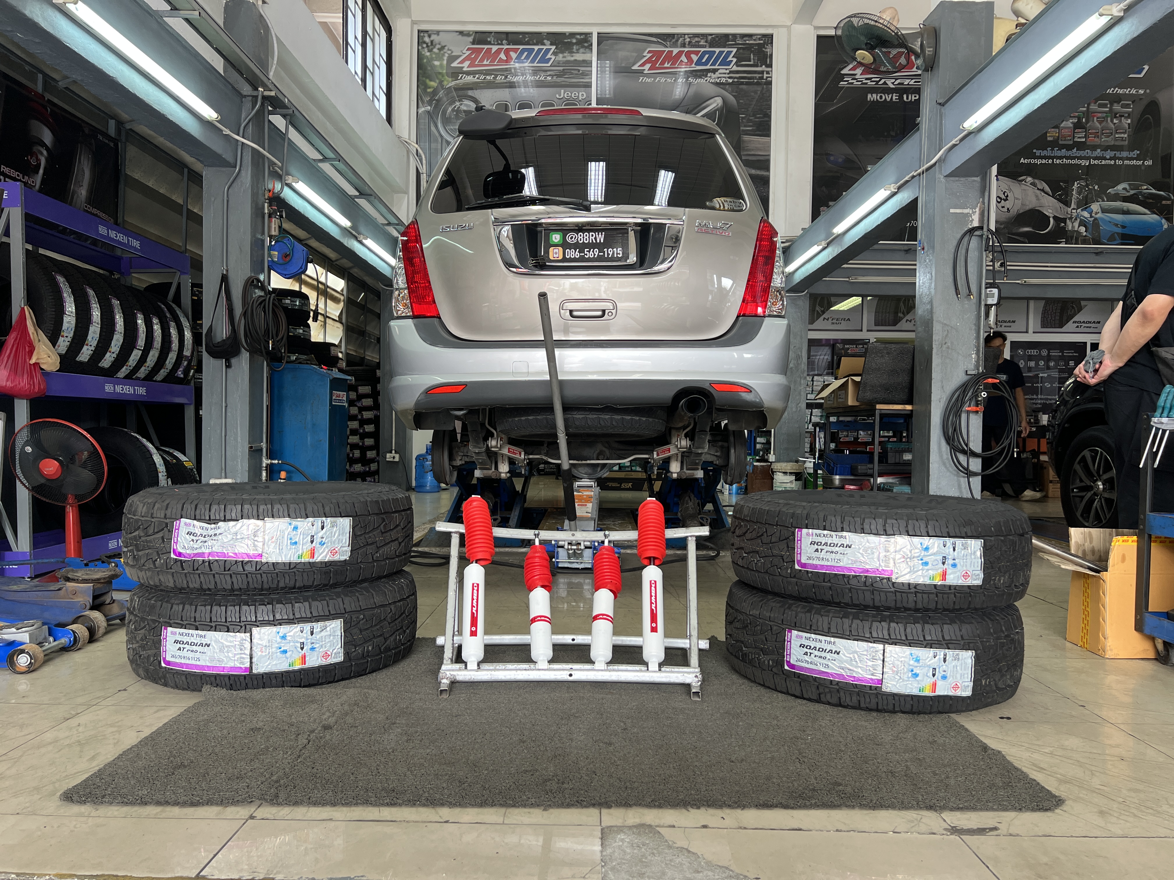 เจ้าของ Isuzu MU-7 ที่อยากให้รถพร้อมลุยทุกเส้นทาง ทั้งในเมืองและสายผจญภัย เรามีชุดอัปเกรดที่ครบจบในที่เดียว! ติดตั้งโช้คอัพ Profender JUMBO และยาง Nexen AT RA8 265/70R16 พร้อมบริการติดตั้งและตั้งศูนย์ สิ่งที่ลูกค้าจะได้รับ: + ช่วงล่างสุดแกร่ง: โช้คอัพ Profender JUMBO ที่มีขนาดกระบอกและลูกสูบใหญ่พิเศษ ทนทานสุดๆ และยังคงความนุ่มนวล + พร้อมลุยทุกสภาพถนน: ยาง Nexen AT RA8 ที่ให้สมรรถนะยอดเยี่ยมบนถนนเปียกและแห้ง พร้อมลายดอกยางที่ออกแบบมาเพื่อการยึดเกาะที่ดีบนทุกสภาพผิว + ความนุ่มนวลที่เหนือกว่า: ชุดนี้ช่วยให้การขับขี่นุ่มนวลและสบายขึ้นอย่างเห็นได้ชัด + จบครบในที่เดียว: ทีมช่างผู้เชี่ยวชาญดูแลการติดตั้งอย่างพิถีพิถัน พร้อมบริการตั้งศูนย์ด้วยเครื่องมือที่ทันสมัยที่สุด เหมาะสำหรับใคร? + เจ้าของ MU-7 ที่เน้นความแข็งแกร่งและใช้งานรถอย่างสมบุกสมบัน + ผู้ที่ต้องการอัปเกรดความปลอดภัยและสมรรถนะให้กับรถเพื่อการเดินทางที่มั่นใจยิ่งขึ้น  ยกระดับรถคุณให้พร้อมลุย ด้วยบริการติดตั้งชุดใหญ่จาก #ยางเจริญรุ่งเรือง  สอบถามข้อมูลเพิ่มเติม หรือนัดหมายเข้ารับบริการ ️ : 08-6569-1915 ️ : 08-6544-5963  Line id : @88rw  Location : https://goo.gl/maps/HrNUAZXPN94KvxZ98  Facebook : https://www.facebook.com/88rwtire #Isuzu #MU7 #Profender #ProfenderJUMBO #Nexen #NexenATRA8 #ยางรถยนต์ #โช้คอัพ #ช่วงล่าง #ยางเจริญรุ่งเรือง #นนทบุรี #งามวงศ์วาน #ยางรถยนต์นนทบุรี #ช่วงล่างรถยนต์ #โช้คอัพรถยนต์