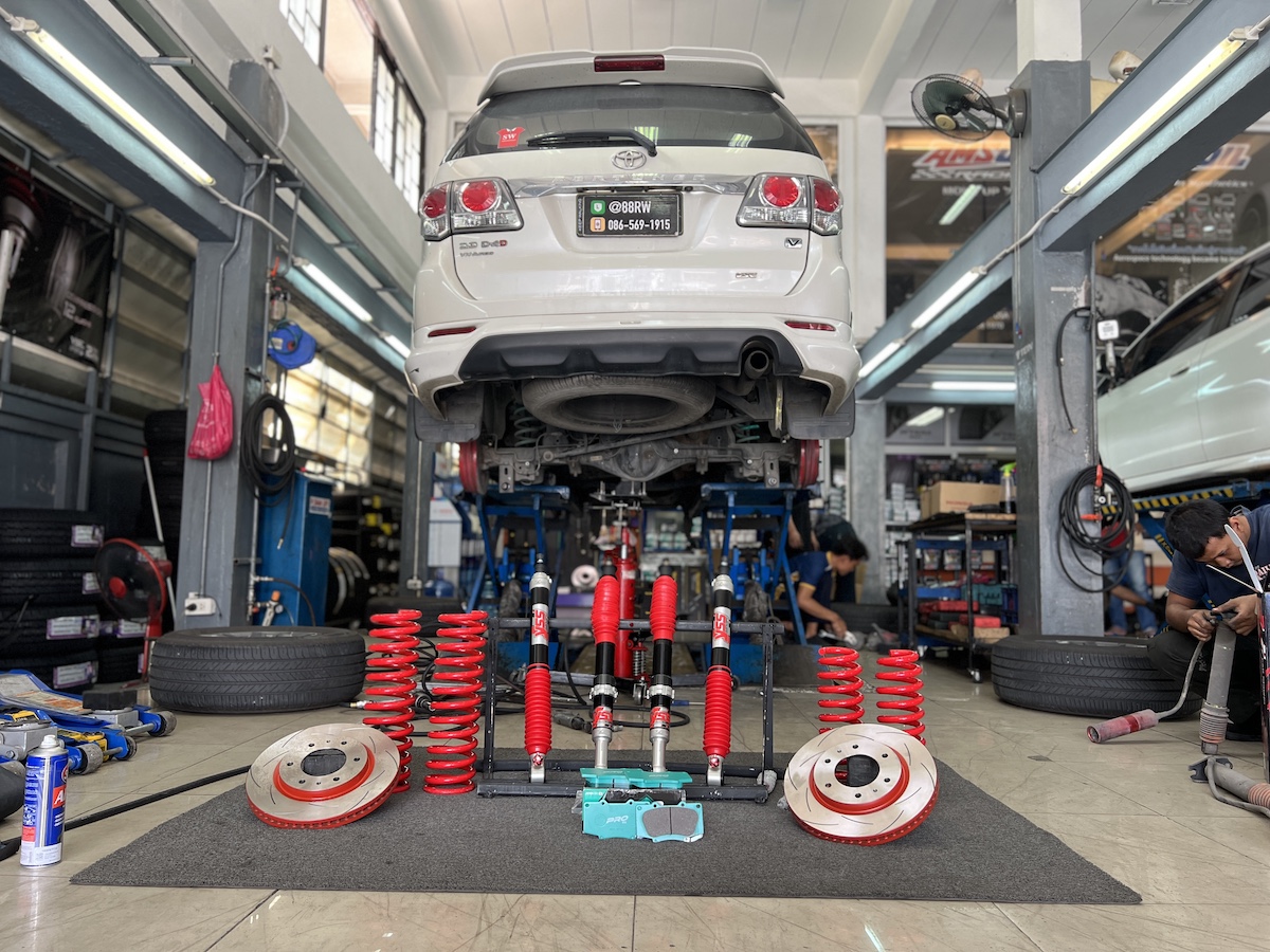 TOYOTA FORTUNER 2012 อัพเกรดช่วงล่าง เน้นตัวท้อป ใช้งานประจำวันแทนชุดเดิมที่ใช้งานมานาน พร้อมอัพเกรดระบบเบรกนั้นอย่างดี งานนี้อัปเกรดชุดใหญ่ เน้น Performance & Safety! โช้คอัพ YSS Z-SERIES (FULL SET): โช้คอัพ Monotube ตัวท็อป ปรับ Rebound ได้ 30 ระดับ มอบฟีลลิ่ง "นิ่ง นุ่ม หนึบ" ให้รถเกาะถนนในทุกย่านความเร็ว สปริง YSS PERFORMANCE: ออกแบบมาเพื่อทำงานร่วมกับ Z-Series โดยเฉพาะ ช่วย บาลานซ์น้ำหนัก และลดอาการโคลงเคลง จานเบรก TRW XPS (อัปเกรด): จานเบรกเซาะร่องคุณภาพสูง ทนความร้อน และช่วยระบายฝุ่น/ก๊าซจากการเบรก ผ้าเบรก NEXZTER PRO SPEC: ผ้าเบรกเกรดสปอร์ต ทนความร้อนสูง ให้แรงเบรกที่มั่นคงและสม่ำเสมอ สิ่งที่จะได้รับหลังจากติดตั้ง: สมรรถนะระดับพรีเมียม: ช่วงล่างและเบรกที่ทำงานร่วมกันอย่างสมบูรณ์แบบ ปลอดภัยกว่าเดิมหลายเท่าตัว การควบคุมที่แม่นยำ: เข้าโค้งมั่นใจ ลดอาการโคลงเคลง แม้ขับด้วยความเร็วสูง จบครบในที่เดียว: ติดตั้ง Setup และตั้งศูนย์โดยทีมช่างผู้เชี่ยวชาญ เหมาะสำหรับใคร? เจ้าของ Fortuner ที่ต้องการ Performance สูงสุดในการขับขี่ ผู้ที่เน้นความปลอดภัยและต้องการช่วงล่างที่พร้อมลุยทุกสภาพถนน อัปเกรดรถคุณให้เหนือกว่าใคร ด้วยบริการติดตั้งชุดใหญ่จาก #ยางเจริญรุ่งเรือง สอบถามข้อมูลเพิ่มเติม หรือนัดหมายเข้ารับบริการ ️ : 08-6569-1915 ️ : 08-6544-5963 Line id : @88rw Location : https://goo.gl/maps/HrNUAZXPN94KvxZ98 Facebook : https://www.facebook.com/88rwtire #Toyota #Fortuner #YSS #ZSeries #Nexzter #TRW #โช้คอัพ #เบรก #ช่วงล่าง #ยางเจริญรุ่งเรือง #นนทบุรี #งามวงศ์วาน TOYOTA FORTUNER 2012 อัพเกรดช่วงล่าง เน้นตัวท้อป ใช้งานประจำวันแทนชุดเดิมที่ใช้งานมานาน พร้อมอัพเกรดระบบเบรกนั้นอย่างดี งานนี้อัปเกรดชุดใหญ่ เน้น Performance & Safety! โช้คอัพ YSS Z-SERIES (FULL SET): โช้คอัพ Monotube ตัวท็อป ปรับ Rebound ได้ 30 ระดับ มอบฟีลลิ่ง "นิ่ง นุ่ม หนึบ" ให้รถเกาะถนนในทุกย่านความเร็ว สปริง YSS PERFORMANCE: ออกแบบมาเพื่อทำงานร่วมกับ Z-Series โดยเฉพาะ ช่วย บาลานซ์น้ำหนัก และลดอาการโคลงเคลง จานเบรก TRW XPS (อัปเกรด): จานเบรกเซาะร่องคุณภาพสูง ทนความร้อน และช่วยระบายฝุ่น/ก๊าซจากการเบรก ผ้าเบรก NEXZTER PRO SPEC: ผ้าเบรกเกรดสปอร์ต ทนความร้อนสูง ให้แรงเบรกที่มั่นคงและสม่ำเสมอ สิ่งที่จะได้รับหลังจากติดตั้ง: สมรรถนะระดับพรีเมียม: ช่วงล่างและเบรกที่ทำงานร่วมกันอย่างสมบูรณ์แบบ ปลอดภัยกว่าเดิมหลายเท่าตัว การควบคุมที่แม่นยำ: เข้าโค้งมั่นใจ ลดอาการโคลงเคลง แม้ขับด้วยความเร็วสูง จบครบในที่เดียว: ติดตั้ง Setup และตั้งศูนย์โดยทีมช่างผู้เชี่ยวชาญ เหมาะสำหรับใคร? เจ้าของ Fortuner ที่ต้องการ Performance สูงสุดในการขับขี่ ผู้ที่เน้นความปลอดภัยและต้องการช่วงล่างที่พร้อมลุยทุกสภาพถนน อัปเกรดรถคุณให้เหนือกว่าใคร ด้วยบริการติดตั้งชุดใหญ่จาก #ยางเจริญรุ่งเรือง สอบถามข้อมูลเพิ่มเติม หรือนัดหมายเข้ารับบริการ ️ : 08-6569-1915 ️ : 08-6544-5963 Line id : @88rw Location : https://goo.gl/maps/HrNUAZXPN94KvxZ98 Facebook : https://www.facebook.com/88rwtire #Toyota #Fortuner #YSS #ZSeries #Nexzter #TRW #โช้คอัพ #เบรก #ช่วงล่าง #ยางเจริญรุ่งเรือง #นนทบุรี #งามวงศ์วาน