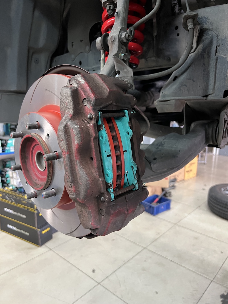 TOYOTA FORTUNER 2012 อัพเกรดช่วงล่าง เน้นตัวท้อป ใช้งานประจำวันแทนชุดเดิมที่ใช้งานมานาน พร้อมอัพเกรดระบบเบรกนั้นอย่างดี งานนี้อัปเกรดชุดใหญ่ เน้น Performance & Safety! โช้คอัพ YSS Z-SERIES (FULL SET): โช้คอัพ Monotube ตัวท็อป ปรับ Rebound ได้ 30 ระดับ มอบฟีลลิ่ง "นิ่ง นุ่ม หนึบ" ให้รถเกาะถนนในทุกย่านความเร็ว สปริง YSS PERFORMANCE: ออกแบบมาเพื่อทำงานร่วมกับ Z-Series โดยเฉพาะ ช่วย บาลานซ์น้ำหนัก และลดอาการโคลงเคลง จานเบรก TRW XPS (อัปเกรด): จานเบรกเซาะร่องคุณภาพสูง ทนความร้อน และช่วยระบายฝุ่น/ก๊าซจากการเบรก ผ้าเบรก NEXZTER PRO SPEC: ผ้าเบรกเกรดสปอร์ต ทนความร้อนสูง ให้แรงเบรกที่มั่นคงและสม่ำเสมอ สิ่งที่จะได้รับหลังจากติดตั้ง: สมรรถนะระดับพรีเมียม: ช่วงล่างและเบรกที่ทำงานร่วมกันอย่างสมบูรณ์แบบ ปลอดภัยกว่าเดิมหลายเท่าตัว การควบคุมที่แม่นยำ: เข้าโค้งมั่นใจ ลดอาการโคลงเคลง แม้ขับด้วยความเร็วสูง จบครบในที่เดียว: ติดตั้ง Setup และตั้งศูนย์โดยทีมช่างผู้เชี่ยวชาญ เหมาะสำหรับใคร? เจ้าของ Fortuner ที่ต้องการ Performance สูงสุดในการขับขี่ ผู้ที่เน้นความปลอดภัยและต้องการช่วงล่างที่พร้อมลุยทุกสภาพถนน อัปเกรดรถคุณให้เหนือกว่าใคร ด้วยบริการติดตั้งชุดใหญ่จาก #ยางเจริญรุ่งเรือง สอบถามข้อมูลเพิ่มเติม หรือนัดหมายเข้ารับบริการ ️ : 08-6569-1915 ️ : 08-6544-5963 Line id : @88rw Location : https://goo.gl/maps/HrNUAZXPN94KvxZ98 Facebook : https://www.facebook.com/88rwtire #Toyota #Fortuner #YSS #ZSeries #Nexzter #TRW #โช้คอัพ #เบรก #ช่วงล่าง #ยางเจริญรุ่งเรือง #นนทบุรี #งามวงศ์วาน TOYOTA FORTUNER 2012 อัพเกรดช่วงล่าง เน้นตัวท้อป ใช้งานประจำวันแทนชุดเดิมที่ใช้งานมานาน พร้อมอัพเกรดระบบเบรกนั้นอย่างดี งานนี้อัปเกรดชุดใหญ่ เน้น Performance & Safety! โช้คอัพ YSS Z-SERIES (FULL SET): โช้คอัพ Monotube ตัวท็อป ปรับ Rebound ได้ 30 ระดับ มอบฟีลลิ่ง "นิ่ง นุ่ม หนึบ" ให้รถเกาะถนนในทุกย่านความเร็ว สปริง YSS PERFORMANCE: ออกแบบมาเพื่อทำงานร่วมกับ Z-Series โดยเฉพาะ ช่วย บาลานซ์น้ำหนัก และลดอาการโคลงเคลง จานเบรก TRW XPS (อัปเกรด): จานเบรกเซาะร่องคุณภาพสูง ทนความร้อน และช่วยระบายฝุ่น/ก๊าซจากการเบรก ผ้าเบรก NEXZTER PRO SPEC: ผ้าเบรกเกรดสปอร์ต ทนความร้อนสูง ให้แรงเบรกที่มั่นคงและสม่ำเสมอ สิ่งที่จะได้รับหลังจากติดตั้ง: สมรรถนะระดับพรีเมียม: ช่วงล่างและเบรกที่ทำงานร่วมกันอย่างสมบูรณ์แบบ ปลอดภัยกว่าเดิมหลายเท่าตัว การควบคุมที่แม่นยำ: เข้าโค้งมั่นใจ ลดอาการโคลงเคลง แม้ขับด้วยความเร็วสูง จบครบในที่เดียว: ติดตั้ง Setup และตั้งศูนย์โดยทีมช่างผู้เชี่ยวชาญ เหมาะสำหรับใคร? เจ้าของ Fortuner ที่ต้องการ Performance สูงสุดในการขับขี่ ผู้ที่เน้นความปลอดภัยและต้องการช่วงล่างที่พร้อมลุยทุกสภาพถนน อัปเกรดรถคุณให้เหนือกว่าใคร ด้วยบริการติดตั้งชุดใหญ่จาก #ยางเจริญรุ่งเรือง สอบถามข้อมูลเพิ่มเติม หรือนัดหมายเข้ารับบริการ ️ : 08-6569-1915 ️ : 08-6544-5963 Line id : @88rw Location : https://goo.gl/maps/HrNUAZXPN94KvxZ98 Facebook : https://www.facebook.com/88rwtire #Toyota #Fortuner #YSS #ZSeries #Nexzter #TRW #โช้คอัพ #เบรก #ช่วงล่าง #ยางเจริญรุ่งเรือง #นนทบุรี #งามวงศ์วาน