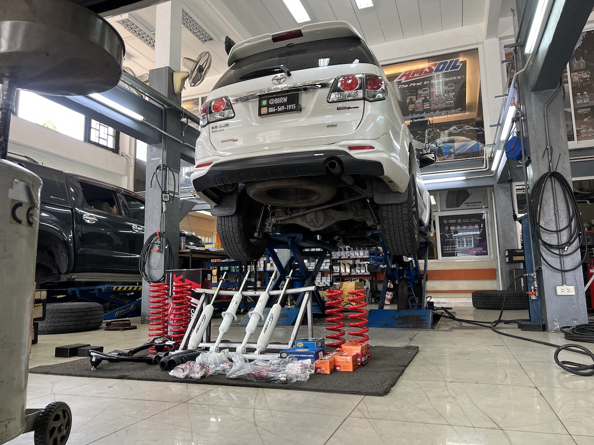 Fortuner คันนี้...พร้อมลุยทุกเส้นทาง!  ใครใช้ Toyota Fortuner แล้วรู้สึกว่าอยากเพิ่มสมรรถนะการขับขี่ให้เหนือกว่าเดิม ทั้งเรื่องความนุ่มนวลและความแข็งแกร่ง... เราจัดชุดใหญ่เพื่อการเดินทางที่มั่นใจยิ่งขึ้น! งานนี้จัดเต็มชุดใหญ่เพื่อสมรรถนะสูงสุด!  ช่วงล่างสุดแกร่ง: ติดตั้ง โช้คอัพ Pro Comp คู่กับ สปริง YSS Performance เพื่อการขับขี่ที่นุ่มนวลแต่ยังคงความหนึบแน่น และรองรับการใช้งานหนักได้ดี  ระบบบังคับเลี้ยวสมบูรณ์แบบ: เปลี่ยนชุดลูกหมากของ ตอง 5 ญี่ปุ่นแท้ ทั้งชุด เพื่อการควบคุมที่แม่นยำและปลอดภัย  จบครบในที่เดียว: ทีมช่างผู้เชี่ยวชาญดูแลการติดตั้งอย่างพิถีพิถัน พร้อมบริการตั้งศูนย์ด้วยเครื่องมือที่ทันสมัยที่สุด สิ่งที่จะได้รับหลังจากติดตั้ง: + ความทนทานขั้นสุด: ชุดช่วงล่างที่ออกแบบมาเพื่อการใช้งานที่หลากหลาย ทำให้รถคุณพร้อมรับมือกับทุกสภาพถนน + ฟีลลิ่งการขับขี่ที่ดีขึ้น: รถนุ่มนวลขึ้น, เกาะถนนดีขึ้น, เข้าโค้งได้อย่างมั่นใจ + จบครบในที่เดียว: ไม่ต้องเสียเวลาไปหลายที่ เพราะเรามีทั้งสินค้าคุณภาพและทีมช่างที่พร้อมให้บริการ เหมาะสำหรับใคร? + เจ้าของ Fortuner ที่เน้นการใช้งานแบบสมบุกสมบันหรือเดินทางไกล + ผู้ที่ต้องการยกระดับ Performance ให้ดีที่สุดทั้งในด้านความนุ่มนวลและความแข็งแกร่ง  ยกระดับรถคุณให้เหนือกว่าใคร ด้วยบริการติดตั้งชุดใหญ่จาก #ยางเจริญรุ่งเรือง  สอบถามข้อมูลเพิ่มเติม หรือนัดหมายเข้ารับบริการ ️ : 08-6569-1915 ️ : 08-6544-5963  Line id : @88rw  Location : https://goo.gl/maps/HrNUAZXPN94KvxZ98  Facebook : https://www.facebook.com/88rwtire #Toyota #Fortuner #ProComp #YSS #โช้คอัพ #สปริง #ลูกหมาก #ช่วงล่าง #ยางเจริญรุ่งเรือง #นนทบุรี #งามวงศ์วาน #ยางรถยนต์นนทบุรี #ช่วงล่างรถยนต์ #โช้คอัพรถยนต์