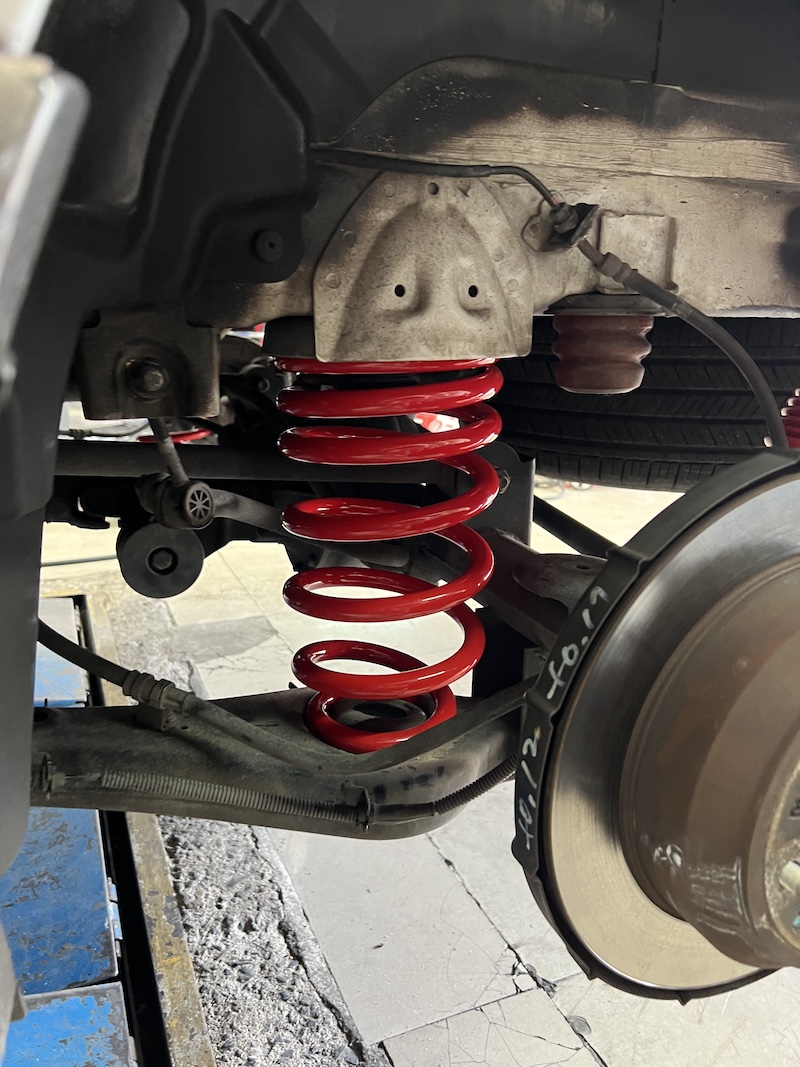 Hyundai H1 | โช้คอัพ Monroe OE Spectrum + YSS DTG Plus + สปริง YSS Comfort | แก้รถตู้โคลงเคลง นุ่มสบาย - ยางเจริญรุ่งเรือง ใครใช้ Hyundai H1 แล้วรู้สึกว่ารถตู้โดยสารมีอาการ ท้ายโยน, ย้วยส่าย หรือ โคลงเคลงหนัก เมื่อเข้าโค้ง... ถึงเวลาอัปเกรดชุดใหญ่เพื่อความมั่นคงและความสบายระดับ VIP แล้วครับ! เราจัดชุดอัปเกรด Hybrid Set (Comfort & Stability) ที่ลงตัวที่สุด!  คู่หน้า Monroe OE Spectrum: เน้นความ นุ่มนวล สบายสไตล์รถยุโรป ลดแรงสั่นสะเทือนในห้องโดยสาร  คู่หลัง YSS DTG Plus (ปรับ 7 ระดับ): โช้คอัพหลังปรับความหนืดได้ 7 ระดับ ช่วยควบคุมอาการท้ายโยนได้อย่างตรงจุด  สปริง YSS Comfort Series (หน้า/หลัง): สปริงที่ถูกออกแบบมาเพื่อ บาลานซ์น้ำหนักรถตู้ ช่วยให้รถนิ่งและลดอาการโคลงเคลงของตัวรถ สิ่งที่จะได้รับหลังจากเข้ารับบริการ: นิ่งสนิท สบายสูงสุด: รถโคลงเคลงน้อยลงอย่างชัดเจน ผู้โดยสารนั่งสบายยิ่งขึ้นอย่างรู้สึกได้ ควบคุมแม่นยำ: พวงมาลัยตอบสนองดีขึ้น หายขาดจากอาการท้ายโยน อะไหล่คุณภาพพรีเมียม: มั่นใจในคุณภาพของแบรนด์ Monroe และ YSS จบครบในที่เดียว: ติดตั้ง Setup และบริการ ตั้งศูนย์ (Hunter) ที่ร้าน ยางเจริญรุ่งเรือง นนทบุรี  ยกระดับรถตู้ของคุณให้ขับขี่ปลอดภัยและสบายที่สุด! นัดหมายเข้ารับบริการได้เลยครับ  สอบถามข้อมูลเพิ่มเติม หรือนัดหมายเข้ารับบริการ ️ : 08-6569-1915 ️ : 08-6544-5963  Line id : @88rw  Location : https://goo.gl/maps/HrNUAZXPN94KvxZ98  Facebook : https://www.facebook.com/88rwtire #Hyundai #H1 #รถตู้ #Monroe #YSS #DTGPlus #โช้คอัพ #สปริง #ช่วงล่าง #แก้รถโคลง #ยางเจริญรุ่งเรือง #นนทบุรี #งามวงศ์วาน #ตั้งศูนย์ #ร้านซ่อมช่วงล่างดีๆใกล้ฉัน