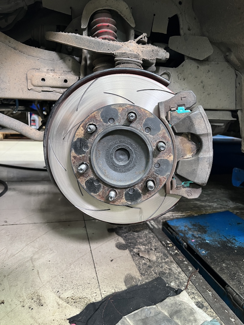 TOYOTA COMMUTER อัพเกรดระบบเบรกเพิ่มความมั่นใจ [+] TRW XPS จานเบรก [+] Nexzter pro spec ผ้าเบรก  สอบถามข้อมูลเพิ่มเติม หรือนัดหมายเข้ารับบริการ ️ : 08-6569-1915 ️ : 08-6544-5963  Line id : @88rw  Location : https://goo.gl/maps/HrNUAZXPN94KvxZ98  Facebook : https://www.facebook.com/88rwtire #pirelli #โช้คอัพ #ผ้าเบรก #ช่วงล่าง #ยางเจริญรุ่งเรือง #นนทบุรี #งามวงศ์วาน