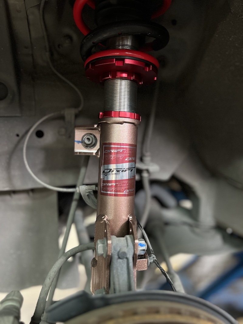 Toyota Veloz x Profender Drift Series “ช่วงล่างใหม่ ฟีลลิ่งสบาย ใช้งานทุกวันได้จริง” ลูกค้า Toyota Veloz อัปเกรดช่วงล่างด้วย Profender Drift Series + ปรับได้ 16 ระดับ หน้า–หลัง + จัดทรงเล็กน้อย ไม่โหลดมาก ยังใช้งานสะดวก + เหมาะสำหรับขับขี่ประจำวัน ทั้งในเมืองและวิ่งทางไกล + ความแตกต่างที่สัมผัสได้หลังติดตั้ง ขับนุ่มนวลขึ้น ไม่เด้ง ไม่จั๊ม เข้าโค้งมั่นใจ รถเกาะถนนดี หนึบกำลังพอดี แต่ไม่แข็งกระด้าง ครอบครัวนั่งสบาย ใช้งานได้จริงทุกวัน เหมาะสำหรับคนที่อยากให้รถ นั่งสบาย + หนึบแน่น มากกว่าโช้คเดิม แต่ไม่อยากโหลดเยอะ สอบถามข้อมูลเพิ่มเติม หรือนัดหมายเข้ารับบริการ ️ : 08-6569-1915 ️ : 08-6544-5963 Line id : @88rw Facebook : https://www.facebook.com/88rwtire Location : https://goo.gl/maps/HrNUAZXPN94KvxZ98 #ToyotaVeloz #Profender #ยางรถยนต์นนทบุรี #ช่วงล่างรถยนต์ #โช้คอัพรถยนต์ Toyota Veloz x Profender Drift Series “ช่วงล่างใหม่ ฟีลลิ่งสบาย ใช้งานทุกวันได้จริง” ลูกค้า Toyota Veloz อัปเกรดช่วงล่างด้วย Profender Drift Series + ปรับได้ 16 ระดับ หน้า–หลัง + จัดทรงเล็กน้อย ไม่โหลดมาก ยังใช้งานสะดวก + เหมาะสำหรับขับขี่ประจำวัน ทั้งในเมืองและวิ่งทางไกล + ความแตกต่างที่สัมผัสได้หลังติดตั้ง ขับนุ่มนวลขึ้น ไม่เด้ง ไม่จั๊ม เข้าโค้งมั่นใจ รถเกาะถนนดี หนึบกำลังพอดี แต่ไม่แข็งกระด้าง ครอบครัวนั่งสบาย ใช้งานได้จริงทุกวัน เหมาะสำหรับคนที่อยากให้รถ นั่งสบาย + หนึบแน่น มากกว่าโช้คเดิม แต่ไม่อยากโหลดเยอะ สอบถามข้อมูลเพิ่มเติม หรือนัดหมายเข้ารับบริการ ️ : 08-6569-1915 ️ : 08-6544-5963 Line id : @88rw Facebook : https://www.facebook.com/88rwtire Location : https://goo.gl/maps/HrNUAZXPN94KvxZ98 #ToyotaVeloz #Profender #ยางรถยนต์นนทบุรี #ช่วงล่างรถยนต์ #โช้คอัพรถยนต์
