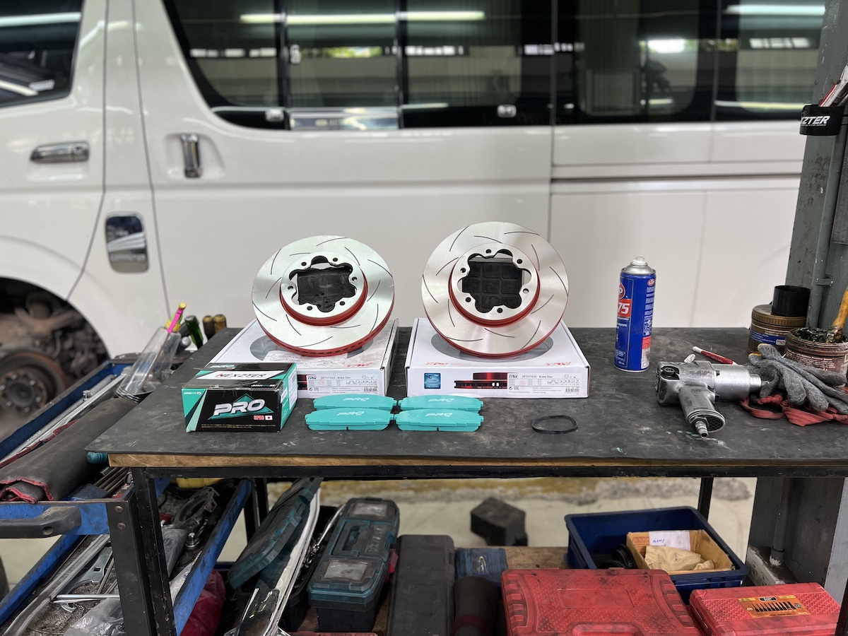 TOYOTA COMMUTER อัพเกรดระบบเบรกเพิ่มความมั่นใจ [+] TRW XPS จานเบรก [+] Nexzter pro spec ผ้าเบรก  สอบถามข้อมูลเพิ่มเติม หรือนัดหมายเข้ารับบริการ ️ : 08-6569-1915 ️ : 08-6544-5963  Line id : @88rw  Location : https://goo.gl/maps/HrNUAZXPN94KvxZ98  Facebook : https://www.facebook.com/88rwtire #pirelli #โช้คอัพ #ผ้าเบรก #ช่วงล่าง #ยางเจริญรุ่งเรือง #นนทบุรี #งามวงศ์วาน