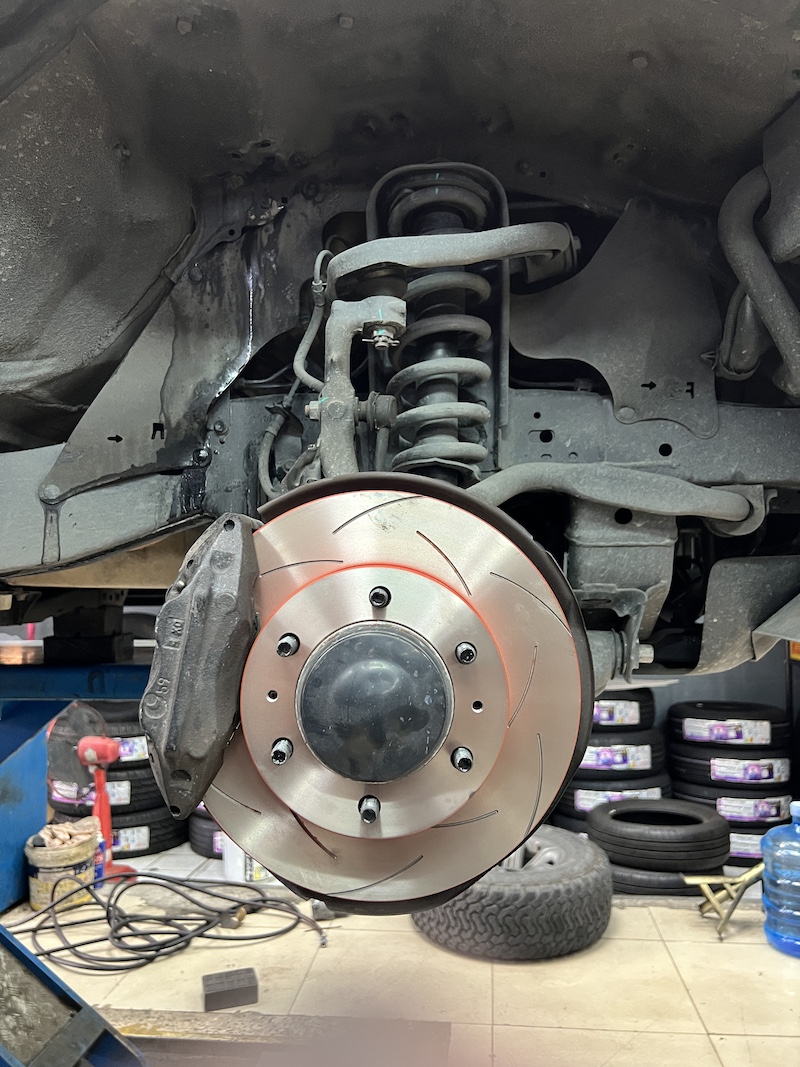 Toyota Fortuner 2005 | อัปเกรดจานเบรก TRW XPS + ผ้าเบรก YOSHI ALPHA| เบรกมั่นใจ - ยางเจริญรุ่งเรือง นนทบุรี อัปเกรดเบรกคุณภาพพรีเมียม!  จานเบรก TRW XPS (เซาะร่อง): จานเบรกสมรรถนะสูง ช่วยระบายความร้อนได้อย่างรวดเร็ว ลดปัญหาเบรกเฟดและอาการจานโก่ง  ผ้าเบรก YOSHI ALPHA: ผ้าเบรกเกรด SUV/Pickup ที่ให้แรงเบรกหนึบแน่น ทนความร้อนสูง เหมาะสำหรับรถที่บรรทุกหรือวิ่งทางไกล สิ่งที่จะได้รับหลังจากติดตั้ง: เบรกสั้น คุมอยู่: เพิ่มแรงเบรกได้อย่างชัดเจน มั่นใจได้ทุกครั้งที่เหยียบ ทนร้อน ไม่เฟด: ระบบเบรกทำงานได้อย่างเสถียร แม้มีการเบรกหนักต่อเนื่อง จบครบในที่เดียว: ติดตั้งโดยทีมช่างผู้เชี่ยวชาญ พร้อมบริการเจียรจานและ ตั้งศูนย์ เพื่อให้รถคุณปลอดภัย 100% เหมาะสำหรับใคร? เจ้าของ Fortuner ที่ต้องการยกระดับความปลอดภัยและความมั่นใจในการเบรกให้ดีกว่า OEM ผู้ที่ใช้งานรถบรรทุก หรือเดินทางไกลเป็นประจำ  อย่ามองข้ามความปลอดภัย! อัปเกรดชุดเบรกกับเราวันนี้ครับ  สอบถามข้อมูลเพิ่มเติม หรือนัดหมายเข้ารับบริการ ️ : 08-6569-1915 ️ : 08-6544-5963  Line id : @88rw  Location : https://goo.gl/maps/HrNUAZXPN94KvxZ98  Facebook : https://www.facebook.com/88rwtire #Toyota #Fortuner #TRW #yoshi #alpha #ผ้าเบรก #จานเบรก #ระบบเบรก #ช่วงล่าง #ยางเจริญรุ่งเรือง #นนทบุรี #ตั้งศูนย์