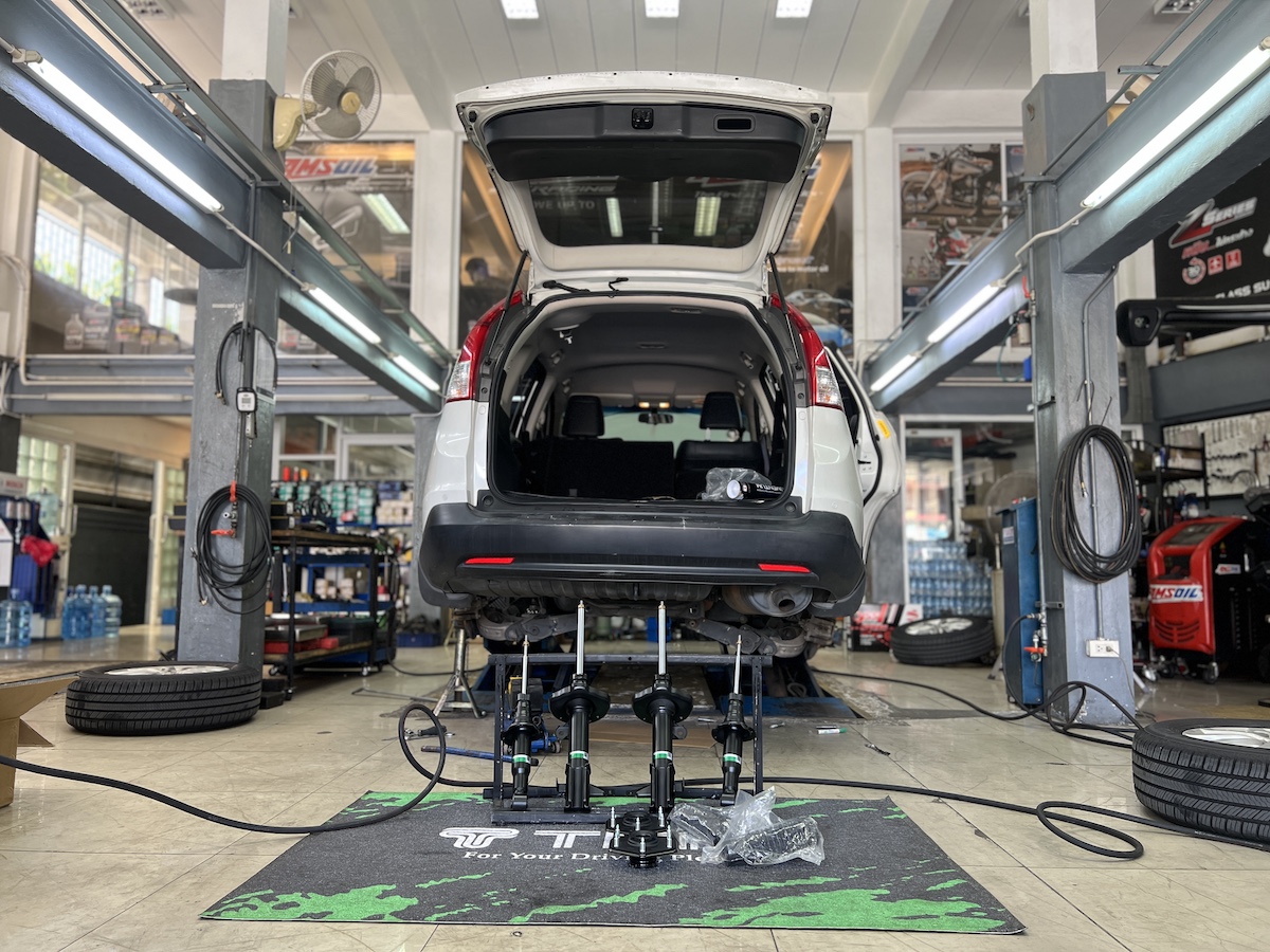 Honda CRV Gen4 | โช้คอัพ Tein EnduraPro Basic | คืนความหนึบแน่น มั่นใจทุกโค้ง - ยางเจริญรุ่งเรือง นนทบุรี Honda CRV Gen4 คันนี้...อัปเกรดความหนึบ คืนความมั่นใจ! ใครใช้ Honda CRV Gen4 แล้วรู้สึกว่าช่วงล่างเริ่มยวบยาบ โยนตัวมาก หรือไม่มั่นใจเมื่อเข้าโค้ง... ถึงเวลาเปลี่ยนโช้คอัพใหม่ เพื่อการขับขี่ที่มั่นใจและสบายกว่าที่เคย! เราขอแนะนำชุดอัปเกรดโช้คอัพที่ครบจบในชุดเดียว! ติดตั้งโช้คอัพ Tein EnduraPro Basic พร้อมอะไหล่ส่วนควบใหม่ครบชุด สิ่งที่จะได้รับหลังจากติดตั้ง: ฟีลลิ่งหนึบแน่นสไตล์ญี่ปุ่น: โช้คอัพ Tein EnduraPro Basic ให้ความหนึบแน่นที่เหนือกว่าโช้คเดิม แต่ยังคงความนุ่มนวลไว้ เทคโนโลยี H.B.S.: ช่วยดูดซับแรงกระแทกในจังหวะยุบตัวสุด ลดอาการกระดอนเมื่อเจอหลุมหรือคอสะพาน คุณภาพมาตรฐาน OEM: ผลิตจากวัสดุคุณภาพสูง ทนทาน และติดตั้งแทนของเดิมได้ทันที ไม่ต้องดัดแปลง ความมั่นคงที่เพิ่มขึ้น: รถทรงตัวได้นิ่งขึ้น เข้าโค้งมั่นใจ ลดอาการโคลงเคลงของรถ SUV เหมาะสำหรับใคร? เจ้าของ CRV Gen4 ที่ต้องการความหนึบและมั่นคงในการขับขี่ประจำวัน ผู้ที่ต้องการอัปเกรดความทนทานและความปลอดภัยของช่วงล่าง โดยไม่ต้องการโหลดเตี้ย สำหรับเจ้าของ CRV ที่อยากได้ฟีลลิ่งขับขี่ที่มั่นใจกว่าเดิม Tein EnduraPro Basic คือคำตอบ! สอบถามข้อมูลเพิ่มเติม หรือนัดหมายเข้ารับบริการ ️ : 08-6569-1915 ️ : 08-6544-5963 Line id : @88rw Location : https://goo.gl/maps/HrNUAZXPN94KvxZ98 Facebook : https://www.facebook.com/88rwtire #Honda #CRV #CRVGen4 #Tein #EnduraPro #โช้คอัพ #ช่วงล่าง #ยางเจริญรุ่งเรือง #นนทบุรี #งามวงศ์วาน #ตั้งศูนย์ #อะไหล่ช่วงล่าง Honda CRV Gen4 | โช้คอัพ Tein EnduraPro Basic | คืนความหนึบแน่น มั่นใจทุกโค้ง - ยางเจริญรุ่งเรือง นนทบุรี Honda CRV Gen4 คันนี้...อัปเกรดความหนึบ คืนความมั่นใจ! ใครใช้ Honda CRV Gen4 แล้วรู้สึกว่าช่วงล่างเริ่มยวบยาบ โยนตัวมาก หรือไม่มั่นใจเมื่อเข้าโค้ง... ถึงเวลาเปลี่ยนโช้คอัพใหม่ เพื่อการขับขี่ที่มั่นใจและสบายกว่าที่เคย! เราขอแนะนำชุดอัปเกรดโช้คอัพที่ครบจบในชุดเดียว! ติดตั้งโช้คอัพ Tein EnduraPro Basic พร้อมอะไหล่ส่วนควบใหม่ครบชุด สิ่งที่จะได้รับหลังจากติดตั้ง: ฟีลลิ่งหนึบแน่นสไตล์ญี่ปุ่น: โช้คอัพ Tein EnduraPro Basic ให้ความหนึบแน่นที่เหนือกว่าโช้คเดิม แต่ยังคงความนุ่มนวลไว้ เทคโนโลยี H.B.S.: ช่วยดูดซับแรงกระแทกในจังหวะยุบตัวสุด ลดอาการกระดอนเมื่อเจอหลุมหรือคอสะพาน คุณภาพมาตรฐาน OEM: ผลิตจากวัสดุคุณภาพสูง ทนทาน และติดตั้งแทนของเดิมได้ทันที ไม่ต้องดัดแปลง ความมั่นคงที่เพิ่มขึ้น: รถทรงตัวได้นิ่งขึ้น เข้าโค้งมั่นใจ ลดอาการโคลงเคลงของรถ SUV เหมาะสำหรับใคร? เจ้าของ CRV Gen4 ที่ต้องการความหนึบและมั่นคงในการขับขี่ประจำวัน ผู้ที่ต้องการอัปเกรดความทนทานและความปลอดภัยของช่วงล่าง โดยไม่ต้องการโหลดเตี้ย สำหรับเจ้าของ CRV ที่อยากได้ฟีลลิ่งขับขี่ที่มั่นใจกว่าเดิม Tein EnduraPro Basic คือคำตอบ! สอบถามข้อมูลเพิ่มเติม หรือนัดหมายเข้ารับบริการ ️ : 08-6569-1915 ️ : 08-6544-5963 Line id : @88rw Location : https://goo.gl/maps/HrNUAZXPN94KvxZ98 Facebook : https://www.facebook.com/88rwtire #Honda #CRV #CRVGen4 #Tein #EnduraPro #โช้คอัพ #ช่วงล่าง #ยางเจริญรุ่งเรือง #นนทบุรี #งามวงศ์วาน #ตั้งศูนย์ #อะไหล่ช่วงล่าง