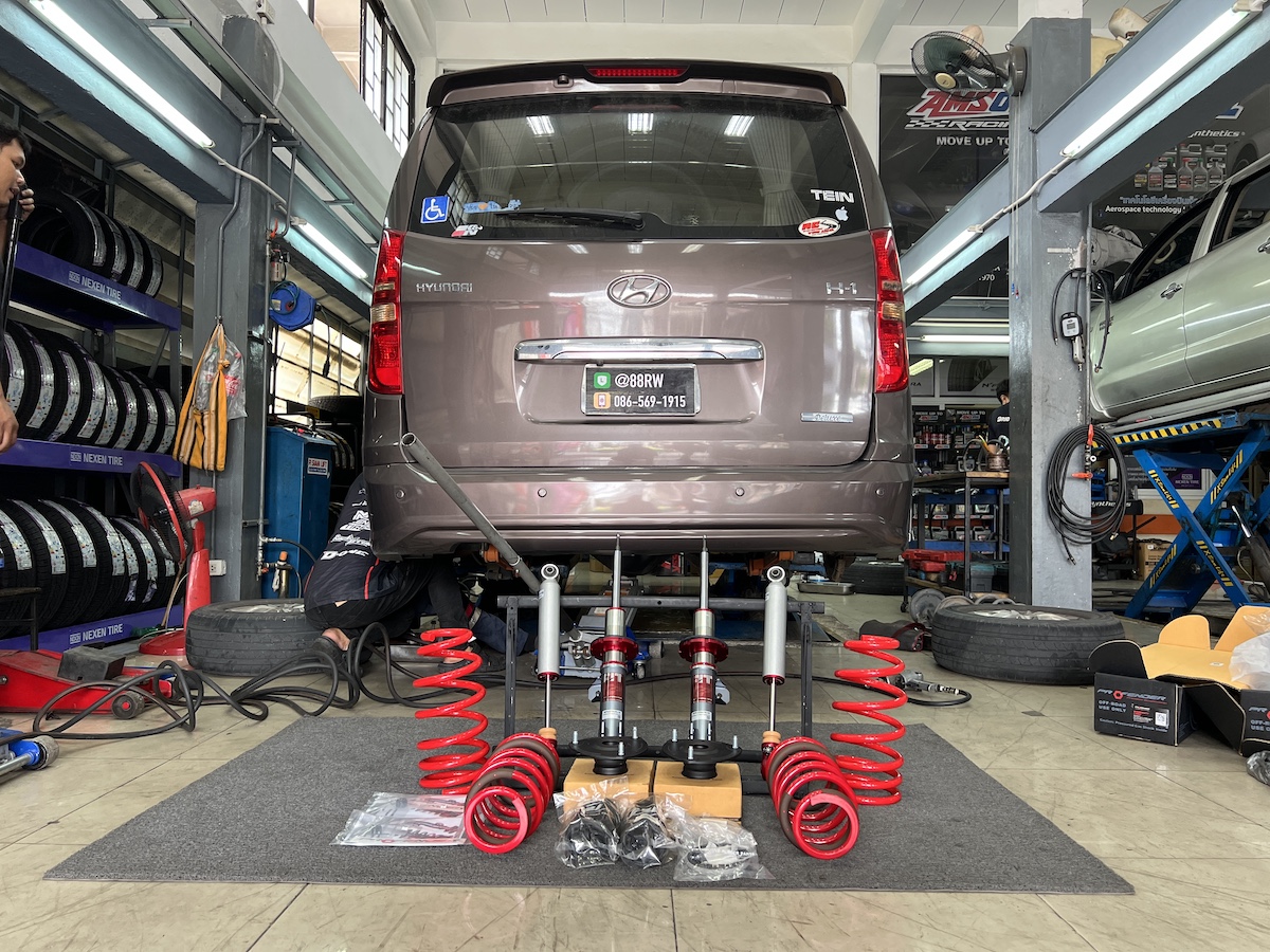 “นุ่ม หนึบ มั่นใจ ทุกเส้นทาง” เจ้าของรถตู้ Hyundai H-1 หลายคนเจอปัญหา  รถโคลงเวลาเข้าโค้ง / นั่งแล้วโยน / ผู้โดยสารเวียนหัว โดยเฉพาะเวลาขับทางไกลหรือบรรทุกคนเต็มคัน วันนี้เราแก้ปัญหาด้วยการติดตั้ง โช้คอัพ Profender รุ่น Fitz Series   จุดเด่น Profender Fitz Series สำหรับ H-1 + ปรับความนุ่มหนึบได้ 16 ระดับ → เลือกฟีลลิ่งได้ตามต้องการ + กระบอกใหญ่ 52 mm. + ลูกสูบ 46 mm. → รองรับรถตู้ที่น้ำหนักมากได้สบาย + ฟีลลิ่ง นุ่มนวลกว่าเดิม ห้องโดยสารนิ่ง ผู้โดยสารไม่เวียนหัว + เข้าโค้งมั่นใจ ช่วงล่างหนึบ ไม่ย้วยแม้ขับเร็ว + เปิดซ่อม/บำรุงรักษาได้ยาวนาน คุ้มค่าในระยะยาว  เหมาะสำหรับ ผู้ใช้รถ Hyundai H-1 ที่เน้นนั่งสบายสำหรับครอบครัว รถตู้วิ่งงาน รับ–ส่งลูกค้า ที่ต้องการความมั่นใจและนุ่มนวลไปพร้อมกัน สอบถามข้อมูลเพิ่มเติม หรือนัดหมายเข้ารับบริการ ️ : 08-6569-1915 ️ : 08-6544-5963 Line id : @88rw Facebook : https://www.facebook.com/88rwtire Location : https://goo.gl/maps/HrNUAZXPN94KvxZ98 #profenderfitz #ยางรถยนต์นนทบุรี #ช่วงล่างรถยนต์ #โช้คอัพรถยนต์