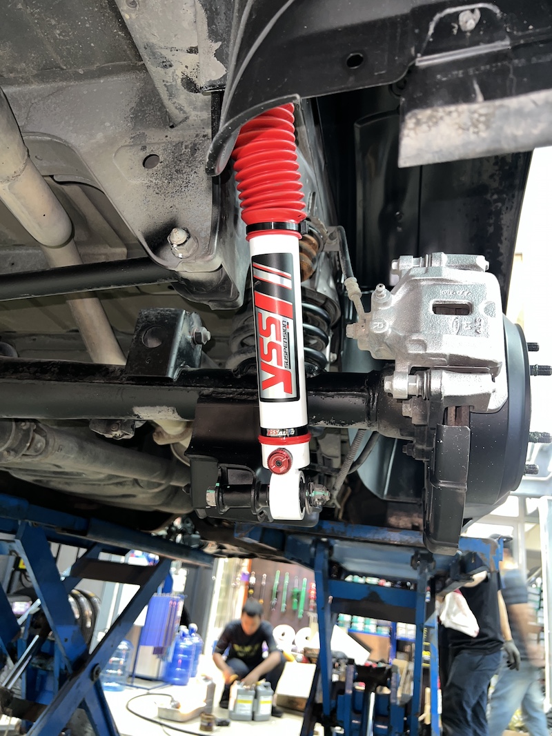 Hyundai H1 เข้ารับบริการอัพเกรดช่วงล่าง ใช้งานประจำวัน ลดอาการย้วยส่าย คู่หน้า Monroe OE Spectrum: เน้นความ นุ่มนวล สบายสไตล์รถยุโรป ลดแรงสั่นสะเทือนในห้องโดยสาร คู่หลัง YSS DTG Plus (ปรับ 7 ระดับ): โช้คอัพหลังปรับได้ 7 ระดับ เพิ่มความ หนึบแน่น และมั่นคงเมื่อบรรทุกผู้โดยสาร ลูกหมากชุดใหญ่ (ตอง 5 ญี่ปุ่นแท้): เปลี่ยนทั้ง ลูกหมากคันชัก, ลูกหมากกันโคลง และลูกหมากแร็ค เพื่อคืนความแม่นยำในการควบคุม และความทนทาน ปีกนกล่างตรงรุ่น: เปลี่ยนใหม่เพื่อความแข็งแรงของช่วงล่างด้านหน้า สิ่งที่จะได้รับหลังจากติดตั้ง: ความนิ่งและสบาย: รถโคลงเคลงน้อยลง ผู้โดยสารแถวหลังนั่งสบายยิ่งขึ้น ควบคุมแม่นยำ: พวงมาลัยตอบสนองดีขึ้น หายขาดจากอาการหลวมหรือโยน อะไหล่คุณภาพพรีเมียม: มั่นใจในคุณภาพของแบรนด์ Monroe, YSS และ Sankei 555 จบครบในที่เดียว: ติดตั้ง Setup และตั้งศูนย์โดยทีมช่างผู้เชี่ยวชาญ เหมาะสำหรับใคร? เจ้าของ H1 ที่เน้นความสบายของผู้โดยสารเป็นหลัก ผู้ที่ต้องการฟื้นฟูช่วงล่างให้กลับมาสมบูรณ์และมั่นใจในการเดินทางไกล ยกระดับรถตู้ของคุณให้ขับขี่ปลอดภัยและสบายที่สุด! นัดหมายเข้ารับบริการได้เลยครับ สอบถามข้อมูลเพิ่มเติม หรือนัดหมายเข้ารับบริการ ️ : 08-6569-1915 ️ : 08-6544-5963 Line id : @88rw Location : https://goo.gl/maps/HrNUAZXPN94KvxZ98 Facebook : https://www.facebook.com/88rwtire #Hyundai #H1 #รถตู้ #Monroe #YSS #DTGPlus #ลูกหมาก #555 #ช่วงล่าง #ยางเจริญรุ่งเรือง #นนทบุรี #งามวงศ์วาน Hyundai H1 เข้ารับบริการอัพเกรดช่วงล่าง ใช้งานประจำวัน ลดอาการย้วยส่าย คู่หน้า Monroe OE Spectrum: เน้นความ นุ่มนวล สบายสไตล์รถยุโรป ลดแรงสั่นสะเทือนในห้องโดยสาร คู่หลัง YSS DTG Plus (ปรับ 7 ระดับ): โช้คอัพหลังปรับได้ 7 ระดับ เพิ่มความ หนึบแน่น และมั่นคงเมื่อบรรทุกผู้โดยสาร ลูกหมากชุดใหญ่ (ตอง 5 ญี่ปุ่นแท้): เปลี่ยนทั้ง ลูกหมากคันชัก, ลูกหมากกันโคลง และลูกหมากแร็ค เพื่อคืนความแม่นยำในการควบคุม และความทนทาน ปีกนกล่างตรงรุ่น: เปลี่ยนใหม่เพื่อความแข็งแรงของช่วงล่างด้านหน้า สิ่งที่จะได้รับหลังจากติดตั้ง: ความนิ่งและสบาย: รถโคลงเคลงน้อยลง ผู้โดยสารแถวหลังนั่งสบายยิ่งขึ้น ควบคุมแม่นยำ: พวงมาลัยตอบสนองดีขึ้น หายขาดจากอาการหลวมหรือโยน อะไหล่คุณภาพพรีเมียม: มั่นใจในคุณภาพของแบรนด์ Monroe, YSS และ Sankei 555 จบครบในที่เดียว: ติดตั้ง Setup และตั้งศูนย์โดยทีมช่างผู้เชี่ยวชาญ เหมาะสำหรับใคร? เจ้าของ H1 ที่เน้นความสบายของผู้โดยสารเป็นหลัก ผู้ที่ต้องการฟื้นฟูช่วงล่างให้กลับมาสมบูรณ์และมั่นใจในการเดินทางไกล ยกระดับรถตู้ของคุณให้ขับขี่ปลอดภัยและสบายที่สุด! นัดหมายเข้ารับบริการได้เลยครับ สอบถามข้อมูลเพิ่มเติม หรือนัดหมายเข้ารับบริการ ️ : 08-6569-1915 ️ : 08-6544-5963 Line id : @88rw Location : https://goo.gl/maps/HrNUAZXPN94KvxZ98 Facebook : https://www.facebook.com/88rwtire #Hyundai #H1 #รถตู้ #Monroe #YSS #DTGPlus #ลูกหมาก #555 #ช่วงล่าง #ยางเจริญรุ่งเรือง #นนทบุรี #งามวงศ์วาน