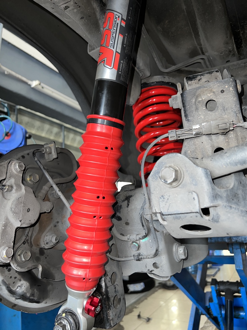 Toyota Fortuner 2018 | โช้คอัพ YSS Z-Series + สปริง Performance | นิ่ง นุ่ม หนึบ 25 ระดับ - ยางเจริญรุ่งเรือง ติดตั้งชุดโช้คอัพ YSS Z-Series Full Set พร้อมสปริง YSS Performance สิ่งที่จะได้รับหลังจากติดตั้ง: นิ่ง นุ่ม หนึบ สมบูรณ์แบบ: โช้คอัพ Monotube ตัวท็อป พร้อมเทคโนโลยี VVSC ให้การเกาะถนนดีเยี่ยม ไม่โคลงเคลง ปรับได้ 25 ระดับ (Rebound): ปรับจูนได้อย่างละเอียดตามสไตล์การขับขี่ ทั้งในเมืองและเดินทางไกล สมดุลที่ลงตัว: สปริง YSS Performance ออกแบบมาเพื่อ บาลานซ์น้ำหนักรถ และทำงานร่วมกับ Z-Series ได้เต็มประสิทธิภาพ วัสดุเกรดอากาศยาน: แข็งแรงทนทานเป็นพิเศษ ทำให้สมรรถนะคงที่แม้ใช้งานหนักต่อเนื่อง เหมาะสำหรับใคร? เจ้าของ Fortuner ที่ต้องการ Performance สูงสุดในการขับขี่ ผู้ที่ต้องการ ความละเอียดในการปรับจูน ช่วงล่างเพื่อให้ลงตัวกับสไตล์ของตัวเอง ยกระดับรถคุณให้เหนือกว่าใคร! นัดหมายเข้ารับบริการได้เลยครับ สอบถามข้อมูลเพิ่มเติม หรือนัดหมายเข้ารับบริการ ️ : 08-6569-1915 ️ : 08-6544-5963 Line id : @88rw Location : https://goo.gl/maps/HrNUAZXPN94KvxZ98 Facebook : https://www.facebook.com/88rwtire #Toyota #Fortuner #Fortuner2018 #YSS #ZSeries #YSSSuspension #โช้คอัพ #ช่วงล่าง #ยางเจริญรุ่งเรือง #นนทบุรี #งามวงศ์วาน #ตั้งศูนย์ #อะไหล่ช่วงล่าง Toyota Fortuner 2018 | โช้คอัพ YSS Z-Series + สปริง Performance | นิ่ง นุ่ม หนึบ 25 ระดับ - ยางเจริญรุ่งเรือง ติดตั้งชุดโช้คอัพ YSS Z-Series Full Set พร้อมสปริง YSS Performance สิ่งที่จะได้รับหลังจากติดตั้ง: นิ่ง นุ่ม หนึบ สมบูรณ์แบบ: โช้คอัพ Monotube ตัวท็อป พร้อมเทคโนโลยี VVSC ให้การเกาะถนนดีเยี่ยม ไม่โคลงเคลง ปรับได้ 25 ระดับ (Rebound): ปรับจูนได้อย่างละเอียดตามสไตล์การขับขี่ ทั้งในเมืองและเดินทางไกล สมดุลที่ลงตัว: สปริง YSS Performance ออกแบบมาเพื่อ บาลานซ์น้ำหนักรถ และทำงานร่วมกับ Z-Series ได้เต็มประสิทธิภาพ วัสดุเกรดอากาศยาน: แข็งแรงทนทานเป็นพิเศษ ทำให้สมรรถนะคงที่แม้ใช้งานหนักต่อเนื่อง เหมาะสำหรับใคร? เจ้าของ Fortuner ที่ต้องการ Performance สูงสุดในการขับขี่ ผู้ที่ต้องการ ความละเอียดในการปรับจูน ช่วงล่างเพื่อให้ลงตัวกับสไตล์ของตัวเอง ยกระดับรถคุณให้เหนือกว่าใคร! นัดหมายเข้ารับบริการได้เลยครับ สอบถามข้อมูลเพิ่มเติม หรือนัดหมายเข้ารับบริการ ️ : 08-6569-1915 ️ : 08-6544-5963 Line id : @88rw Location : https://goo.gl/maps/HrNUAZXPN94KvxZ98 Facebook : https://www.facebook.com/88rwtire #Toyota #Fortuner #Fortuner2018 #YSS #ZSeries #YSSSuspension #โช้คอัพ #ช่วงล่าง #ยางเจริญรุ่งเรือง #นนทบุรี #งามวงศ์วาน #ตั้งศูนย์ #อะไหล่ช่วงล่าง