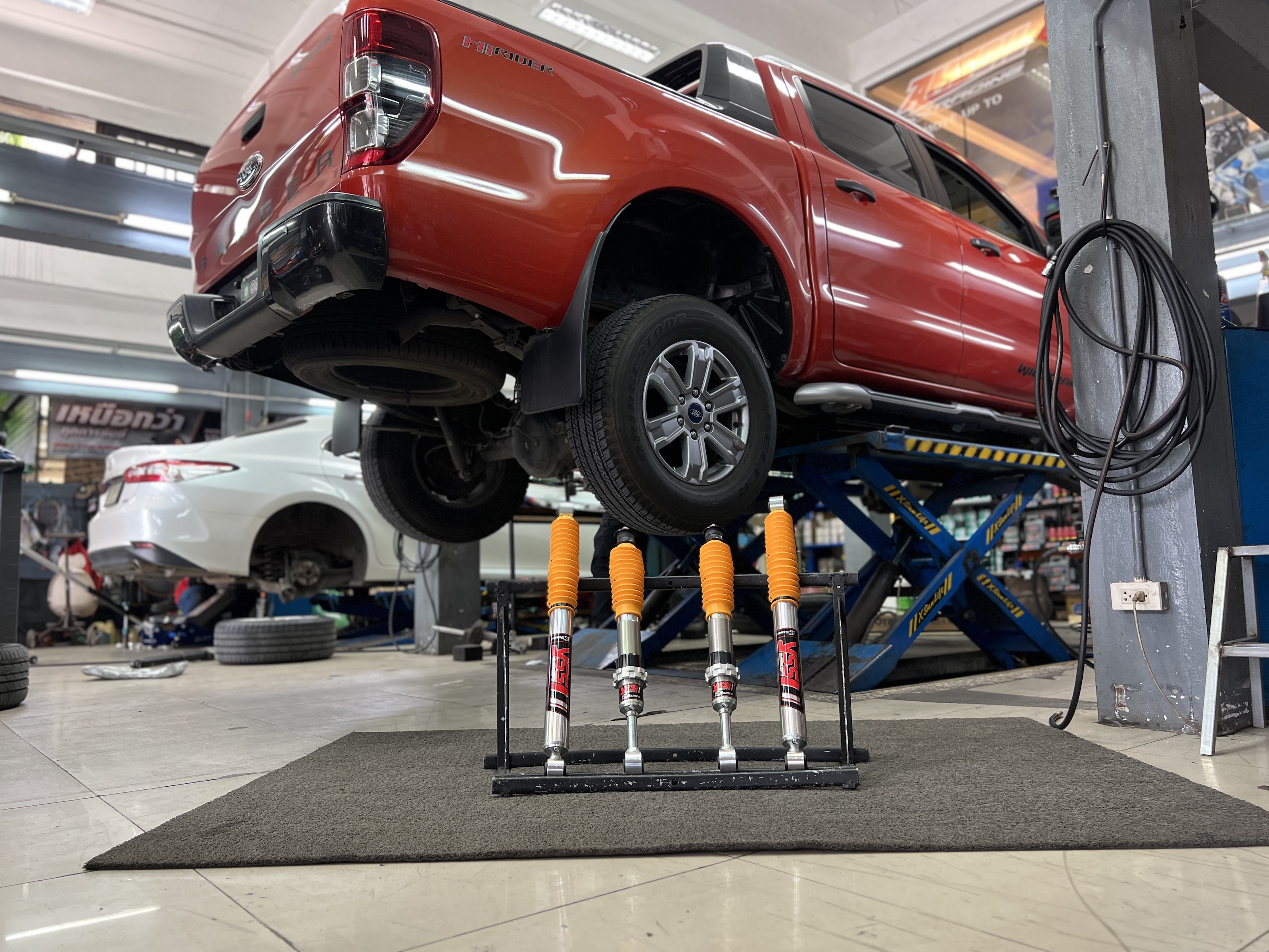 ติดตั้งโช้คอัพ YSS E-Series สำหรับ Ford Ranger T6 ที่ร้านยางเจริญรุ่งเรือง นนทบุรี เปลี่ยนโช้คใช้งานแทนชุดเดิม เทคโนโลยี VVSC เหมาะขับในเมือง พร้อมตั้งศูนย์ Hunter 3D ติดตั้งโช้คอัพ YSS E-Series สำหรับ Ford Ranger T6 ที่ร้านยางเจริญรุ่งเรือง นนทบุรี เปลี่ยนโช้คใช้งานแทนชุดเดิม เทคโนโลยี VVSC เหมาะขับในเมือง พร้อมตั้งศูนย์ Hunter 3D