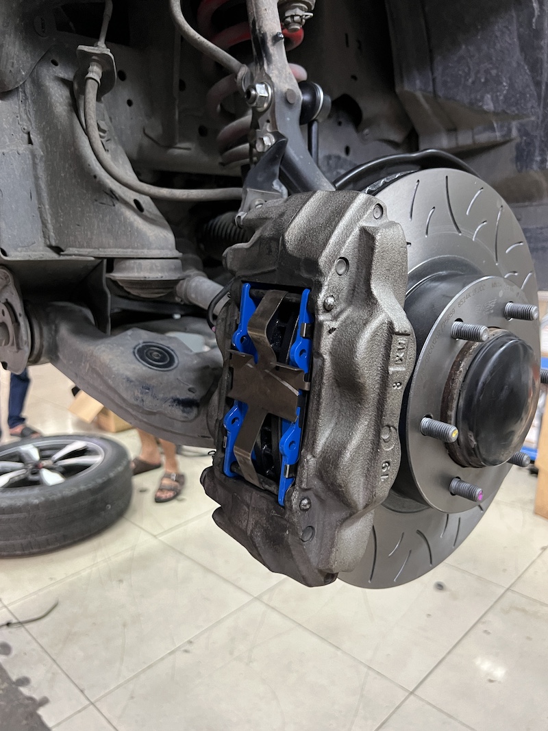 อัปเกรดเบรก Toyota Fortuner 2018 ให้มั่นใจยิ่งขึ้นด้วย ผ้าเบรก + จานเบรก Racetech ทั้งแรง ทั้งปลอดภัย ในชุดเดียว   ราคาโปรโมชั่นพิเศษเพียง 9,900.- (รวมค่าติดตั้งครบจบ ไม่มีบวกเพิ่ม)  จุดเด่น Racetech + ผ้าเบรกทนความร้อนได้สูงสุด 650°C + จานเบรกวัสดุคุณภาพ ระบายความร้อนได้ดี + เบรกสั้น มั่นใจ ควบคุมได้ดั่งใจ + ปลอดภัยทั้งในเมืองและเดินทางไกล  โปรโมชั่นนี้มีจำนวนจำกัด ️  จองคิวติดตั้งได้เลยวันนี้ เพื่อความมั่นใจในทุกการขับขี่ สอบถามข้อมูลเพิ่มเติม หรือนัดหมายเข้ารับบริการ ️ : 08-6569-1915 ️ : 08-6544-5963 Line id : @88rw Facebook : https://www.facebook.com/88rwtire Location : https://goo.gl/maps/HrNUAZXPN94KvxZ98 #ToyotaFortuner  #Racetech  #ผ้าเบรกRacetech  #จานเบรกRacetech