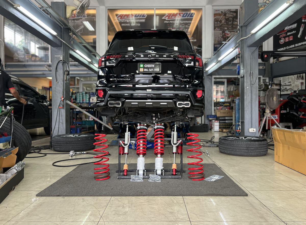 Ford Everest NextGen 4WD คันนี้...อัปเกรดสู่ความสบายระดับราชินี! เจ้าของ Everest NextGen 4WD ที่อยากให้รถ นุ่มนวลสูงสุด ขับสบายทั้งครอบครัว แต่ยังคงความหนึบแน่นในการขับทางไกล... ติดตั้งโช้คอัพ Profender Queen Series หลัง Piggyback พร้อมชุดสปริง Profender สิ่งที่จะได้รับหลังจากติดตั้ง: นุ่มนวลเหนือระดับ: โช้คอัพ Queen Series เน้นการซับแรงกระแทกเป็นพิเศษ ทำให้ผู้โดยสารสัมผัสความสบายสูงสุด ระบายความร้อนยอดเยี่ยม: โช้คอัพหลังแบบ Piggyback (มีซับแทงก์แยก) ช่วยระบายความร้อนได้ดี ทำให้สมรรถนะคงที่แม้ใช้งานหนัก ปรับความหนึบได้ละเอียด: สามารถปรับความนุ่ม-หนึบได้ตามใจชอบ เพื่อหาฟีลลิ่งที่ลงตัวที่สุดสำหรับคุณ สมดุลสมบูรณ์แบบ: ชุดสปริง Profender ที่ถูกออกแบบมาให้ทำงานร่วมกับ Queen Series อย่างลงตัว เหมาะสำหรับใคร? เจ้าของ Everest NextGen ที่เน้นความสบายของ รถครอบครัว เป็นหลัก ผู้ที่ต้องการความยืดหยุ่นในการปรับจูนโช้คอัพให้เข้ากับทุกสภาพถนน ยกระดับรถ SUV ของคุณให้เหนือกว่าใคร ด้วยบริการติดตั้งชุดใหญ่จาก #ยางเจริญรุ่งเรือง สอบถามข้อมูลเพิ่มเติม หรือนัดหมายเข้ารับบริการ ️ : 08-6569-1915 ️ : 08-6544-5963 Line id : @88rw Location : https://goo.gl/maps/HrNUAZXPN94KvxZ98 Facebook : https://www.facebook.com/88rwtire #Ford #Everest #NextGen #Profender #QueenSeries #โช้คอัพ #ช่วงล่าง #ยางเจริญรุ่งเรือง #นนทบุรี #งามวงศ์วาน Ford Everest NextGen 4WD คันนี้...อัปเกรดสู่ความสบายระดับราชินี! เจ้าของ Everest NextGen 4WD ที่อยากให้รถ นุ่มนวลสูงสุด ขับสบายทั้งครอบครัว แต่ยังคงความหนึบแน่นในการขับทางไกล... ติดตั้งโช้คอัพ Profender Queen Series หลัง Piggyback พร้อมชุดสปริง Profender สิ่งที่จะได้รับหลังจากติดตั้ง: นุ่มนวลเหนือระดับ: โช้คอัพ Queen Series เน้นการซับแรงกระแทกเป็นพิเศษ ทำให้ผู้โดยสารสัมผัสความสบายสูงสุด ระบายความร้อนยอดเยี่ยม: โช้คอัพหลังแบบ Piggyback (มีซับแทงก์แยก) ช่วยระบายความร้อนได้ดี ทำให้สมรรถนะคงที่แม้ใช้งานหนัก ปรับความหนึบได้ละเอียด: สามารถปรับความนุ่ม-หนึบได้ตามใจชอบ เพื่อหาฟีลลิ่งที่ลงตัวที่สุดสำหรับคุณ สมดุลสมบูรณ์แบบ: ชุดสปริง Profender ที่ถูกออกแบบมาให้ทำงานร่วมกับ Queen Series อย่างลงตัว เหมาะสำหรับใคร? เจ้าของ Everest NextGen ที่เน้นความสบายของ รถครอบครัว เป็นหลัก ผู้ที่ต้องการความยืดหยุ่นในการปรับจูนโช้คอัพให้เข้ากับทุกสภาพถนน ยกระดับรถ SUV ของคุณให้เหนือกว่าใคร ด้วยบริการติดตั้งชุดใหญ่จาก #ยางเจริญรุ่งเรือง สอบถามข้อมูลเพิ่มเติม หรือนัดหมายเข้ารับบริการ ️ : 08-6569-1915 ️ : 08-6544-5963 Line id : @88rw Location : https://goo.gl/maps/HrNUAZXPN94KvxZ98 Facebook : https://www.facebook.com/88rwtire #Ford #Everest #NextGen #Profender #QueenSeries #โช้คอัพ #ช่วงล่าง #ยางเจริญรุ่งเรือง #นนทบุรี #งามวงศ์วาน