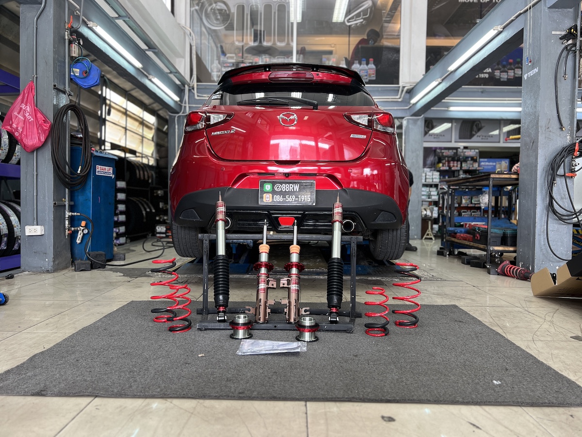  Mazda 2 Skyactiv x Profender Drift Series “หนึบกำลังดี นุ่มกำลังใช่ ขับทุกวันสบาย ไม่จุก ไม่จั๊ม” ลูกค้า Mazda 2 Skyactiv เลือกอัปเกรดช่วงล่างใหม่ด้วย Profender Drift Series + ปรับได้ 16 ระดับ ทั้งหน้า–หลัง + จัดทรงเล็กน้อย ไม่โหลดมาก แต่ได้ฟีลลิ่งที่ลงตัว + เหมาะสำหรับใช้งานประจำวัน ขับในเมืองก็สบาย วิ่งทางไกลก็มั่นใจ + จุดเด่นหลังติดตั้ง นุ่มนวล ไม่เด้ง ไม่โดด เข้าโค้งมั่นใจ รถเกาะถนนดีขึ้น ไม่แข็งกระด้างจนรบกวนผู้โดยสาร ได้สมดุลระหว่าง “ความสบาย” และ “ความหนึบ”  เหมาะสำหรับคนใช้รถทุกวัน ที่อยากได้ฟีลลิ่งแน่นขึ้นกว่าโช้คเดิม แต่ยังคงความสบาย ไม่ทำให้ชีวิตประจำวันลำบาก สอบถามข้อมูลเพิ่มเติม หรือนัดหมายเข้ารับบริการ ️ : 08-6569-1915 ️ : 08-6544-5963 Line id : @88rw Facebook : https://www.facebook.com/88rwtire Location : https://goo.gl/maps/HrNUAZXPN94KvxZ98 #Mazda2skyactive #Profender #ยางรถยนต์นนทบุรี #ช่วงล่างรถยนต์ #โช้คอัพรถยนต์